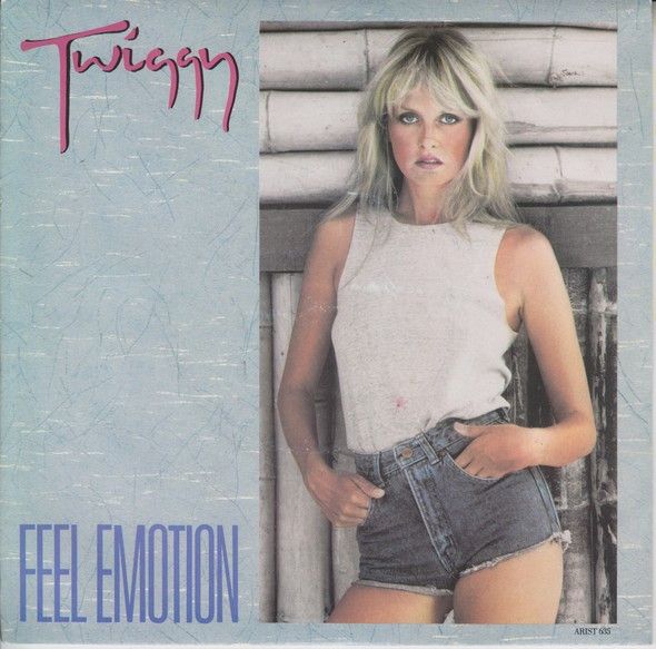 ・アーティスト Twiggy ・タイトル Feel Emotion ・レーベル・型番 Arista ARIST635 ・フォーマット 7インチレコード ・コンディション(盤) 良い (VG+) ・コンディション(ジャケット) 良い (VG+) ・コンディション(帯) オビなし ・特記事項 サンプル画像です。実際の商品の画像ではありません 商品写真はバーコード/カタログ番号に対応したサンプル画像ですので、お送りする商品の画像ではありません。帯やライナーなどの付属品は、特記事項に記載されている場合のみ含まれます。プロモやカラーレコードなどの仕様についても、該当する場合のみ特記事項に記載しています。 【ご購入前に必ずご確認ください】 ・本店サイト(www.recordcity.jp)とは価格、送料が違います ・本店サイト、その他支店のオーダーとは同梱発送できません ・注文確定後に別の注文を頂いた場合、注文同士の同梱は致しかねます。 ・別倉庫から発送しているため、店頭受け渡しは対応しておりません ・一部商品は他の通販サイトでも販売しているため、ご注文のタイミングによっては商品のご用意ができない場合がございます。 ・土日祝日はお休みです 金曜・祝前日9時以降のご連絡またはご入金は、返答または発送が週明け・祝日明けに順次対応となります。 ・ご購入後のキャンセル不可 ご購入後のキャンセルはいかなる理由においてもお受けできません。ご了承の上、ご購入くださいませ。 ・日本郵便(ゆうパック/ゆうメール)によるお届けになります。 ・中古品であることをご理解ください 当ストアでは中古商品を主に販売しております。中古品であることをご理解の上ご購入ください。また、一部商品はRecordCityオンラインストアで試聴可能です。 ・返品について お客様のご都合による返品は一切承っておりません。 表記の内容と実際の商品に相違がある場合、また針飛び等で返品・返金をご希望される場合は、商品の到着後1週間以内にご連絡ください。商品の返送をこちらで確認後、キャンセル・返金を行います。 コンディションVG以下の商品は返品できません。プレイに影響のない表面のこすれ傷、プレス起因のノイズ盤は返品の対象外です。 【コンディション表記】 ・ほぼ新品(M-)(Like New) 完全な新品。未使用。当店ではほぼ使用しません ・非常に良い(EX)(Excellent) 中古盤として美品な状態。わずかな経年を感じるものの傷みを感じさせない、当店基準で最高の状態 ・良い(VG+)(Very Good Plus) 丁寧に扱われた中古品で、軽い使用感がみられる。 ・可(VG)(Acceptable) 使い込まれた中古品で、「良い」よりもさらに使用感がみられる。 ・悪い(VG-)(Bad) 状態が悪いアイテム。使用の保障はなく、再生不可、針飛び、目立つノイズがあるかもしれない。状態によるクレーム不可。返品不可。 ・非常に悪い(G)(Very Bad) 「悪い」よりさらに状態が悪いアイテム。使用の保障はなく、再生不可、針飛び、目立つノイズがあるかもしれない。状態によるクレーム不可。返品不可。 ・ジャンク(Fair)(Junk/Fair) 割れている、反っている、水ダメージがある、カビ、ジャケットが分離している、ひどい書き込み、ひどい擦れなど最低の状態。使用の保障はなく、再生不可、針飛び、目立つノイズがあるかもしれない。状態によるクレーム不可。返品不可。 ・ジャンク(Poor)(Junk/Poor) 割れている、反っている、水ダメージがある、カビ、ジャケットが分離している、ひどい書き込み、ひどい擦れなど最低の状態。使用の保障はなく、再生不可、針飛び、目立つノイズがあるかもしれない。状態によるクレーム不可。返品不可。