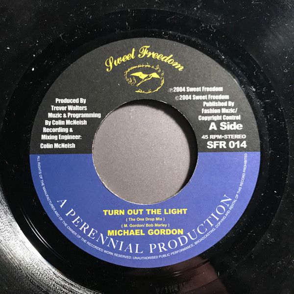 ・アーティスト Michael Gordon ・タイトル Turn Out The Light ・レーベル・型番 Sweet Freedom Records SFR014 ・フォーマット 7インチレコード ・コンディション(盤) 良い (VG+) ・コンディション(ジャケット) プレインカバー（元ジャケット／カバー無し） ・コンディション(帯) オビなし ・特記事項 【レーベルに書き込み】 サンプル画像です。実際の商品の画像ではありません 商品写真はバーコード/カタログ番号に対応したサンプル画像ですので、お送りする商品の画像ではありません。帯やライナーなどの付属品は、特記事項に記載されている場合のみ含まれます。プロモやカラーレコードなどの仕様についても、該当する場合のみ特記事項に記載しています。 【ご購入前に必ずご確認ください】 ・本店サイト(www.recordcity.jp)とは価格、送料が違います ・本店サイト、その他支店のオーダーとは同梱発送できません ・注文確定後に別の注文を頂いた場合、注文同士の同梱は致しかねます。 ・別倉庫から発送しているため、店頭受け渡しは対応しておりません ・一部商品は他の通販サイトでも販売しているため、ご注文のタイミングによっては商品のご用意ができない場合がございます。 ・土日祝日はお休みです 金曜・祝前日9時以降のご連絡またはご入金は、返答または発送が週明け・祝日明けに順次対応となります。 ・ご購入後のキャンセル不可 ご購入後のキャンセルはいかなる理由においてもお受けできません。ご了承の上、ご購入くださいませ。 ・日本郵便(ゆうパック/ゆうメール)によるお届けになります。 ・中古品であることをご理解ください 当ストアでは中古商品を主に販売しております。中古品であることをご理解の上ご購入ください。また、一部商品はRecordCityオンラインストアで試聴可能です。 ・返品について お客様のご都合による返品は一切承っておりません。 表記の内容と実際の商品に相違がある場合、また針飛び等で返品・返金をご希望される場合は、商品の到着後1週間以内にご連絡ください。商品の返送をこちらで確認後、キャンセル・返金を行います。 コンディションVG以下の商品は返品できません。プレイに影響のない表面のこすれ傷、プレス起因のノイズ盤は返品の対象外です。 【コンディション表記】 ・ほぼ新品(M-)(Like New) 完全な新品。未使用。当店ではほぼ使用しません ・非常に良い(EX)(Excellent) 中古盤として美品な状態。わずかな経年を感じるものの傷みを感じさせない、当店基準で最高の状態 ・良い(VG+)(Very Good Plus) 丁寧に扱われた中古品で、軽い使用感がみられる。 ・可(VG)(Acceptable) 使い込まれた中古品で、「良い」よりもさらに使用感がみられる。 ・悪い(VG-)(Bad) 状態が悪いアイテム。使用の保障はなく、再生不可、針飛び、目立つノイズがあるかもしれない。状態によるクレーム不可。返品不可。 ・非常に悪い(G)(Very Bad) 「悪い」よりさらに状態が悪いアイテム。使用の保障はなく、再生不可、針飛び、目立つノイズがあるかもしれない。状態によるクレーム不可。返品不可。 ・ジャンク(Fair)(Junk/Fair) 割れている、反っている、水ダメージがある、カビ、ジャケットが分離している、ひどい書き込み、ひどい擦れなど最低の状態。使用の保障はなく、再生不可、針飛び、目立つノイズがあるかもしれない。状態によるクレーム不可。返品不可。 ・ジャンク(Poor)(Junk/Poor) 割れている、反っている、水ダメージがある、カビ、ジャケットが分離している、ひどい書き込み、ひどい擦れなど最低の状態。使用の保障はなく、再生不可、針飛び、目立つノイズがあるかもしれない。状態によるクレーム不可。返品不可。