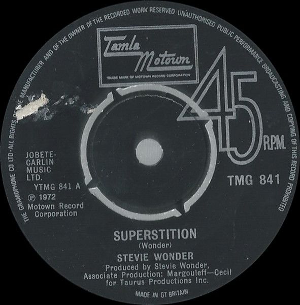 ・アーティスト Stevie Wonder ・タイトル Superstition ・レーベル・型番 Tamla Motown TMG841 ・フォーマット 7インチレコード ・コンディション(盤) 非常に良い(EX) ・コンディション(ジャケット) プレインカバー（元ジャケット／カバー無し） ・コンディション(帯) オビなし ・特記事項 【カバー折れ/しわ】【company sleeve】 サンプル画像です。実際の商品の画像ではありません 商品写真はバーコード/カタログ番号に対応したサンプル画像ですので、お送りする商品の画像ではありません。帯やライナーなどの付属品は、特記事項に記載されている場合のみ含まれます。プロモやカラーレコードなどの仕様についても、該当する場合のみ特記事項に記載しています。 【ご購入前に必ずご確認ください】 ・本店サイト(www.recordcity.jp)とは価格、送料が違います ・本店サイト、その他支店のオーダーとは同梱発送できません ・注文確定後に別の注文を頂いた場合、注文同士の同梱は致しかねます。 ・別倉庫から発送しているため、店頭受け渡しは対応しておりません ・一部商品は他の通販サイトでも販売しているため、ご注文のタイミングによっては商品のご用意ができない場合がございます。 ・土日祝日はお休みです 金曜・祝前日9時以降のご連絡またはご入金は、返答または発送が週明け・祝日明けに順次対応となります。 ・ご購入後のキャンセル不可 ご購入後のキャンセルはいかなる理由においてもお受けできません。ご了承の上、ご購入くださいませ。 ・日本郵便(ゆうパック/ゆうメール)によるお届けになります。 ・中古品であることをご理解ください 当ストアでは中古商品を主に販売しております。中古品であることをご理解の上ご購入ください。また、一部商品はRecordCityオンラインストアで試聴可能です。 ・返品について お客様のご都合による返品は一切承っておりません。 表記の内容と実際の商品に相違がある場合、また針飛び等で返品・返金をご希望される場合は、商品の到着後1週間以内にご連絡ください。商品の返送をこちらで確認後、キャンセル・返金を行います。 コンディションVG以下の商品は返品できません。プレイに影響のない表面のこすれ傷、プレス起因のノイズ盤は返品の対象外です。 【コンディション表記】 ・ほぼ新品(M-)(Like New) 完全な新品。未使用。当店ではほぼ使用しません ・非常に良い(EX)(Excellent) 中古盤として美品な状態。わずかな経年を感じるものの傷みを感じさせない、当店基準で最高の状態 ・良い(VG+)(Very Good Plus) 丁寧に扱われた中古品で、軽い使用感がみられる。 ・可(VG)(Acceptable) 使い込まれた中古品で、「良い」よりもさらに使用感がみられる。 ・悪い(VG-)(Bad) 状態が悪いアイテム。使用の保障はなく、再生不可、針飛び、目立つノイズがあるかもしれない。状態によるクレーム不可。返品不可。 ・非常に悪い(G)(Very Bad) 「悪い」よりさらに状態が悪いアイテム。使用の保障はなく、再生不可、針飛び、目立つノイズがあるかもしれない。状態によるクレーム不可。返品不可。 ・ジャンク(Fair)(Junk/Fair) 割れている、反っている、水ダメージがある、カビ、ジャケットが分離している、ひどい書き込み、ひどい擦れなど最低の状態。使用の保障はなく、再生不可、針飛び、目立つノイズがあるかもしれない。状態によるクレーム不可。返品不可。 ・ジャンク(Poor)(Junk/Poor) 割れている、反っている、水ダメージがある、カビ、ジャケットが分離している、ひどい書き込み、ひどい擦れなど最低の状態。使用の保障はなく、再生不可、針飛び、目立つノイズがあるかもしれない。状態によるクレーム不可。返品不可。