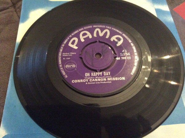 ・アーティスト Conroy Cannon Mission ・タイトル Oh Happy Day / Can't Get Along Without You ・レーベル・型番 Pama Records PM769 ・フォーマット 7インチレコード ・コンディション(盤) 良い (VG+) ・コンディション(ジャケット) ・コンディション(帯) オビなし ・特記事項 【盤に薄い跡】【EX-/SEW/SLD】 サンプル画像です。実際の商品の画像ではありません 商品写真はバーコード/カタログ番号に対応したサンプル画像ですので、お送りする商品の画像ではありません。帯やライナーなどの付属品は、特記事項に記載されている場合のみ含まれます。プロモやカラーレコードなどの仕様についても、該当する場合のみ特記事項に記載しています。 【ご購入前に必ずご確認ください】 ・本店サイト(www.recordcity.jp)とは価格、送料が違います ・本店サイト、その他支店のオーダーとは同梱発送できません ・注文確定後に別の注文を頂いた場合、注文同士の同梱は致しかねます。 ・別倉庫から発送しているため、店頭受け渡しは対応しておりません ・一部商品は他の通販サイトでも販売しているため、ご注文のタイミングによっては商品のご用意ができない場合がございます。 ・土日祝日はお休みです 金曜・祝前日9時以降のご連絡またはご入金は、返答または発送が週明け・祝日明けに順次対応となります。 ・ご購入後のキャンセル不可 ご購入後のキャンセルはいかなる理由においてもお受けできません。ご了承の上、ご購入くださいませ。 ・日本郵便(ゆうパック/ゆうメール)によるお届けになります。 ・中古品であることをご理解ください 当ストアでは中古商品を主に販売しております。中古品であることをご理解の上ご購入ください。また、一部商品はRecordCityオンラインストアで試聴可能です。 ・返品について お客様のご都合による返品は一切承っておりません。 表記の内容と実際の商品に相違がある場合、また針飛び等で返品・返金をご希望される場合は、商品の到着後1週間以内にご連絡ください。商品の返送をこちらで確認後、キャンセル・返金を行います。 コンディションVG以下の商品は返品できません。プレイに影響のない表面のこすれ傷、プレス起因のノイズ盤は返品の対象外です。 【コンディション表記】 ・ほぼ新品(M-)(Like New) 完全な新品。未使用。当店ではほぼ使用しません ・非常に良い(EX)(Excellent) 中古盤として美品な状態。わずかな経年を感じるものの傷みを感じさせない、当店基準で最高の状態 ・良い(VG+)(Very Good Plus) 丁寧に扱われた中古品で、軽い使用感がみられる。 ・可(VG)(Acceptable) 使い込まれた中古品で、「良い」よりもさらに使用感がみられる。 ・悪い(VG-)(Bad) 状態が悪いアイテム。使用の保障はなく、再生不可、針飛び、目立つノイズがあるかもしれない。状態によるクレーム不可。返品不可。 ・非常に悪い(G)(Very Bad) 「悪い」よりさらに状態が悪いアイテム。使用の保障はなく、再生不可、針飛び、目立つノイズがあるかもしれない。状態によるクレーム不可。返品不可。 ・ジャンク(Fair)(Junk/Fair) 割れている、反っている、水ダメージがある、カビ、ジャケットが分離している、ひどい書き込み、ひどい擦れなど最低の状態。使用の保障はなく、再生不可、針飛び、目立つノイズがあるかもしれない。状態によるクレーム不可。返品不可。 ・ジャンク(Poor)(Junk/Poor) 割れている、反っている、水ダメージがある、カビ、ジャケットが分離している、ひどい書き込み、ひどい擦れなど最低の状態。使用の保障はなく、再生不可、針飛び、目立つノイズがあるかもしれない。状態によるクレーム不可。返品不可。