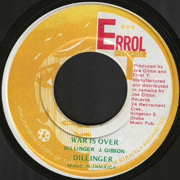 ・アーティスト Dillinger / The Mighty Two ・タイトル War Is Over / Jah Did It ・レーベル Errol T Records NONE ・フォーマット 7インチレコード ・コンディション(盤) 良い (VG+) ・コンディション(ジャケット) プレインカバー（元ジャケット／カバー無し） ・コンディション(帯) オビなし ・特記事項 【盤に浅い跡】【盤汚れ】 サンプル画像です。実際の商品の画像ではありません 商品写真はバーコード/カタログ番号に対応したサンプル画像ですので、お送りする商品の画像ではありません。帯やライナーなどの付属品は、特記事項に記載されている場合のみ含まれます。プロモやカラーレコードなどの仕様についても、該当する場合のみ特記事項に記載しています。 【ご購入前に必ずご確認ください】 ・本店サイト(www.recordcity.jp)とは価格、送料が違います ・本店サイト、その他支店のオーダーとは同梱発送できません ・別倉庫から発送しているため、店頭受け渡しは対応しておりません ・一部商品は他の通販サイトでも販売しているため、ご注文のタイミングによっては商品のご用意ができない場合がございます。 ・土日祝日はお休みです 金曜・祝前日9時以降のご連絡またはご入金は、返答または発送が週明け・祝日明けに順次対応となります。 ・ご購入後のキャンセル不可 ご購入後のキャンセルはいかなる理由においてもお受けできません。ご了承の上、ご購入くださいませ。 ・日本郵便(ゆうパック/ゆうメール)によるお届けになります。 ・中古品であることをご理解ください 当ストアではお客様よりお譲りいただいた中古商品を主に販売しております。中古品であることをご理解の上ご購入ください。また、一部商品はRecordCityオンラインストアで試聴可能です。 ・返品について お客様のご都合による返品は一切承っておりません。 表記の内容と実際の商品に相違がある場合、また針飛び等で返品・返金をご希望される場合は、商品の到着後1週間以内にご連絡ください。商品の返送をこちらで確認後、キャンセル・返金を行います。 コンディションVG以下の商品は返品できません。プレイに影響のない表面のこすれ傷、プレス起因のノイズ盤は返品の対象外です。 【コンディション表記】 ・ほぼ新品(M-)(Like New) 完全な新品。未使用。当店ではほぼ使用しません ・非常に良い(EX)(Excellent) 中古盤として美品な状態。わずかな経年を感じるものの傷みを感じさせない、当店基準で最高の状態 ・良い(VG+)(Very Good Plus) 丁寧に扱われた中古品で、軽い使用感がみられる。 ・可(VG)(Acceptable) 使い込まれた中古品で、「良い」よりもさらに使用感がみられる。 ・悪い(VG-)(Bad) 状態が悪いアイテム。使用の保障はなく、再生不可、針飛び、目立つノイズがあるかもしれない。状態によるクレーム不可。返品不可。 ・非常に悪い(G)(Very Bad) 「悪い」よりさらに状態が悪いアイテム。使用の保障はなく、再生不可、針飛び、目立つノイズがあるかもしれない。状態によるクレーム不可。返品不可。 ・ジャンク(Fair)(Junk/Fair) 割れている、反っている、水ダメージがある、カビ、ジャケットが分離している、ひどい書き込み、ひどい擦れなど最低の状態。使用の保障はなく、再生不可、針飛び、目立つノイズがあるかもしれない。状態によるクレーム不可。返品不可。 ・ジャンク(Poor)(Junk/Poor) 割れている、反っている、水ダメージがある、カビ、ジャケットが分離している、ひどい書き込み、ひどい擦れなど最低の状態。使用の保障はなく、再生不可、針飛び、目立つノイズがあるかもしれない。状態によるクレーム不可。返品不可。
