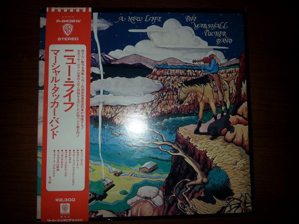 ・アーティスト Marshall Tucker Band ・タイトル A New Life ・レーベル・型番 WARNER BROS P8438W ・フォーマット LPレコード ・コンディション(盤) 非常に良い(EX) ・コンディション(ジャケット) 良い (VG+) ・コンディション(帯) オビなし ・特記事項 【ライナー付き】 サンプル画像です。実際の商品の画像ではありません 商品写真はバーコード/カタログ番号に対応したサンプル画像ですので、お送りする商品の画像ではありません。帯やライナーなどの付属品は、特記事項に記載されている場合のみ含まれます。プロモやカラーレコードなどの仕様についても、該当する場合のみ特記事項に記載しています。 【ご購入前に必ずご確認ください】 ・本店サイト(www.recordcity.jp)とは価格、送料が違います ・本店サイト、その他支店のオーダーとは同梱発送できません ・注文確定後に別の注文を頂いた場合、注文同士の同梱は致しかねます。 ・別倉庫から発送しているため、店頭受け渡しは対応しておりません ・一部商品は他の通販サイトでも販売しているため、ご注文のタイミングによっては商品のご用意ができない場合がございます。 ・土日祝日はお休みです 金曜・祝前日9時以降のご連絡またはご入金は、返答または発送が週明け・祝日明けに順次対応となります。 ・ご購入後のキャンセル不可 ご購入後のキャンセルはいかなる理由においてもお受けできません。ご了承の上、ご購入くださいませ。 ・日本郵便(ゆうパック/ゆうメール)によるお届けになります。 ・中古品であることをご理解ください 当ストアでは中古商品を主に販売しております。中古品であることをご理解の上ご購入ください。また、一部商品はRecordCityオンラインストアで試聴可能です。 ・返品について お客様のご都合による返品は一切承っておりません。 表記の内容と実際の商品に相違がある場合、また針飛び等で返品・返金をご希望される場合は、商品の到着後1週間以内にご連絡ください。商品の返送をこちらで確認後、キャンセル・返金を行います。 コンディションVG以下の商品は返品できません。プレイに影響のない表面のこすれ傷、プレス起因のノイズ盤は返品の対象外です。 【コンディション表記】 ・ほぼ新品(M-)(Like New) 完全な新品。未使用。当店ではほぼ使用しません ・非常に良い(EX)(Excellent) 中古盤として美品な状態。わずかな経年を感じるものの傷みを感じさせない、当店基準で最高の状態 ・良い(VG+)(Very Good Plus) 丁寧に扱われた中古品で、軽い使用感がみられる。 ・可(VG)(Acceptable) 使い込まれた中古品で、「良い」よりもさらに使用感がみられる。 ・悪い(VG-)(Bad) 状態が悪いアイテム。使用の保障はなく、再生不可、針飛び、目立つノイズがあるかもしれない。状態によるクレーム不可。返品不可。 ・非常に悪い(G)(Very Bad) 「悪い」よりさらに状態が悪いアイテム。使用の保障はなく、再生不可、針飛び、目立つノイズがあるかもしれない。状態によるクレーム不可。返品不可。 ・ジャンク(Fair)(Junk/Fair) 割れている、反っている、水ダメージがある、カビ、ジャケットが分離している、ひどい書き込み、ひどい擦れなど最低の状態。使用の保障はなく、再生不可、針飛び、目立つノイズがあるかもしれない。状態によるクレーム不可。返品不可。 ・ジャンク(Poor)(Junk/Poor) 割れている、反っている、水ダメージがある、カビ、ジャケットが分離している、ひどい書き込み、ひどい擦れなど最低の状態。使用の保障はなく、再生不可、針飛び、目立つノイズがあるかもしれない。状態によるクレーム不可。返品不可。