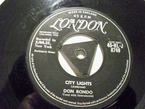 ・アーティスト Don Rondo ・タイトル City Lights / I Could Be A Mountain ・レーベル・型番 London Records 45HLJ8749 ・フォーマット 7インチレコード ・コンディション(盤) 良い (VG+) ・コンディション(ジャケット) プレインカバー（元ジャケット／カバー無し） ・コンディション(帯) オビなし ・特記事項 【盤に浅い跡】【表カバーに書き込み】【カバー汚れ】【company sleeve】 サンプル画像です。実際の商品の画像ではありません 商品写真はバーコード/カタログ番号に対応したサンプル画像ですので、お送りする商品の画像ではありません。帯やライナーなどの付属品は、特記事項に記載されている場合のみ含まれます。プロモやカラーレコードなどの仕様についても、該当する場合のみ特記事項に記載しています。 【ご購入前に必ずご確認ください】 ・本店サイト(www.recordcity.jp)とは価格、送料が違います ・本店サイト、その他支店のオーダーとは同梱発送できません ・注文確定後に別の注文を頂いた場合、注文同士の同梱は致しかねます。 ・別倉庫から発送しているため、店頭受け渡しは対応しておりません ・一部商品は他の通販サイトでも販売しているため、ご注文のタイミングによっては商品のご用意ができない場合がございます。 ・土日祝日はお休みです 金曜・祝前日9時以降のご連絡またはご入金は、返答または発送が週明け・祝日明けに順次対応となります。 ・ご購入後のキャンセル不可 ご購入後のキャンセルはいかなる理由においてもお受けできません。ご了承の上、ご購入くださいませ。 ・日本郵便(ゆうパック/ゆうメール)によるお届けになります。 ・中古品であることをご理解ください 当ストアでは中古商品を主に販売しております。中古品であることをご理解の上ご購入ください。また、一部商品はRecordCityオンラインストアで試聴可能です。 ・返品について お客様のご都合による返品は一切承っておりません。 表記の内容と実際の商品に相違がある場合、また針飛び等で返品・返金をご希望される場合は、商品の到着後1週間以内にご連絡ください。商品の返送をこちらで確認後、キャンセル・返金を行います。 コンディションVG以下の商品は返品できません。プレイに影響のない表面のこすれ傷、プレス起因のノイズ盤は返品の対象外です。 【コンディション表記】 ・ほぼ新品(M-)(Like New) 完全な新品。未使用。当店ではほぼ使用しません ・非常に良い(EX)(Excellent) 中古盤として美品な状態。わずかな経年を感じるものの傷みを感じさせない、当店基準で最高の状態 ・良い(VG+)(Very Good Plus) 丁寧に扱われた中古品で、軽い使用感がみられる。 ・可(VG)(Acceptable) 使い込まれた中古品で、「良い」よりもさらに使用感がみられる。 ・悪い(VG-)(Bad) 状態が悪いアイテム。使用の保障はなく、再生不可、針飛び、目立つノイズがあるかもしれない。状態によるクレーム不可。返品不可。 ・非常に悪い(G)(Very Bad) 「悪い」よりさらに状態が悪いアイテム。使用の保障はなく、再生不可、針飛び、目立つノイズがあるかもしれない。状態によるクレーム不可。返品不可。 ・ジャンク(Fair)(Junk/Fair) 割れている、反っている、水ダメージがある、カビ、ジャケットが分離している、ひどい書き込み、ひどい擦れなど最低の状態。使用の保障はなく、再生不可、針飛び、目立つノイズがあるかもしれない。状態によるクレーム不可。返品不可。 ・ジャンク(Poor)(Junk/Poor) 割れている、反っている、水ダメージがある、カビ、ジャケットが分離している、ひどい書き込み、ひどい擦れなど最低の状態。使用の保障はなく、再生不可、針飛び、目立つノイズがあるかもしれない。状態によるクレーム不可。返品不可。
