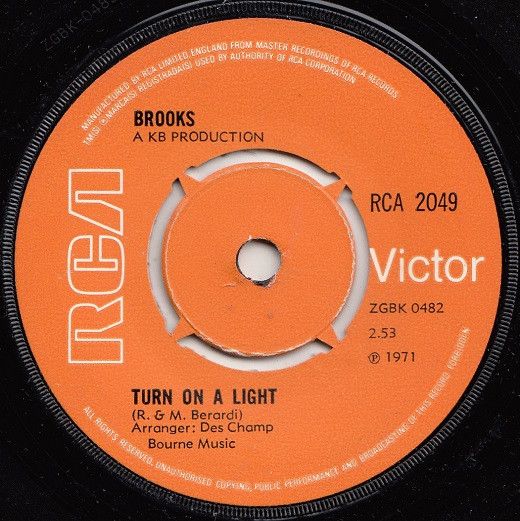 ・アーティスト Brooks ・タイトル Turn On A Light ・レーベル・型番 RCA Victor RCA2049 ・フォーマット 7インチレコード ・コンディション(盤) 良い (VG+) ・コンディション(ジャケット) プレインカバー（元ジャケット／カバー無し） ・コンディション(帯) オビなし ・特記事項 【company sleeve】 サンプル画像です。実際の商品の画像ではありません 商品写真はバーコード/カタログ番号に対応したサンプル画像ですので、お送りする商品の画像ではありません。帯やライナーなどの付属品は、特記事項に記載されている場合のみ含まれます。プロモやカラーレコードなどの仕様についても、該当する場合のみ特記事項に記載しています。 【ご購入前に必ずご確認ください】 ・本店サイト(www.recordcity.jp)とは価格、送料が違います ・本店サイト、その他支店のオーダーとは同梱発送できません ・注文確定後に別の注文を頂いた場合、注文同士の同梱は致しかねます。 ・別倉庫から発送しているため、店頭受け渡しは対応しておりません ・一部商品は他の通販サイトでも販売しているため、ご注文のタイミングによっては商品のご用意ができない場合がございます。 ・土日祝日はお休みです 金曜・祝前日9時以降のご連絡またはご入金は、返答または発送が週明け・祝日明けに順次対応となります。 ・ご購入後のキャンセル不可 ご購入後のキャンセルはいかなる理由においてもお受けできません。ご了承の上、ご購入くださいませ。 ・日本郵便(ゆうパック/ゆうメール)によるお届けになります。 ・中古品であることをご理解ください 当ストアでは中古商品を主に販売しております。中古品であることをご理解の上ご購入ください。また、一部商品はRecordCityオンラインストアで試聴可能です。 ・返品について お客様のご都合による返品は一切承っておりません。 表記の内容と実際の商品に相違がある場合、また針飛び等で返品・返金をご希望される場合は、商品の到着後1週間以内にご連絡ください。商品の返送をこちらで確認後、キャンセル・返金を行います。 コンディションVG以下の商品は返品できません。プレイに影響のない表面のこすれ傷、プレス起因のノイズ盤は返品の対象外です。 【コンディション表記】 ・ほぼ新品(M-)(Like New) 完全な新品。未使用。当店ではほぼ使用しません ・非常に良い(EX)(Excellent) 中古盤として美品な状態。わずかな経年を感じるものの傷みを感じさせない、当店基準で最高の状態 ・良い(VG+)(Very Good Plus) 丁寧に扱われた中古品で、軽い使用感がみられる。 ・可(VG)(Acceptable) 使い込まれた中古品で、「良い」よりもさらに使用感がみられる。 ・悪い(VG-)(Bad) 状態が悪いアイテム。使用の保障はなく、再生不可、針飛び、目立つノイズがあるかもしれない。状態によるクレーム不可。返品不可。 ・非常に悪い(G)(Very Bad) 「悪い」よりさらに状態が悪いアイテム。使用の保障はなく、再生不可、針飛び、目立つノイズがあるかもしれない。状態によるクレーム不可。返品不可。 ・ジャンク(Fair)(Junk/Fair) 割れている、反っている、水ダメージがある、カビ、ジャケットが分離している、ひどい書き込み、ひどい擦れなど最低の状態。使用の保障はなく、再生不可、針飛び、目立つノイズがあるかもしれない。状態によるクレーム不可。返品不可。 ・ジャンク(Poor)(Junk/Poor) 割れている、反っている、水ダメージがある、カビ、ジャケットが分離している、ひどい書き込み、ひどい擦れなど最低の状態。使用の保障はなく、再生不可、針飛び、目立つノイズがあるかもしれない。状態によるクレーム不可。返品不可。