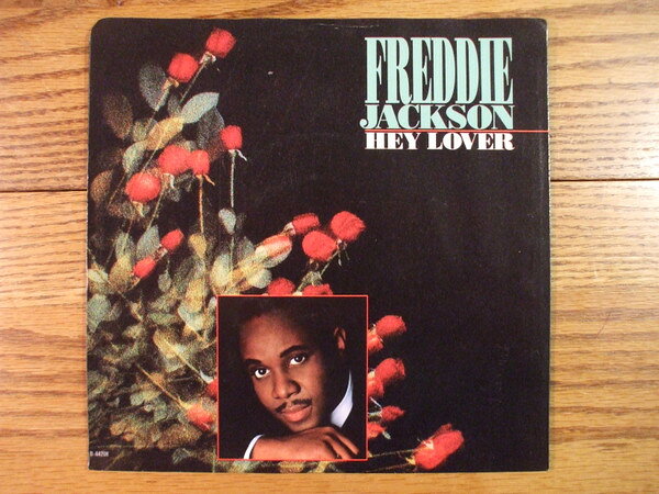 ・アーティスト Freddie Jackson ・タイトル Hey Lover ・レーベル・型番 Capitol Records B44208 ・フォーマット 7インチレコード ・コンディション(盤) 良い (VG+) ・コンディション(ジャケット) プレインカバー（元ジャケット／カバー無し） ・コンディション(帯) オビなし ・特記事項 【盤に薄い跡】 サンプル画像です。実際の商品の画像ではありません 商品写真はバーコード/カタログ番号に対応したサンプル画像ですので、お送りする商品の画像ではありません。帯やライナーなどの付属品は、特記事項に記載されている場合のみ含まれます。プロモやカラーレコードなどの仕様についても、該当する場合のみ特記事項に記載しています。 【ご購入前に必ずご確認ください】 ・本店サイト(www.recordcity.jp)とは価格、送料が違います ・本店サイト、その他支店のオーダーとは同梱発送できません ・注文確定後に別の注文を頂いた場合、注文同士の同梱は致しかねます。 ・別倉庫から発送しているため、店頭受け渡しは対応しておりません ・一部商品は他の通販サイトでも販売しているため、ご注文のタイミングによっては商品のご用意ができない場合がございます。 ・土日祝日はお休みです 金曜・祝前日9時以降のご連絡またはご入金は、返答または発送が週明け・祝日明けに順次対応となります。 ・ご購入後のキャンセル不可 ご購入後のキャンセルはいかなる理由においてもお受けできません。ご了承の上、ご購入くださいませ。 ・日本郵便(ゆうパック/ゆうメール)によるお届けになります。 ・中古品であることをご理解ください 当ストアでは中古商品を主に販売しております。中古品であることをご理解の上ご購入ください。また、一部商品はRecordCityオンラインストアで試聴可能です。 ・返品について お客様のご都合による返品は一切承っておりません。 表記の内容と実際の商品に相違がある場合、また針飛び等で返品・返金をご希望される場合は、商品の到着後1週間以内にご連絡ください。商品の返送をこちらで確認後、キャンセル・返金を行います。 コンディションVG以下の商品は返品できません。プレイに影響のない表面のこすれ傷、プレス起因のノイズ盤は返品の対象外です。 【コンディション表記】 ・ほぼ新品(M-)(Like New) 完全な新品。未使用。当店ではほぼ使用しません ・非常に良い(EX)(Excellent) 中古盤として美品な状態。わずかな経年を感じるものの傷みを感じさせない、当店基準で最高の状態 ・良い(VG+)(Very Good Plus) 丁寧に扱われた中古品で、軽い使用感がみられる。 ・可(VG)(Acceptable) 使い込まれた中古品で、「良い」よりもさらに使用感がみられる。 ・悪い(VG-)(Bad) 状態が悪いアイテム。使用の保障はなく、再生不可、針飛び、目立つノイズがあるかもしれない。状態によるクレーム不可。返品不可。 ・非常に悪い(G)(Very Bad) 「悪い」よりさらに状態が悪いアイテム。使用の保障はなく、再生不可、針飛び、目立つノイズがあるかもしれない。状態によるクレーム不可。返品不可。 ・ジャンク(Fair)(Junk/Fair) 割れている、反っている、水ダメージがある、カビ、ジャケットが分離している、ひどい書き込み、ひどい擦れなど最低の状態。使用の保障はなく、再生不可、針飛び、目立つノイズがあるかもしれない。状態によるクレーム不可。返品不可。 ・ジャンク(Poor)(Junk/Poor) 割れている、反っている、水ダメージがある、カビ、ジャケットが分離している、ひどい書き込み、ひどい擦れなど最低の状態。使用の保障はなく、再生不可、針飛び、目立つノイズがあるかもしれない。状態によるクレーム不可。返品不可。