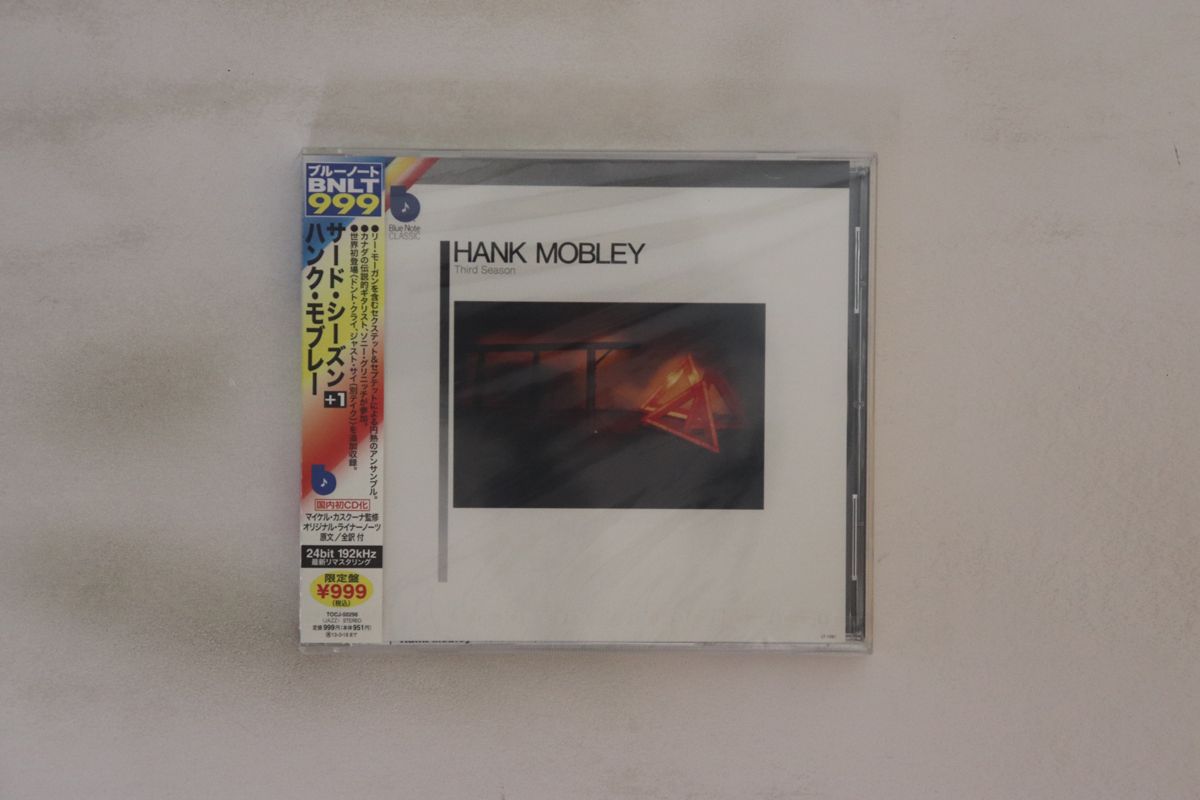 ・アーティスト Hank Mobley ・タイトル Third Season ・レーベル・型番 BLUE NOTE TOCJ50296 ・フォーマット CD ・コンディション(盤) ほぼ新品 (M-) ・コンディション(ジャケット) ほぼ新品 (M-) ・コンディション(帯) ほぼ新品 (M-) ・特記事項 【未開封】 【ライナー付き】 実際に発送される商品の画像です 【ご購入前に必ずご確認ください】 ・本店サイト(www.recordcity.jp)とは価格、送料が違います ・本店サイト、その他支店のオーダーとは同梱発送できません ・注文確定後に別の注文を頂いた場合、注文同士の同梱は致しかねます。 ・別倉庫から発送しているため、店頭受け渡しは対応しておりません ・一部商品は他の通販サイトでも販売しているため、ご注文のタイミングによっては商品のご用意ができない場合がございます。 ・土日祝日はお休みです 金曜・祝前日9時以降のご連絡またはご入金は、返答または発送が週明け・祝日明けに順次対応となります。 ・ご購入後のキャンセル不可 ご購入後のキャンセルはいかなる理由においてもお受けできません。ご了承の上、ご購入くださいませ。 ・日本郵便(ゆうパック/ゆうメール)によるお届けになります。 ・中古品であることをご理解ください 当ストアでは中古商品を主に販売しております。中古品であることをご理解の上ご購入ください。また、一部商品はRecordCityオンラインストアで試聴可能です。 ・返品について お客様のご都合による返品は一切承っておりません。 表記の内容と実際の商品に相違がある場合、また針飛び等で返品・返金をご希望される場合は、商品の到着後1週間以内にご連絡ください。商品の返送をこちらで確認後、キャンセル・返金を行います。 コンディションVG以下の商品は返品できません。プレイに影響のない表面のこすれ傷、プレス起因のノイズ盤は返品の対象外です。 【コンディション表記】 ・ほぼ新品(M-)(Like New) 完全な新品。未使用。当店ではほぼ使用しません ・非常に良い(EX)(Excellent) 中古盤として美品な状態。わずかな経年を感じるものの傷みを感じさせない、当店基準で最高の状態 ・良い(VG+)(Very Good Plus) 丁寧に扱われた中古品で、軽い使用感がみられる。 ・可(VG)(Acceptable) 使い込まれた中古品で、「良い」よりもさらに使用感がみられる。 ・悪い(VG-)(Bad) 状態が悪いアイテム。使用の保障はなく、再生不可、針飛び、目立つノイズがあるかもしれない。状態によるクレーム不可。返品不可。 ・非常に悪い(G)(Very Bad) 「悪い」よりさらに状態が悪いアイテム。使用の保障はなく、再生不可、針飛び、目立つノイズがあるかもしれない。状態によるクレーム不可。返品不可。 ・ジャンク(Fair)(Junk/Fair) 割れている、反っている、水ダメージがある、カビ、ジャケットが分離している、ひどい書き込み、ひどい擦れなど最低の状態。使用の保障はなく、再生不可、針飛び、目立つノイズがあるかもしれない。状態によるクレーム不可。返品不可。 ・ジャンク(Poor)(Junk/Poor) 割れている、反っている、水ダメージがある、カビ、ジャケットが分離している、ひどい書き込み、ひどい擦れなど最低の状態。使用の保障はなく、再生不可、針飛び、目立つノイズがあるかもしれない。状態によるクレーム不可。返品不可。