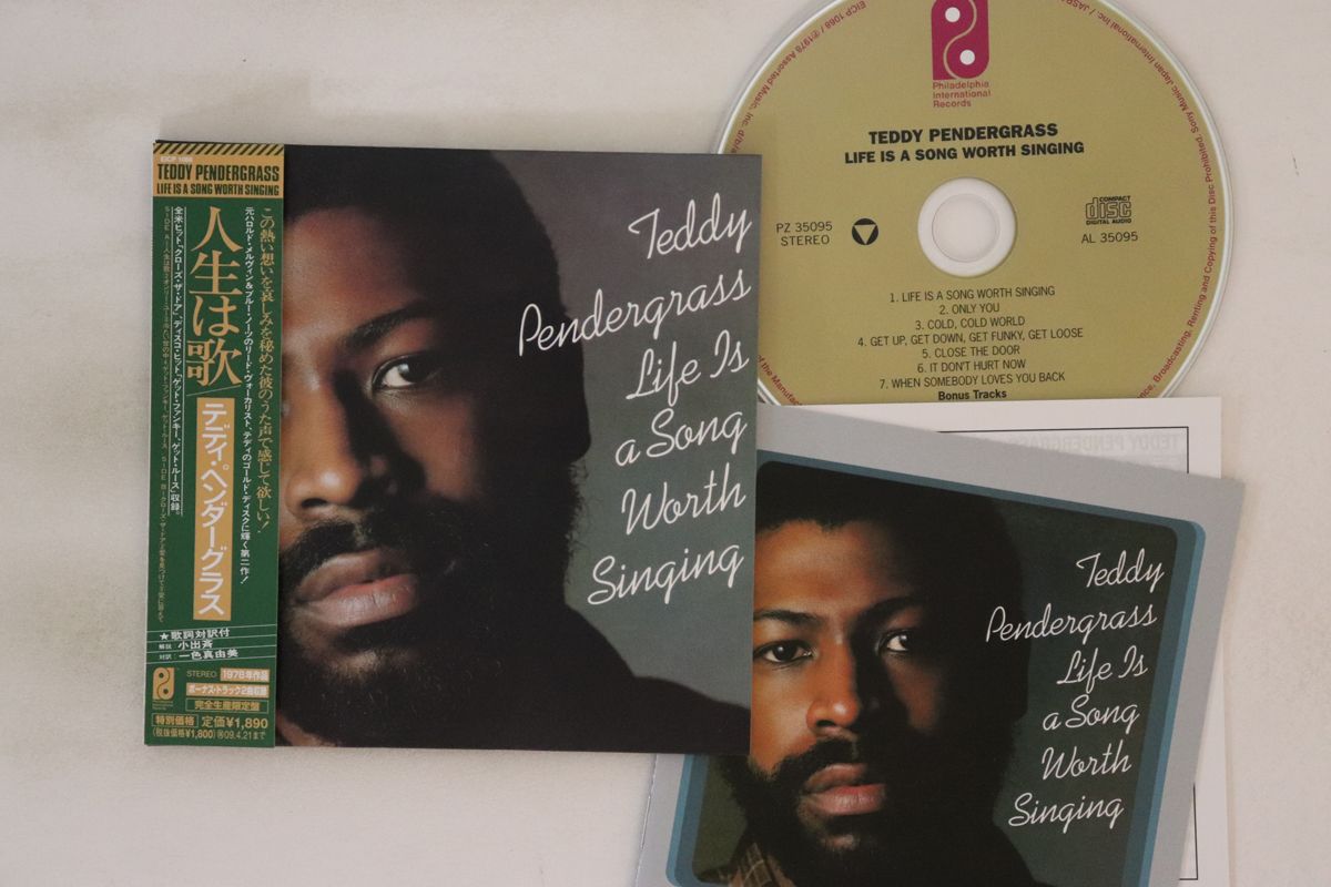 ・アーティスト Teddy Pendergrass ・タイトル Life Is A Song Worth Singing +2 ・レーベル Philadelphia International Records EICP1068 ・フォーマット CD ・コンディション(盤) 非常に良い(EX) ・コンディション(ジャケット) 非常に良い(EX) ・コンディション(帯) 非常に良い(EX) ・特記事項 【紙ジャケット】 実際に発送される商品の画像です 【ご購入前に必ずご確認ください】 ・本店サイト(www.recordcity.jp)とは価格、送料が違います ・本店サイト、その他支店のオーダーとは同梱発送できません ・別倉庫から発送しているため、店頭受け渡しは対応しておりません ・一部商品は他の通販サイトでも販売しているため、ご注文のタイミングによっては商品のご用意ができない場合がございます。 ・土日祝日はお休みです 金曜・祝前日9時以降のご連絡またはご入金は、返答または発送が週明け・祝日明けに順次対応となります。 ・ご購入後のキャンセル不可 ご購入後のキャンセルはいかなる理由においてもお受けできません。ご了承の上、ご購入くださいませ。 ・日本郵便(ゆうパック/ゆうメール)によるお届けになります。 ・中古品であることをご理解ください 当ストアではお客様よりお譲りいただいた中古商品を主に販売しております。中古品であることをご理解の上ご購入ください。また、一部商品はRecordCityオンラインストアで試聴可能です。 ・返品について お客様のご都合による返品は一切承っておりません。 表記の内容と実際の商品に相違がある場合、また針飛び等で返品・返金をご希望される場合は、商品の到着後1週間以内にご連絡ください。商品の返送をこちらで確認後、キャンセル・返金を行います。 コンディションVG以下の商品は返品できません。プレイに影響のない表面のこすれ傷、プレス起因のノイズ盤は返品の対象外です。 【コンディション表記】 ・ほぼ新品(M-)(Like New) 完全な新品。未使用。当店ではほぼ使用しません ・非常に良い(EX)(Excellent) 中古盤として美品な状態。わずかな経年を感じるものの傷みを感じさせない、当店基準で最高の状態 ・良い(VG+)(Very Good Plus) 丁寧に扱われた中古品で、軽い使用感がみられる。 ・可(VG)(Acceptable) 使い込まれた中古品で、「良い」よりもさらに使用感がみられる。 ・悪い(VG-)(Bad) 状態が悪いアイテム。使用の保障はなく、再生不可、針飛び、目立つノイズがあるかもしれない。状態によるクレーム不可。返品不可。 ・非常に悪い(G)(Very Bad) 「悪い」よりさらに状態が悪いアイテム。使用の保障はなく、再生不可、針飛び、目立つノイズがあるかもしれない。状態によるクレーム不可。返品不可。 ・ジャンク(Fair)(Junk/Fair) 割れている、反っている、水ダメージがある、カビ、ジャケットが分離している、ひどい書き込み、ひどい擦れなど最低の状態。使用の保障はなく、再生不可、針飛び、目立つノイズがあるかもしれない。状態によるクレーム不可。返品不可。 ・ジャンク(Poor)(Junk/Poor) 割れている、反っている、水ダメージがある、カビ、ジャケットが分離している、ひどい書き込み、ひどい擦れなど最低の状態。使用の保障はなく、再生不可、針飛び、目立つノイズがあるかもしれない。状態によるクレーム不可。返品不可。