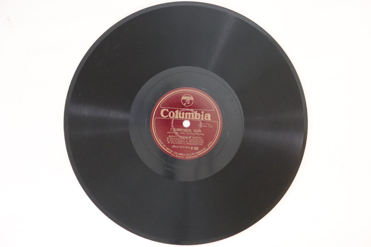 ・アーティスト Benny Goodman ・タイトル Air Mail Special / I Surrender Dear ・レーベル・型番 COLUMBIA M160 ・フォーマット 78回転SP盤レコード ・コンディション(盤) 良い (VG+) ・コンディション(ジャケット) カバーなし ・コンディション(帯) オビなし ・特記事項 【※再生コンディションによる返品不可】 実際に発送される商品の画像です 【ご購入前に必ずご確認ください】 ・本店サイト(www.recordcity.jp)とは価格、送料が違います ・本店サイト、その他支店のオーダーとは同梱発送できません ・注文確定後に別の注文を頂いた場合、注文同士の同梱は致しかねます。 ・別倉庫から発送しているため、店頭受け渡しは対応しておりません ・一部商品は他の通販サイトでも販売しているため、ご注文のタイミングによっては商品のご用意ができない場合がございます。 ・土日祝日はお休みです 金曜・祝前日9時以降のご連絡またはご入金は、返答または発送が週明け・祝日明けに順次対応となります。 ・ご購入後のキャンセル不可 ご購入後のキャンセルはいかなる理由においてもお受けできません。ご了承の上、ご購入くださいませ。 ・日本郵便(ゆうパック/ゆうメール)によるお届けになります。 ・中古品であることをご理解ください 当ストアでは中古商品を主に販売しております。中古品であることをご理解の上ご購入ください。また、一部商品はRecordCityオンラインストアで試聴可能です。 ・返品について お客様のご都合による返品は一切承っておりません。 表記の内容と実際の商品に相違がある場合、また針飛び等で返品・返金をご希望される場合は、商品の到着後1週間以内にご連絡ください。商品の返送をこちらで確認後、キャンセル・返金を行います。 コンディションVG以下の商品は返品できません。プレイに影響のない表面のこすれ傷、プレス起因のノイズ盤は返品の対象外です。 【コンディション表記】 ・ほぼ新品(M-)(Like New) 完全な新品。未使用。当店ではほぼ使用しません ・非常に良い(EX)(Excellent) 中古盤として美品な状態。わずかな経年を感じるものの傷みを感じさせない、当店基準で最高の状態 ・良い(VG+)(Very Good Plus) 丁寧に扱われた中古品で、軽い使用感がみられる。 ・可(VG)(Acceptable) 使い込まれた中古品で、「良い」よりもさらに使用感がみられる。 ・悪い(VG-)(Bad) 状態が悪いアイテム。使用の保障はなく、再生不可、針飛び、目立つノイズがあるかもしれない。状態によるクレーム不可。返品不可。 ・非常に悪い(G)(Very Bad) 「悪い」よりさらに状態が悪いアイテム。使用の保障はなく、再生不可、針飛び、目立つノイズがあるかもしれない。状態によるクレーム不可。返品不可。 ・ジャンク(Fair)(Junk/Fair) 割れている、反っている、水ダメージがある、カビ、ジャケットが分離している、ひどい書き込み、ひどい擦れなど最低の状態。使用の保障はなく、再生不可、針飛び、目立つノイズがあるかもしれない。状態によるクレーム不可。返品不可。 ・ジャンク(Poor)(Junk/Poor) 割れている、反っている、水ダメージがある、カビ、ジャケットが分離している、ひどい書き込み、ひどい擦れなど最低の状態。使用の保障はなく、再生不可、針飛び、目立つノイズがあるかもしれない。状態によるクレーム不可。返品不可。