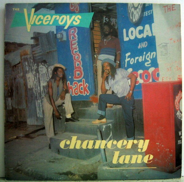 ・アーティスト Viceroys ・タイトル Chancery Lane ・レーベル・型番 Greensleeves Records GREL67 ・フォーマット LPレコード ・コンディション(盤) 良い (VG+) ・コンディション(ジャケット) 良い (VG+) ・コンディション(帯) オビなし ・特記事項 【カバー抜け】【盤に薄い跡】 サンプル画像です。実際の商品の画像ではありません 商品写真はバーコード/カタログ番号に対応したサンプル画像ですので、お送りする商品の画像ではありません。帯やライナーなどの付属品は、特記事項に記載されている場合のみ含まれます。プロモやカラーレコードなどの仕様についても、該当する場合のみ特記事項に記載しています。 【ご購入前に必ずご確認ください】 ・本店サイト(www.recordcity.jp)とは価格、送料が違います ・本店サイト、その他支店のオーダーとは同梱発送できません ・注文確定後に別の注文を頂いた場合、注文同士の同梱は致しかねます。 ・別倉庫から発送しているため、店頭受け渡しは対応しておりません ・一部商品は他の通販サイトでも販売しているため、ご注文のタイミングによっては商品のご用意ができない場合がございます。 ・土日祝日はお休みです 金曜・祝前日9時以降のご連絡またはご入金は、返答または発送が週明け・祝日明けに順次対応となります。 ・ご購入後のキャンセル不可 ご購入後のキャンセルはいかなる理由においてもお受けできません。ご了承の上、ご購入くださいませ。 ・日本郵便(ゆうパック/ゆうメール)によるお届けになります。 ・中古品であることをご理解ください 当ストアでは中古商品を主に販売しております。中古品であることをご理解の上ご購入ください。また、一部商品はRecordCityオンラインストアで試聴可能です。 ・返品について お客様のご都合による返品は一切承っておりません。 表記の内容と実際の商品に相違がある場合、また針飛び等で返品・返金をご希望される場合は、商品の到着後1週間以内にご連絡ください。商品の返送をこちらで確認後、キャンセル・返金を行います。 コンディションVG以下の商品は返品できません。プレイに影響のない表面のこすれ傷、プレス起因のノイズ盤は返品の対象外です。 【コンディション表記】 ・ほぼ新品(M-)(Like New) 完全な新品。未使用。当店ではほぼ使用しません ・非常に良い(EX)(Excellent) 中古盤として美品な状態。わずかな経年を感じるものの傷みを感じさせない、当店基準で最高の状態 ・良い(VG+)(Very Good Plus) 丁寧に扱われた中古品で、軽い使用感がみられる。 ・可(VG)(Acceptable) 使い込まれた中古品で、「良い」よりもさらに使用感がみられる。 ・悪い(VG-)(Bad) 状態が悪いアイテム。使用の保障はなく、再生不可、針飛び、目立つノイズがあるかもしれない。状態によるクレーム不可。返品不可。 ・非常に悪い(G)(Very Bad) 「悪い」よりさらに状態が悪いアイテム。使用の保障はなく、再生不可、針飛び、目立つノイズがあるかもしれない。状態によるクレーム不可。返品不可。 ・ジャンク(Fair)(Junk/Fair) 割れている、反っている、水ダメージがある、カビ、ジャケットが分離している、ひどい書き込み、ひどい擦れなど最低の状態。使用の保障はなく、再生不可、針飛び、目立つノイズがあるかもしれない。状態によるクレーム不可。返品不可。 ・ジャンク(Poor)(Junk/Poor) 割れている、反っている、水ダメージがある、カビ、ジャケットが分離している、ひどい書き込み、ひどい擦れなど最低の状態。使用の保障はなく、再生不可、針飛び、目立つノイズがあるかもしれない。状態によるクレーム不可。返品不可。