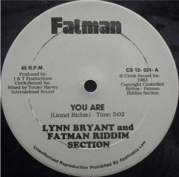 ・アーティスト Lynn Bryant & Fatman Riddim Section ・タイトル You Are ・レーベル・型番 Fatman CS12021 ・フォーマット 12インチレコード ・コンディション(盤) 良い (VG+) ・コンディション(ジャケット) プレインカバー（元ジャケット／カバー無し） ・コンディション(帯) オビなし ・特記事項 サンプル画像です。実際の商品の画像ではありません 商品写真はバーコード/カタログ番号に対応したサンプル画像ですので、お送りする商品の画像ではありません。帯やライナーなどの付属品は、特記事項に記載されている場合のみ含まれます。プロモやカラーレコードなどの仕様についても、該当する場合のみ特記事項に記載しています。 【ご購入前に必ずご確認ください】 ・本店サイト(www.recordcity.jp)とは価格、送料が違います ・本店サイト、その他支店のオーダーとは同梱発送できません ・注文確定後に別の注文を頂いた場合、注文同士の同梱は致しかねます。 ・別倉庫から発送しているため、店頭受け渡しは対応しておりません ・一部商品は他の通販サイトでも販売しているため、ご注文のタイミングによっては商品のご用意ができない場合がございます。 ・土日祝日はお休みです 金曜・祝前日9時以降のご連絡またはご入金は、返答または発送が週明け・祝日明けに順次対応となります。 ・ご購入後のキャンセル不可 ご購入後のキャンセルはいかなる理由においてもお受けできません。ご了承の上、ご購入くださいませ。 ・日本郵便(ゆうパック/ゆうメール)によるお届けになります。 ・中古品であることをご理解ください 当ストアでは中古商品を主に販売しております。中古品であることをご理解の上ご購入ください。また、一部商品はRecordCityオンラインストアで試聴可能です。 ・返品について お客様のご都合による返品は一切承っておりません。 表記の内容と実際の商品に相違がある場合、また針飛び等で返品・返金をご希望される場合は、商品の到着後1週間以内にご連絡ください。商品の返送をこちらで確認後、キャンセル・返金を行います。 コンディションVG以下の商品は返品できません。プレイに影響のない表面のこすれ傷、プレス起因のノイズ盤は返品の対象外です。 【コンディション表記】 ・ほぼ新品(M-)(Like New) 完全な新品。未使用。当店ではほぼ使用しません ・非常に良い(EX)(Excellent) 中古盤として美品な状態。わずかな経年を感じるものの傷みを感じさせない、当店基準で最高の状態 ・良い(VG+)(Very Good Plus) 丁寧に扱われた中古品で、軽い使用感がみられる。 ・可(VG)(Acceptable) 使い込まれた中古品で、「良い」よりもさらに使用感がみられる。 ・悪い(VG-)(Bad) 状態が悪いアイテム。使用の保障はなく、再生不可、針飛び、目立つノイズがあるかもしれない。状態によるクレーム不可。返品不可。 ・非常に悪い(G)(Very Bad) 「悪い」よりさらに状態が悪いアイテム。使用の保障はなく、再生不可、針飛び、目立つノイズがあるかもしれない。状態によるクレーム不可。返品不可。 ・ジャンク(Fair)(Junk/Fair) 割れている、反っている、水ダメージがある、カビ、ジャケットが分離している、ひどい書き込み、ひどい擦れなど最低の状態。使用の保障はなく、再生不可、針飛び、目立つノイズがあるかもしれない。状態によるクレーム不可。返品不可。 ・ジャンク(Poor)(Junk/Poor) 割れている、反っている、水ダメージがある、カビ、ジャケットが分離している、ひどい書き込み、ひどい擦れなど最低の状態。使用の保障はなく、再生不可、針飛び、目立つノイズがあるかもしれない。状態によるクレーム不可。返品不可。