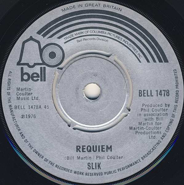 ・アーティスト Slik ・タイトル Requiem ・レーベル・型番 BELL RECORDS BELL1478 ・フォーマット 7インチレコード ・コンディション(盤) 良い (VG+) ・コンディション(ジャケット) プレインカバー（元ジャケット／カバー無し） ・コンディション(帯) オビなし ・特記事項 サンプル画像です。実際の商品の画像ではありません 商品写真はバーコード/カタログ番号に対応したサンプル画像ですので、お送りする商品の画像ではありません。帯やライナーなどの付属品は、特記事項に記載されている場合のみ含まれます。プロモやカラーレコードなどの仕様についても、該当する場合のみ特記事項に記載しています。 【ご購入前に必ずご確認ください】 ・本店サイト(www.recordcity.jp)とは価格、送料が違います ・本店サイト、その他支店のオーダーとは同梱発送できません ・注文確定後に別の注文を頂いた場合、注文同士の同梱は致しかねます。 ・別倉庫から発送しているため、店頭受け渡しは対応しておりません ・一部商品は他の通販サイトでも販売しているため、ご注文のタイミングによっては商品のご用意ができない場合がございます。 ・土日祝日はお休みです 金曜・祝前日9時以降のご連絡またはご入金は、返答または発送が週明け・祝日明けに順次対応となります。 ・ご購入後のキャンセル不可 ご購入後のキャンセルはいかなる理由においてもお受けできません。ご了承の上、ご購入くださいませ。 ・日本郵便(ゆうパック/ゆうメール)によるお届けになります。 ・中古品であることをご理解ください 当ストアでは中古商品を主に販売しております。中古品であることをご理解の上ご購入ください。また、一部商品はRecordCityオンラインストアで試聴可能です。 ・返品について お客様のご都合による返品は一切承っておりません。 表記の内容と実際の商品に相違がある場合、また針飛び等で返品・返金をご希望される場合は、商品の到着後1週間以内にご連絡ください。商品の返送をこちらで確認後、キャンセル・返金を行います。 コンディションVG以下の商品は返品できません。プレイに影響のない表面のこすれ傷、プレス起因のノイズ盤は返品の対象外です。 【コンディション表記】 ・ほぼ新品(M-)(Like New) 完全な新品。未使用。当店ではほぼ使用しません ・非常に良い(EX)(Excellent) 中古盤として美品な状態。わずかな経年を感じるものの傷みを感じさせない、当店基準で最高の状態 ・良い(VG+)(Very Good Plus) 丁寧に扱われた中古品で、軽い使用感がみられる。 ・可(VG)(Acceptable) 使い込まれた中古品で、「良い」よりもさらに使用感がみられる。 ・悪い(VG-)(Bad) 状態が悪いアイテム。使用の保障はなく、再生不可、針飛び、目立つノイズがあるかもしれない。状態によるクレーム不可。返品不可。 ・非常に悪い(G)(Very Bad) 「悪い」よりさらに状態が悪いアイテム。使用の保障はなく、再生不可、針飛び、目立つノイズがあるかもしれない。状態によるクレーム不可。返品不可。 ・ジャンク(Fair)(Junk/Fair) 割れている、反っている、水ダメージがある、カビ、ジャケットが分離している、ひどい書き込み、ひどい擦れなど最低の状態。使用の保障はなく、再生不可、針飛び、目立つノイズがあるかもしれない。状態によるクレーム不可。返品不可。 ・ジャンク(Poor)(Junk/Poor) 割れている、反っている、水ダメージがある、カビ、ジャケットが分離している、ひどい書き込み、ひどい擦れなど最低の状態。使用の保障はなく、再生不可、針飛び、目立つノイズがあるかもしれない。状態によるクレーム不可。返品不可。