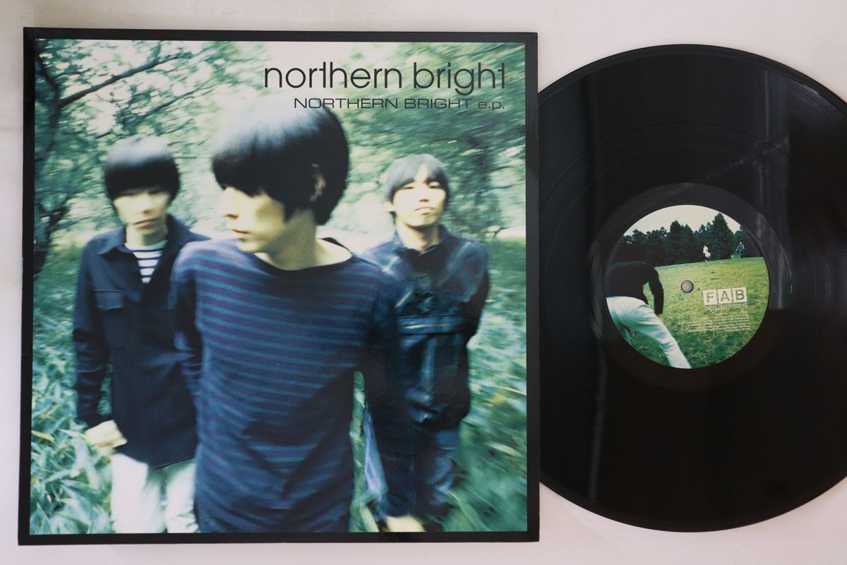 ・アーティスト Northern Bright ・タイトル Northern Bright E.p. ・レーベル FAB SOUNDDISCS BQGS002 ・フォーマット 12インチレコード ・コンディション(盤) 良い (VG+) ・コンディション(ジャケット) 良い (VG+) ・コンディション(帯) オビなし ・特記事項 【盤に薄い跡】 実際に発送される商品の画像です 【ご購入前に必ずご確認ください】 ・本店サイト(www.recordcity.jp)とは価格、送料が違います ・本店サイト、その他支店のオーダーとは同梱発送できません ・別倉庫から発送しているため、店頭受け渡しは対応しておりません ・一部商品は他の通販サイトでも販売しているため、ご注文のタイミングによっては商品のご用意ができない場合がございます。 ・土日祝日はお休みです 金曜・祝前日9時以降のご連絡またはご入金は、返答または発送が週明け・祝日明けに順次対応となります。 ・ご購入後のキャンセル不可 ご購入後のキャンセルはいかなる理由においてもお受けできません。ご了承の上、ご購入くださいませ。 ・日本郵便(ゆうパック/ゆうメール)によるお届けになります。 ・中古品であることをご理解ください 当ストアではお客様よりお譲りいただいた中古商品を主に販売しております。中古品であることをご理解の上ご購入ください。また、一部商品はRecordCityオンラインストアで試聴可能です。 ・返品について お客様のご都合による返品は一切承っておりません。 表記の内容と実際の商品に相違がある場合、また針飛び等で返品・返金をご希望される場合は、商品の到着後1週間以内にご連絡ください。商品の返送をこちらで確認後、キャンセル・返金を行います。 コンディションVG以下の商品は返品できません。プレイに影響のない表面のこすれ傷、プレス起因のノイズ盤は返品の対象外です。 【コンディション表記】 ・ほぼ新品(M-)(Like New) 完全な新品。未使用。当店ではほぼ使用しません ・非常に良い(EX)(Excellent) 中古盤として美品な状態。わずかな経年を感じるものの傷みを感じさせない、当店基準で最高の状態 ・良い(VG+)(Very Good Plus) 丁寧に扱われた中古品で、軽い使用感がみられる。 ・可(VG)(Acceptable) 使い込まれた中古品で、「良い」よりもさらに使用感がみられる。 ・悪い(VG-)(Bad) 状態が悪いアイテム。使用の保障はなく、再生不可、針飛び、目立つノイズがあるかもしれない。状態によるクレーム不可。返品不可。 ・非常に悪い(G)(Very Bad) 「悪い」よりさらに状態が悪いアイテム。使用の保障はなく、再生不可、針飛び、目立つノイズがあるかもしれない。状態によるクレーム不可。返品不可。 ・ジャンク(Fair)(Junk/Fair) 割れている、反っている、水ダメージがある、カビ、ジャケットが分離している、ひどい書き込み、ひどい擦れなど最低の状態。使用の保障はなく、再生不可、針飛び、目立つノイズがあるかもしれない。状態によるクレーム不可。返品不可。 ・ジャンク(Poor)(Junk/Poor) 割れている、反っている、水ダメージがある、カビ、ジャケットが分離している、ひどい書き込み、ひどい擦れなど最低の状態。使用の保障はなく、再生不可、針飛び、目立つノイズがあるかもしれない。状態によるクレーム不可。返品不可。