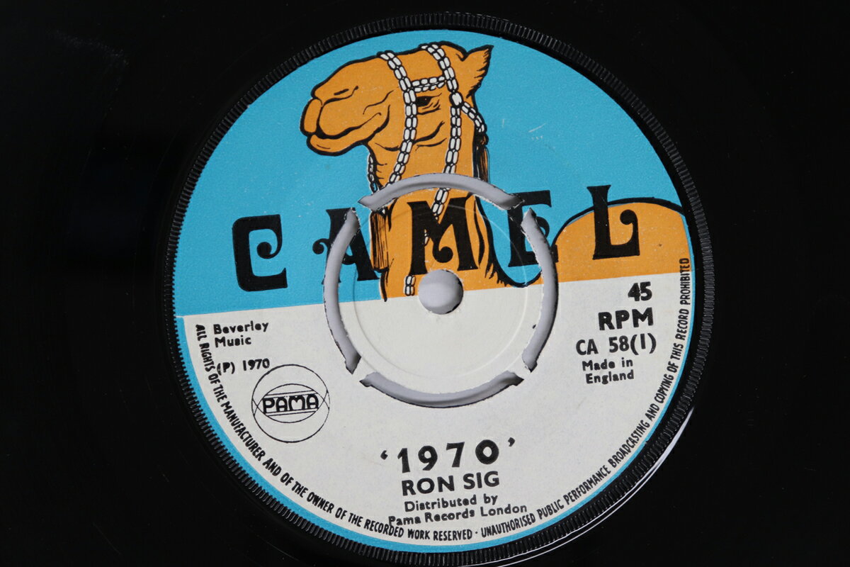 ・アーティスト Ron Sig ・タイトル 1970 / Version Of '70 ・レーベル・型番 CAMEL CA58 ・フォーマット 7インチレコード ・コンディション(盤) 良い (VG+) ・コンディション(ジャケット) ・コンディション(帯) オビなし ・特記事項 【盤に短いヘアライン】【SEW】 実際に発送される商品の画像です 【ご購入前に必ずご確認ください】 ・本店サイト(www.recordcity.jp)とは価格、送料が違います ・本店サイト、その他支店のオーダーとは同梱発送できません ・注文確定後に別の注文を頂いた場合、注文同士の同梱は致しかねます。 ・別倉庫から発送しているため、店頭受け渡しは対応しておりません ・一部商品は他の通販サイトでも販売しているため、ご注文のタイミングによっては商品のご用意ができない場合がございます。 ・土日祝日はお休みです 金曜・祝前日9時以降のご連絡またはご入金は、返答または発送が週明け・祝日明けに順次対応となります。 ・ご購入後のキャンセル不可 ご購入後のキャンセルはいかなる理由においてもお受けできません。ご了承の上、ご購入くださいませ。 ・日本郵便(ゆうパック/ゆうメール)によるお届けになります。 ・中古品であることをご理解ください 当ストアでは中古商品を主に販売しております。中古品であることをご理解の上ご購入ください。また、一部商品はRecordCityオンラインストアで試聴可能です。 ・返品について お客様のご都合による返品は一切承っておりません。 表記の内容と実際の商品に相違がある場合、また針飛び等で返品・返金をご希望される場合は、商品の到着後1週間以内にご連絡ください。商品の返送をこちらで確認後、キャンセル・返金を行います。 コンディションVG以下の商品は返品できません。プレイに影響のない表面のこすれ傷、プレス起因のノイズ盤は返品の対象外です。 【コンディション表記】 ・ほぼ新品(M-)(Like New) 完全な新品。未使用。当店ではほぼ使用しません ・非常に良い(EX)(Excellent) 中古盤として美品な状態。わずかな経年を感じるものの傷みを感じさせない、当店基準で最高の状態 ・良い(VG+)(Very Good Plus) 丁寧に扱われた中古品で、軽い使用感がみられる。 ・可(VG)(Acceptable) 使い込まれた中古品で、「良い」よりもさらに使用感がみられる。 ・悪い(VG-)(Bad) 状態が悪いアイテム。使用の保障はなく、再生不可、針飛び、目立つノイズがあるかもしれない。状態によるクレーム不可。返品不可。 ・非常に悪い(G)(Very Bad) 「悪い」よりさらに状態が悪いアイテム。使用の保障はなく、再生不可、針飛び、目立つノイズがあるかもしれない。状態によるクレーム不可。返品不可。 ・ジャンク(Fair)(Junk/Fair) 割れている、反っている、水ダメージがある、カビ、ジャケットが分離している、ひどい書き込み、ひどい擦れなど最低の状態。使用の保障はなく、再生不可、針飛び、目立つノイズがあるかもしれない。状態によるクレーム不可。返品不可。 ・ジャンク(Poor)(Junk/Poor) 割れている、反っている、水ダメージがある、カビ、ジャケットが分離している、ひどい書き込み、ひどい擦れなど最低の状態。使用の保障はなく、再生不可、針飛び、目立つノイズがあるかもしれない。状態によるクレーム不可。返品不可。