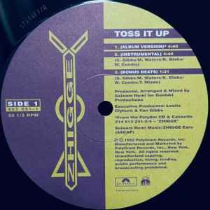 ・アーティスト Zhigge ・タイトル Toss It Up ・レーベル・型番 Polydor 8658611 ・フォーマット 12インチレコード ・コンディション(盤) 非常に良い(EX) ・コンディション(ジャケット) プレインカバー（元ジャケット／カバー無し） ・コンディション(帯) オビなし ・特記事項 【盤に薄い跡】 サンプル画像です。実際の商品の画像ではありません 商品写真はバーコード/カタログ番号に対応したサンプル画像ですので、お送りする商品の画像ではありません。帯やライナーなどの付属品は、特記事項に記載されている場合のみ含まれます。プロモやカラーレコードなどの仕様についても、該当する場合のみ特記事項に記載しています。 【ご購入前に必ずご確認ください】 ・本店サイト(www.recordcity.jp)とは価格、送料が違います ・本店サイト、その他支店のオーダーとは同梱発送できません ・注文確定後に別の注文を頂いた場合、注文同士の同梱は致しかねます。 ・別倉庫から発送しているため、店頭受け渡しは対応しておりません ・一部商品は他の通販サイトでも販売しているため、ご注文のタイミングによっては商品のご用意ができない場合がございます。 ・土日祝日はお休みです 金曜・祝前日9時以降のご連絡またはご入金は、返答または発送が週明け・祝日明けに順次対応となります。 ・ご購入後のキャンセル不可 ご購入後のキャンセルはいかなる理由においてもお受けできません。ご了承の上、ご購入くださいませ。 ・日本郵便(ゆうパック/ゆうメール)によるお届けになります。 ・中古品であることをご理解ください 当ストアでは中古商品を主に販売しております。中古品であることをご理解の上ご購入ください。また、一部商品はRecordCityオンラインストアで試聴可能です。 ・返品について お客様のご都合による返品は一切承っておりません。 表記の内容と実際の商品に相違がある場合、また針飛び等で返品・返金をご希望される場合は、商品の到着後1週間以内にご連絡ください。商品の返送をこちらで確認後、キャンセル・返金を行います。 コンディションVG以下の商品は返品できません。プレイに影響のない表面のこすれ傷、プレス起因のノイズ盤は返品の対象外です。 【コンディション表記】 ・ほぼ新品(M-)(Like New) 完全な新品。未使用。当店ではほぼ使用しません ・非常に良い(EX)(Excellent) 中古盤として美品な状態。わずかな経年を感じるものの傷みを感じさせない、当店基準で最高の状態 ・良い(VG+)(Very Good Plus) 丁寧に扱われた中古品で、軽い使用感がみられる。 ・可(VG)(Acceptable) 使い込まれた中古品で、「良い」よりもさらに使用感がみられる。 ・悪い(VG-)(Bad) 状態が悪いアイテム。使用の保障はなく、再生不可、針飛び、目立つノイズがあるかもしれない。状態によるクレーム不可。返品不可。 ・非常に悪い(G)(Very Bad) 「悪い」よりさらに状態が悪いアイテム。使用の保障はなく、再生不可、針飛び、目立つノイズがあるかもしれない。状態によるクレーム不可。返品不可。 ・ジャンク(Fair)(Junk/Fair) 割れている、反っている、水ダメージがある、カビ、ジャケットが分離している、ひどい書き込み、ひどい擦れなど最低の状態。使用の保障はなく、再生不可、針飛び、目立つノイズがあるかもしれない。状態によるクレーム不可。返品不可。 ・ジャンク(Poor)(Junk/Poor) 割れている、反っている、水ダメージがある、カビ、ジャケットが分離している、ひどい書き込み、ひどい擦れなど最低の状態。使用の保障はなく、再生不可、針飛び、目立つノイズがあるかもしれない。状態によるクレーム不可。返品不可。