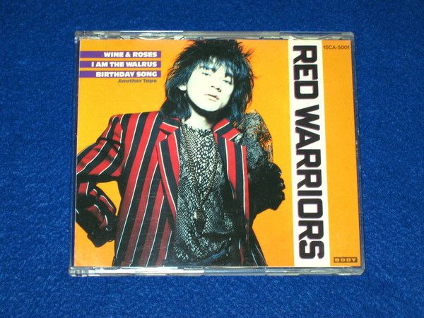 ・アーティスト Red Warriors ・タイトル Wine & Roses ・レーベル・型番 Body 15CA5001 ・フォーマット CD ・コンディション(盤) 非常に良い(EX) ・コンディション(ジャケット) 良い (VG+) ・コンディション(帯) オビなし ・特記事項 【ケース変色】 サンプル画像です。実際の商品の画像ではありません 商品写真はバーコード/カタログ番号に対応したサンプル画像ですので、お送りする商品の画像ではありません。帯やライナーなどの付属品は、特記事項に記載されている場合のみ含まれます。プロモやカラーレコードなどの仕様についても、該当する場合のみ特記事項に記載しています。 【ご購入前に必ずご確認ください】 ・本店サイト(www.recordcity.jp)とは価格、送料が違います ・本店サイト、その他支店のオーダーとは同梱発送できません ・注文確定後に別の注文を頂いた場合、注文同士の同梱は致しかねます。 ・別倉庫から発送しているため、店頭受け渡しは対応しておりません ・一部商品は他の通販サイトでも販売しているため、ご注文のタイミングによっては商品のご用意ができない場合がございます。 ・土日祝日はお休みです 金曜・祝前日9時以降のご連絡またはご入金は、返答または発送が週明け・祝日明けに順次対応となります。 ・ご購入後のキャンセル不可 ご購入後のキャンセルはいかなる理由においてもお受けできません。ご了承の上、ご購入くださいませ。 ・日本郵便(ゆうパック/ゆうメール)によるお届けになります。 ・中古品であることをご理解ください 当ストアでは中古商品を主に販売しております。中古品であることをご理解の上ご購入ください。また、一部商品はRecordCityオンラインストアで試聴可能です。 ・返品について お客様のご都合による返品は一切承っておりません。 表記の内容と実際の商品に相違がある場合、また針飛び等で返品・返金をご希望される場合は、商品の到着後1週間以内にご連絡ください。商品の返送をこちらで確認後、キャンセル・返金を行います。 コンディションVG以下の商品は返品できません。プレイに影響のない表面のこすれ傷、プレス起因のノイズ盤は返品の対象外です。 【コンディション表記】 ・ほぼ新品(M-)(Like New) 完全な新品。未使用。当店ではほぼ使用しません ・非常に良い(EX)(Excellent) 中古盤として美品な状態。わずかな経年を感じるものの傷みを感じさせない、当店基準で最高の状態 ・良い(VG+)(Very Good Plus) 丁寧に扱われた中古品で、軽い使用感がみられる。 ・可(VG)(Acceptable) 使い込まれた中古品で、「良い」よりもさらに使用感がみられる。 ・悪い(VG-)(Bad) 状態が悪いアイテム。使用の保障はなく、再生不可、針飛び、目立つノイズがあるかもしれない。状態によるクレーム不可。返品不可。 ・非常に悪い(G)(Very Bad) 「悪い」よりさらに状態が悪いアイテム。使用の保障はなく、再生不可、針飛び、目立つノイズがあるかもしれない。状態によるクレーム不可。返品不可。 ・ジャンク(Fair)(Junk/Fair) 割れている、反っている、水ダメージがある、カビ、ジャケットが分離している、ひどい書き込み、ひどい擦れなど最低の状態。使用の保障はなく、再生不可、針飛び、目立つノイズがあるかもしれない。状態によるクレーム不可。返品不可。 ・ジャンク(Poor)(Junk/Poor) 割れている、反っている、水ダメージがある、カビ、ジャケットが分離している、ひどい書き込み、ひどい擦れなど最低の状態。使用の保障はなく、再生不可、針飛び、目立つノイズがあるかもしれない。状態によるクレーム不可。返品不可。
