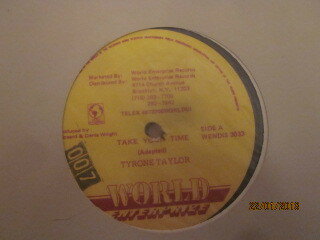 ・アーティスト Tyrone Taylor / The Ring Craft Posse ・タイトル Take Your Time/Too Fast ・レーベル・型番 World Enterprize Records WENDIS3033 ・フォーマット 12インチレコード ・コンディション(盤) 良い (VG+) ・コンディション(ジャケット) プレインカバー（元ジャケット／カバー無し） ・コンディション(帯) オビなし ・特記事項 【レーベルに書き込み】 サンプル画像です。実際の商品の画像ではありません 商品写真はバーコード/カタログ番号に対応したサンプル画像ですので、お送りする商品の画像ではありません。帯やライナーなどの付属品は、特記事項に記載されている場合のみ含まれます。プロモやカラーレコードなどの仕様についても、該当する場合のみ特記事項に記載しています。 【ご購入前に必ずご確認ください】 ・本店サイト(www.recordcity.jp)とは価格、送料が違います ・本店サイト、その他支店のオーダーとは同梱発送できません ・注文確定後に別の注文を頂いた場合、注文同士の同梱は致しかねます。 ・別倉庫から発送しているため、店頭受け渡しは対応しておりません ・一部商品は他の通販サイトでも販売しているため、ご注文のタイミングによっては商品のご用意ができない場合がございます。 ・土日祝日はお休みです 金曜・祝前日9時以降のご連絡またはご入金は、返答または発送が週明け・祝日明けに順次対応となります。 ・ご購入後のキャンセル不可 ご購入後のキャンセルはいかなる理由においてもお受けできません。ご了承の上、ご購入くださいませ。 ・日本郵便(ゆうパック/ゆうメール)によるお届けになります。 ・中古品であることをご理解ください 当ストアでは中古商品を主に販売しております。中古品であることをご理解の上ご購入ください。また、一部商品はRecordCityオンラインストアで試聴可能です。 ・返品について お客様のご都合による返品は一切承っておりません。 表記の内容と実際の商品に相違がある場合、また針飛び等で返品・返金をご希望される場合は、商品の到着後1週間以内にご連絡ください。商品の返送をこちらで確認後、キャンセル・返金を行います。 コンディションVG以下の商品は返品できません。プレイに影響のない表面のこすれ傷、プレス起因のノイズ盤は返品の対象外です。 【コンディション表記】 ・ほぼ新品(M-)(Like New) 完全な新品。未使用。当店ではほぼ使用しません ・非常に良い(EX)(Excellent) 中古盤として美品な状態。わずかな経年を感じるものの傷みを感じさせない、当店基準で最高の状態 ・良い(VG+)(Very Good Plus) 丁寧に扱われた中古品で、軽い使用感がみられる。 ・可(VG)(Acceptable) 使い込まれた中古品で、「良い」よりもさらに使用感がみられる。 ・悪い(VG-)(Bad) 状態が悪いアイテム。使用の保障はなく、再生不可、針飛び、目立つノイズがあるかもしれない。状態によるクレーム不可。返品不可。 ・非常に悪い(G)(Very Bad) 「悪い」よりさらに状態が悪いアイテム。使用の保障はなく、再生不可、針飛び、目立つノイズがあるかもしれない。状態によるクレーム不可。返品不可。 ・ジャンク(Fair)(Junk/Fair) 割れている、反っている、水ダメージがある、カビ、ジャケットが分離している、ひどい書き込み、ひどい擦れなど最低の状態。使用の保障はなく、再生不可、針飛び、目立つノイズがあるかもしれない。状態によるクレーム不可。返品不可。 ・ジャンク(Poor)(Junk/Poor) 割れている、反っている、水ダメージがある、カビ、ジャケットが分離している、ひどい書き込み、ひどい擦れなど最低の状態。使用の保障はなく、再生不可、針飛び、目立つノイズがあるかもしれない。状態によるクレーム不可。返品不可。