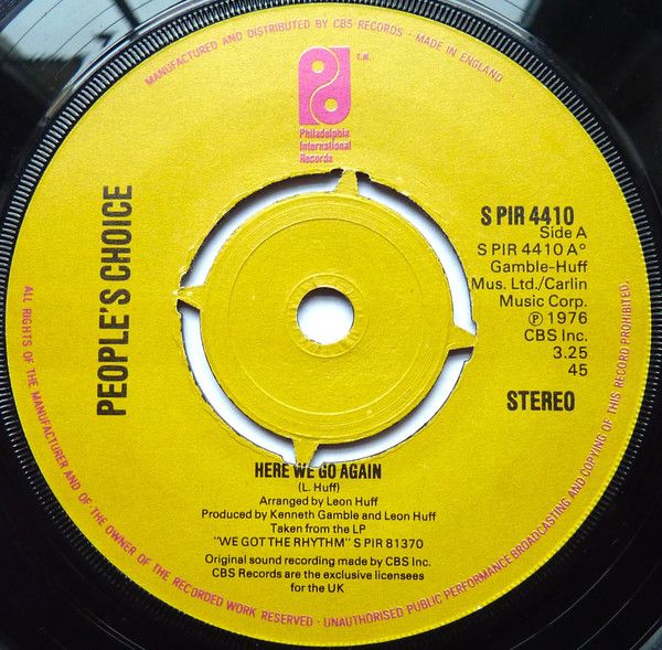 ・アーティスト People's Choice ・タイトル Here We Go Again / Mickey D's ・レーベル・型番 Philadelphia International Records SPIR4410 ・フォーマット 7インチレコード ・コンディション(盤) 良い (VG+) ・コンディション(ジャケット) プレインカバー（元ジャケット／カバー無し） ・コンディション(帯) オビなし ・特記事項 サンプル画像です。実際の商品の画像ではありません 商品写真はバーコード/カタログ番号に対応したサンプル画像ですので、お送りする商品の画像ではありません。帯やライナーなどの付属品は、特記事項に記載されている場合のみ含まれます。プロモやカラーレコードなどの仕様についても、該当する場合のみ特記事項に記載しています。 【ご購入前に必ずご確認ください】 ・本店サイト(www.recordcity.jp)とは価格、送料が違います ・本店サイト、その他支店のオーダーとは同梱発送できません ・注文確定後に別の注文を頂いた場合、注文同士の同梱は致しかねます。 ・別倉庫から発送しているため、店頭受け渡しは対応しておりません ・一部商品は他の通販サイトでも販売しているため、ご注文のタイミングによっては商品のご用意ができない場合がございます。 ・土日祝日はお休みです 金曜・祝前日9時以降のご連絡またはご入金は、返答または発送が週明け・祝日明けに順次対応となります。 ・ご購入後のキャンセル不可 ご購入後のキャンセルはいかなる理由においてもお受けできません。ご了承の上、ご購入くださいませ。 ・日本郵便(ゆうパック/ゆうメール)によるお届けになります。 ・中古品であることをご理解ください 当ストアでは中古商品を主に販売しております。中古品であることをご理解の上ご購入ください。また、一部商品はRecordCityオンラインストアで試聴可能です。 ・返品について お客様のご都合による返品は一切承っておりません。 表記の内容と実際の商品に相違がある場合、また針飛び等で返品・返金をご希望される場合は、商品の到着後1週間以内にご連絡ください。商品の返送をこちらで確認後、キャンセル・返金を行います。 コンディションVG以下の商品は返品できません。プレイに影響のない表面のこすれ傷、プレス起因のノイズ盤は返品の対象外です。 【コンディション表記】 ・ほぼ新品(M-)(Like New) 完全な新品。未使用。当店ではほぼ使用しません ・非常に良い(EX)(Excellent) 中古盤として美品な状態。わずかな経年を感じるものの傷みを感じさせない、当店基準で最高の状態 ・良い(VG+)(Very Good Plus) 丁寧に扱われた中古品で、軽い使用感がみられる。 ・可(VG)(Acceptable) 使い込まれた中古品で、「良い」よりもさらに使用感がみられる。 ・悪い(VG-)(Bad) 状態が悪いアイテム。使用の保障はなく、再生不可、針飛び、目立つノイズがあるかもしれない。状態によるクレーム不可。返品不可。 ・非常に悪い(G)(Very Bad) 「悪い」よりさらに状態が悪いアイテム。使用の保障はなく、再生不可、針飛び、目立つノイズがあるかもしれない。状態によるクレーム不可。返品不可。 ・ジャンク(Fair)(Junk/Fair) 割れている、反っている、水ダメージがある、カビ、ジャケットが分離している、ひどい書き込み、ひどい擦れなど最低の状態。使用の保障はなく、再生不可、針飛び、目立つノイズがあるかもしれない。状態によるクレーム不可。返品不可。 ・ジャンク(Poor)(Junk/Poor) 割れている、反っている、水ダメージがある、カビ、ジャケットが分離している、ひどい書き込み、ひどい擦れなど最低の状態。使用の保障はなく、再生不可、針飛び、目立つノイズがあるかもしれない。状態によるクレーム不可。返品不可。