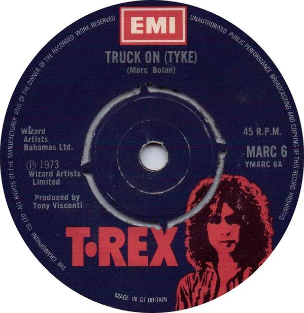 ・アーティスト T. Rex ・タイトル Truck On (Tyke) ・レーベル・型番 T. Rex MARC6 ・フォーマット 7インチレコード ・コンディション(盤) 非常に良い(EX) ・コンディション(ジャケット) プレインカバー（元ジャケット／カバー無し） ・コンディション(帯) オビなし ・特記事項 【レーベルにシール付着】 サンプル画像です。実際の商品の画像ではありません 商品写真はバーコード/カタログ番号に対応したサンプル画像ですので、お送りする商品の画像ではありません。帯やライナーなどの付属品は、特記事項に記載されている場合のみ含まれます。プロモやカラーレコードなどの仕様についても、該当する場合のみ特記事項に記載しています。 【ご購入前に必ずご確認ください】 ・本店サイト(www.recordcity.jp)とは価格、送料が違います ・本店サイト、その他支店のオーダーとは同梱発送できません ・注文確定後に別の注文を頂いた場合、注文同士の同梱は致しかねます。 ・別倉庫から発送しているため、店頭受け渡しは対応しておりません ・一部商品は他の通販サイトでも販売しているため、ご注文のタイミングによっては商品のご用意ができない場合がございます。 ・土日祝日はお休みです 金曜・祝前日9時以降のご連絡またはご入金は、返答または発送が週明け・祝日明けに順次対応となります。 ・ご購入後のキャンセル不可 ご購入後のキャンセルはいかなる理由においてもお受けできません。ご了承の上、ご購入くださいませ。 ・日本郵便(ゆうパック/ゆうメール)によるお届けになります。 ・中古品であることをご理解ください 当ストアでは中古商品を主に販売しております。中古品であることをご理解の上ご購入ください。また、一部商品はRecordCityオンラインストアで試聴可能です。 ・返品について お客様のご都合による返品は一切承っておりません。 表記の内容と実際の商品に相違がある場合、また針飛び等で返品・返金をご希望される場合は、商品の到着後1週間以内にご連絡ください。商品の返送をこちらで確認後、キャンセル・返金を行います。 コンディションVG以下の商品は返品できません。プレイに影響のない表面のこすれ傷、プレス起因のノイズ盤は返品の対象外です。 【コンディション表記】 ・ほぼ新品(M-)(Like New) 完全な新品。未使用。当店ではほぼ使用しません ・非常に良い(EX)(Excellent) 中古盤として美品な状態。わずかな経年を感じるものの傷みを感じさせない、当店基準で最高の状態 ・良い(VG+)(Very Good Plus) 丁寧に扱われた中古品で、軽い使用感がみられる。 ・可(VG)(Acceptable) 使い込まれた中古品で、「良い」よりもさらに使用感がみられる。 ・悪い(VG-)(Bad) 状態が悪いアイテム。使用の保障はなく、再生不可、針飛び、目立つノイズがあるかもしれない。状態によるクレーム不可。返品不可。 ・非常に悪い(G)(Very Bad) 「悪い」よりさらに状態が悪いアイテム。使用の保障はなく、再生不可、針飛び、目立つノイズがあるかもしれない。状態によるクレーム不可。返品不可。 ・ジャンク(Fair)(Junk/Fair) 割れている、反っている、水ダメージがある、カビ、ジャケットが分離している、ひどい書き込み、ひどい擦れなど最低の状態。使用の保障はなく、再生不可、針飛び、目立つノイズがあるかもしれない。状態によるクレーム不可。返品不可。 ・ジャンク(Poor)(Junk/Poor) 割れている、反っている、水ダメージがある、カビ、ジャケットが分離している、ひどい書き込み、ひどい擦れなど最低の状態。使用の保障はなく、再生不可、針飛び、目立つノイズがあるかもしれない。状態によるクレーム不可。返品不可。