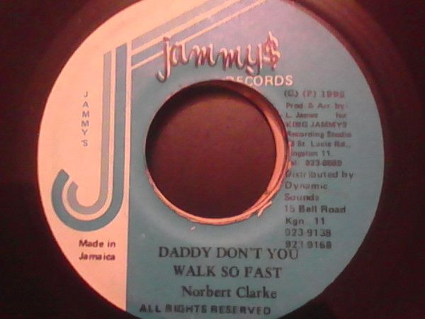 ・アーティスト Norbert Clarke (Lehbanchuleh) ・タイトル Daddy Don't You Walk So Fast ・レーベル・型番 Jammys none ・フォーマット 7インチレコード ・コンディション(盤) 良い (VG+) ・コンディション(ジャケット) プレインカバー（元ジャケット／カバー無し） ・コンディション(帯) オビなし ・特記事項 サンプル画像です。実際の商品の画像ではありません 商品写真はバーコード/カタログ番号に対応したサンプル画像ですので、お送りする商品の画像ではありません。帯やライナーなどの付属品は、特記事項に記載されている場合のみ含まれます。プロモやカラーレコードなどの仕様についても、該当する場合のみ特記事項に記載しています。 【ご購入前に必ずご確認ください】 ・本店サイト(www.recordcity.jp)とは価格、送料が違います ・本店サイト、その他支店のオーダーとは同梱発送できません ・注文確定後に別の注文を頂いた場合、注文同士の同梱は致しかねます。 ・別倉庫から発送しているため、店頭受け渡しは対応しておりません ・一部商品は他の通販サイトでも販売しているため、ご注文のタイミングによっては商品のご用意ができない場合がございます。 ・土日祝日はお休みです 金曜・祝前日9時以降のご連絡またはご入金は、返答または発送が週明け・祝日明けに順次対応となります。 ・ご購入後のキャンセル不可 ご購入後のキャンセルはいかなる理由においてもお受けできません。ご了承の上、ご購入くださいませ。 ・日本郵便(ゆうパック/ゆうメール)によるお届けになります。 ・中古品であることをご理解ください 当ストアでは中古商品を主に販売しております。中古品であることをご理解の上ご購入ください。また、一部商品はRecordCityオンラインストアで試聴可能です。 ・返品について お客様のご都合による返品は一切承っておりません。 表記の内容と実際の商品に相違がある場合、また針飛び等で返品・返金をご希望される場合は、商品の到着後1週間以内にご連絡ください。商品の返送をこちらで確認後、キャンセル・返金を行います。 コンディションVG以下の商品は返品できません。プレイに影響のない表面のこすれ傷、プレス起因のノイズ盤は返品の対象外です。 【コンディション表記】 ・ほぼ新品(M-)(Like New) 完全な新品。未使用。当店ではほぼ使用しません ・非常に良い(EX)(Excellent) 中古盤として美品な状態。わずかな経年を感じるものの傷みを感じさせない、当店基準で最高の状態 ・良い(VG+)(Very Good Plus) 丁寧に扱われた中古品で、軽い使用感がみられる。 ・可(VG)(Acceptable) 使い込まれた中古品で、「良い」よりもさらに使用感がみられる。 ・悪い(VG-)(Bad) 状態が悪いアイテム。使用の保障はなく、再生不可、針飛び、目立つノイズがあるかもしれない。状態によるクレーム不可。返品不可。 ・非常に悪い(G)(Very Bad) 「悪い」よりさらに状態が悪いアイテム。使用の保障はなく、再生不可、針飛び、目立つノイズがあるかもしれない。状態によるクレーム不可。返品不可。 ・ジャンク(Fair)(Junk/Fair) 割れている、反っている、水ダメージがある、カビ、ジャケットが分離している、ひどい書き込み、ひどい擦れなど最低の状態。使用の保障はなく、再生不可、針飛び、目立つノイズがあるかもしれない。状態によるクレーム不可。返品不可。 ・ジャンク(Poor)(Junk/Poor) 割れている、反っている、水ダメージがある、カビ、ジャケットが分離している、ひどい書き込み、ひどい擦れなど最低の状態。使用の保障はなく、再生不可、針飛び、目立つノイズがあるかもしれない。状態によるクレーム不可。返品不可。