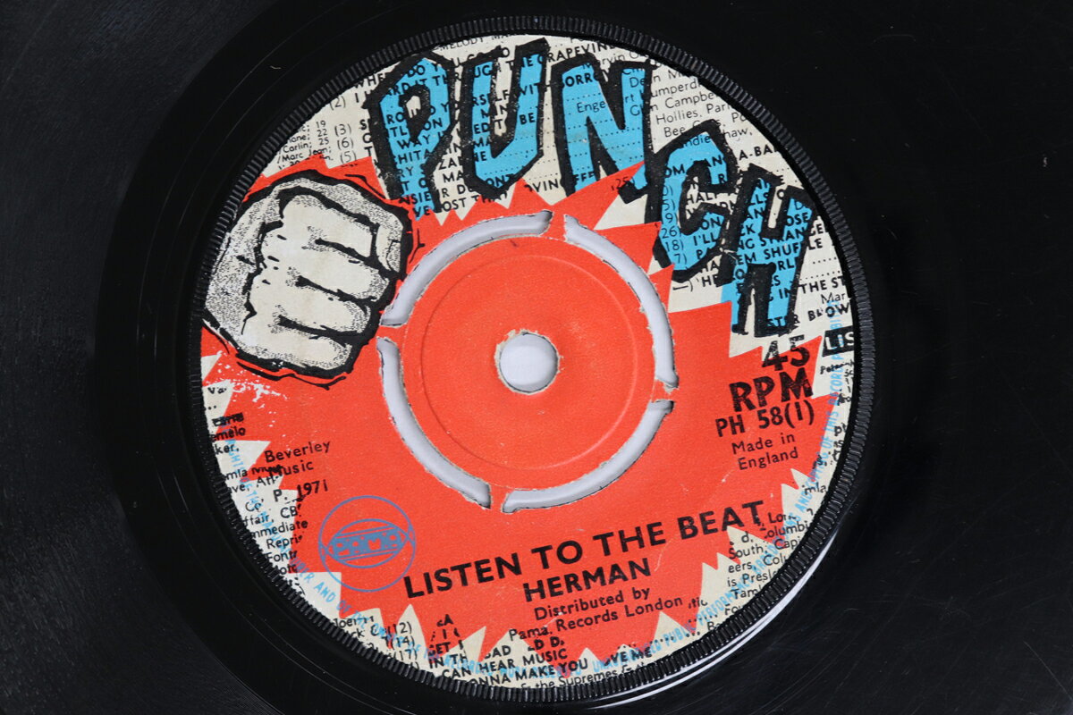 ・アーティスト Herman Chin-loy / Hippy Boys ・タイトル Listen To The Beat / Sounds Only ・レーベル・型番 PUNCH PH58 ・フォーマット 7インチレコード ・コンディション(盤) 悪い (VG-) ・コンディション(ジャケット) ・コンディション(帯) オビなし ・特記事項 【盤に目立った跡】【盤に小さいキズ】【SOC/B WOL】 実際に発送される商品の画像です 【ご購入前に必ずご確認ください】 ・本店サイト(www.recordcity.jp)とは価格、送料が違います ・本店サイト、その他支店のオーダーとは同梱発送できません ・注文確定後に別の注文を頂いた場合、注文同士の同梱は致しかねます。 ・別倉庫から発送しているため、店頭受け渡しは対応しておりません ・一部商品は他の通販サイトでも販売しているため、ご注文のタイミングによっては商品のご用意ができない場合がございます。 ・土日祝日はお休みです 金曜・祝前日9時以降のご連絡またはご入金は、返答または発送が週明け・祝日明けに順次対応となります。 ・ご購入後のキャンセル不可 ご購入後のキャンセルはいかなる理由においてもお受けできません。ご了承の上、ご購入くださいませ。 ・日本郵便(ゆうパック/ゆうメール)によるお届けになります。 ・中古品であることをご理解ください 当ストアでは中古商品を主に販売しております。中古品であることをご理解の上ご購入ください。また、一部商品はRecordCityオンラインストアで試聴可能です。 ・返品について お客様のご都合による返品は一切承っておりません。 表記の内容と実際の商品に相違がある場合、また針飛び等で返品・返金をご希望される場合は、商品の到着後1週間以内にご連絡ください。商品の返送をこちらで確認後、キャンセル・返金を行います。 コンディションVG以下の商品は返品できません。プレイに影響のない表面のこすれ傷、プレス起因のノイズ盤は返品の対象外です。 【コンディション表記】 ・ほぼ新品(M-)(Like New) 完全な新品。未使用。当店ではほぼ使用しません ・非常に良い(EX)(Excellent) 中古盤として美品な状態。わずかな経年を感じるものの傷みを感じさせない、当店基準で最高の状態 ・良い(VG+)(Very Good Plus) 丁寧に扱われた中古品で、軽い使用感がみられる。 ・可(VG)(Acceptable) 使い込まれた中古品で、「良い」よりもさらに使用感がみられる。 ・悪い(VG-)(Bad) 状態が悪いアイテム。使用の保障はなく、再生不可、針飛び、目立つノイズがあるかもしれない。状態によるクレーム不可。返品不可。 ・非常に悪い(G)(Very Bad) 「悪い」よりさらに状態が悪いアイテム。使用の保障はなく、再生不可、針飛び、目立つノイズがあるかもしれない。状態によるクレーム不可。返品不可。 ・ジャンク(Fair)(Junk/Fair) 割れている、反っている、水ダメージがある、カビ、ジャケットが分離している、ひどい書き込み、ひどい擦れなど最低の状態。使用の保障はなく、再生不可、針飛び、目立つノイズがあるかもしれない。状態によるクレーム不可。返品不可。 ・ジャンク(Poor)(Junk/Poor) 割れている、反っている、水ダメージがある、カビ、ジャケットが分離している、ひどい書き込み、ひどい擦れなど最低の状態。使用の保障はなく、再生不可、針飛び、目立つノイズがあるかもしれない。状態によるクレーム不可。返品不可。