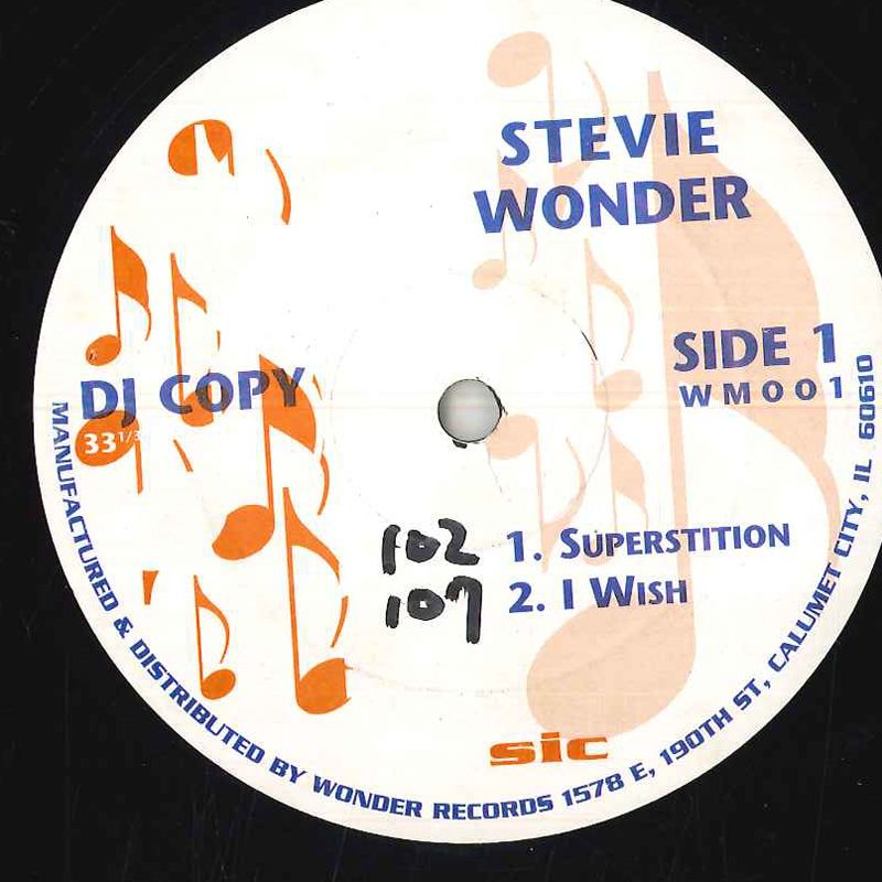 ・アーティスト Stevie Wonder ・タイトル Untitled ・レーベル・型番 WONDER RECORDS WM001 ・フォーマット 12インチレコード ・コンディション(盤) 非常に良い(EX) ・コンディション(ジャケット) プレインカバー（元ジャケット／カバー無し） ・コンディション(帯) オビなし ・特記事項 【レーベルに書き込み】 サンプル画像です。実際の商品の画像ではありません 商品写真はバーコード/カタログ番号に対応したサンプル画像ですので、お送りする商品の画像ではありません。帯やライナーなどの付属品は、特記事項に記載されている場合のみ含まれます。プロモやカラーレコードなどの仕様についても、該当する場合のみ特記事項に記載しています。 【ご購入前に必ずご確認ください】 ・本店サイト(www.recordcity.jp)とは価格、送料が違います ・本店サイト、その他支店のオーダーとは同梱発送できません ・注文確定後に別の注文を頂いた場合、注文同士の同梱は致しかねます。 ・別倉庫から発送しているため、店頭受け渡しは対応しておりません ・一部商品は他の通販サイトでも販売しているため、ご注文のタイミングによっては商品のご用意ができない場合がございます。 ・土日祝日はお休みです 金曜・祝前日9時以降のご連絡またはご入金は、返答または発送が週明け・祝日明けに順次対応となります。 ・ご購入後のキャンセル不可 ご購入後のキャンセルはいかなる理由においてもお受けできません。ご了承の上、ご購入くださいませ。 ・日本郵便(ゆうパック/ゆうメール)によるお届けになります。 ・中古品であることをご理解ください 当ストアでは中古商品を主に販売しております。中古品であることをご理解の上ご購入ください。また、一部商品はRecordCityオンラインストアで試聴可能です。 ・返品について お客様のご都合による返品は一切承っておりません。 表記の内容と実際の商品に相違がある場合、また針飛び等で返品・返金をご希望される場合は、商品の到着後1週間以内にご連絡ください。商品の返送をこちらで確認後、キャンセル・返金を行います。 コンディションVG以下の商品は返品できません。プレイに影響のない表面のこすれ傷、プレス起因のノイズ盤は返品の対象外です。 【コンディション表記】 ・ほぼ新品(M-)(Like New) 完全な新品。未使用。当店ではほぼ使用しません ・非常に良い(EX)(Excellent) 中古盤として美品な状態。わずかな経年を感じるものの傷みを感じさせない、当店基準で最高の状態 ・良い(VG+)(Very Good Plus) 丁寧に扱われた中古品で、軽い使用感がみられる。 ・可(VG)(Acceptable) 使い込まれた中古品で、「良い」よりもさらに使用感がみられる。 ・悪い(VG-)(Bad) 状態が悪いアイテム。使用の保障はなく、再生不可、針飛び、目立つノイズがあるかもしれない。状態によるクレーム不可。返品不可。 ・非常に悪い(G)(Very Bad) 「悪い」よりさらに状態が悪いアイテム。使用の保障はなく、再生不可、針飛び、目立つノイズがあるかもしれない。状態によるクレーム不可。返品不可。 ・ジャンク(Fair)(Junk/Fair) 割れている、反っている、水ダメージがある、カビ、ジャケットが分離している、ひどい書き込み、ひどい擦れなど最低の状態。使用の保障はなく、再生不可、針飛び、目立つノイズがあるかもしれない。状態によるクレーム不可。返品不可。 ・ジャンク(Poor)(Junk/Poor) 割れている、反っている、水ダメージがある、カビ、ジャケットが分離している、ひどい書き込み、ひどい擦れなど最低の状態。使用の保障はなく、再生不可、針飛び、目立つノイズがあるかもしれない。状態によるクレーム不可。返品不可。
