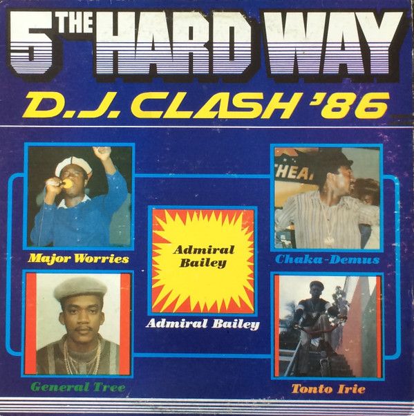 ・アーティスト Various ・タイトル 5 The Hard Way D.J. Clash '86 ・レーベル・型番 Live And Love LALP005 ・フォーマット LPレコード ・コンディション(盤) 良い (VG+) ・コンディション(ジャケット) 可 (VG) ・コンディション(帯) オビなし ・特記事項 【カバーにキズ/ダメージ】 サンプル画像です。実際の商品の画像ではありません 商品写真はバーコード/カタログ番号に対応したサンプル画像ですので、お送りする商品の画像ではありません。帯やライナーなどの付属品は、特記事項に記載されている場合のみ含まれます。プロモやカラーレコードなどの仕様についても、該当する場合のみ特記事項に記載しています。 【ご購入前に必ずご確認ください】 ・本店サイト(www.recordcity.jp)とは価格、送料が違います ・本店サイト、その他支店のオーダーとは同梱発送できません ・注文確定後に別の注文を頂いた場合、注文同士の同梱は致しかねます。 ・別倉庫から発送しているため、店頭受け渡しは対応しておりません ・一部商品は他の通販サイトでも販売しているため、ご注文のタイミングによっては商品のご用意ができない場合がございます。 ・土日祝日はお休みです 金曜・祝前日9時以降のご連絡またはご入金は、返答または発送が週明け・祝日明けに順次対応となります。 ・ご購入後のキャンセル不可 ご購入後のキャンセルはいかなる理由においてもお受けできません。ご了承の上、ご購入くださいませ。 ・日本郵便(ゆうパック/ゆうメール)によるお届けになります。 ・中古品であることをご理解ください 当ストアでは中古商品を主に販売しております。中古品であることをご理解の上ご購入ください。また、一部商品はRecordCityオンラインストアで試聴可能です。 ・返品について お客様のご都合による返品は一切承っておりません。 表記の内容と実際の商品に相違がある場合、また針飛び等で返品・返金をご希望される場合は、商品の到着後1週間以内にご連絡ください。商品の返送をこちらで確認後、キャンセル・返金を行います。 コンディションVG以下の商品は返品できません。プレイに影響のない表面のこすれ傷、プレス起因のノイズ盤は返品の対象外です。 【コンディション表記】 ・ほぼ新品(M-)(Like New) 完全な新品。未使用。当店ではほぼ使用しません ・非常に良い(EX)(Excellent) 中古盤として美品な状態。わずかな経年を感じるものの傷みを感じさせない、当店基準で最高の状態 ・良い(VG+)(Very Good Plus) 丁寧に扱われた中古品で、軽い使用感がみられる。 ・可(VG)(Acceptable) 使い込まれた中古品で、「良い」よりもさらに使用感がみられる。 ・悪い(VG-)(Bad) 状態が悪いアイテム。使用の保障はなく、再生不可、針飛び、目立つノイズがあるかもしれない。状態によるクレーム不可。返品不可。 ・非常に悪い(G)(Very Bad) 「悪い」よりさらに状態が悪いアイテム。使用の保障はなく、再生不可、針飛び、目立つノイズがあるかもしれない。状態によるクレーム不可。返品不可。 ・ジャンク(Fair)(Junk/Fair) 割れている、反っている、水ダメージがある、カビ、ジャケットが分離している、ひどい書き込み、ひどい擦れなど最低の状態。使用の保障はなく、再生不可、針飛び、目立つノイズがあるかもしれない。状態によるクレーム不可。返品不可。 ・ジャンク(Poor)(Junk/Poor) 割れている、反っている、水ダメージがある、カビ、ジャケットが分離している、ひどい書き込み、ひどい擦れなど最低の状態。使用の保障はなく、再生不可、針飛び、目立つノイズがあるかもしれない。状態によるクレーム不可。返品不可。