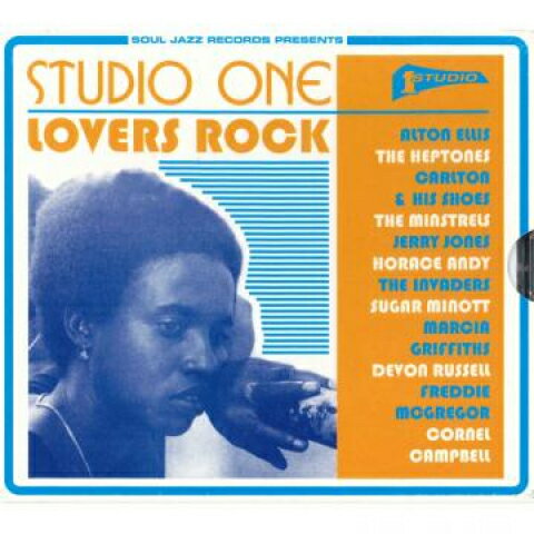 ・アーティスト Various ・タイトル Studio One Lovers Rock ・レーベル・型番 Soul Jazz Records UK SJRCD422 ・フォーマット CD ・コンディション(盤) 新品 (M) ・コンディション(ジャケット) 新品 (M) ・コンディション(帯) オビなし ・特記事項 【未開封】 サンプル画像です。実際の商品の画像ではありません 商品写真はバーコード/カタログ番号に対応したサンプル画像ですので、お送りする商品の画像ではありません。帯やライナーなどの付属品は、特記事項に記載されている場合のみ含まれます。プロモやカラーレコードなどの仕様についても、該当する場合のみ特記事項に記載しています。 【ご購入前に必ずご確認ください】 ・本店サイト(www.recordcity.jp)とは価格、送料が違います ・本店サイト、その他支店のオーダーとは同梱発送できません ・注文確定後に別の注文を頂いた場合、注文同士の同梱は致しかねます。 ・別倉庫から発送しているため、店頭受け渡しは対応しておりません ・一部商品は他の通販サイトでも販売しているため、ご注文のタイミングによっては商品のご用意ができない場合がございます。 ・土日祝日はお休みです 金曜・祝前日9時以降のご連絡またはご入金は、返答または発送が週明け・祝日明けに順次対応となります。 ・ご購入後のキャンセル不可 ご購入後のキャンセルはいかなる理由においてもお受けできません。ご了承の上、ご購入くださいませ。 ・日本郵便(ゆうパック/ゆうメール)によるお届けになります。 ・中古品であることをご理解ください 当ストアでは中古商品を主に販売しております。中古品であることをご理解の上ご購入ください。また、一部商品はRecordCityオンラインストアで試聴可能です。 ・返品について お客様のご都合による返品は一切承っておりません。 表記の内容と実際の商品に相違がある場合、また針飛び等で返品・返金をご希望される場合は、商品の到着後1週間以内にご連絡ください。商品の返送をこちらで確認後、キャンセル・返金を行います。 コンディションVG以下の商品は返品できません。プレイに影響のない表面のこすれ傷、プレス起因のノイズ盤は返品の対象外です。 【コンディション表記】 ・ほぼ新品(M-)(Like New) 完全な新品。未使用。当店ではほぼ使用しません ・非常に良い(EX)(Excellent) 中古盤として美品な状態。わずかな経年を感じるものの傷みを感じさせない、当店基準で最高の状態 ・良い(VG+)(Very Good Plus) 丁寧に扱われた中古品で、軽い使用感がみられる。 ・可(VG)(Acceptable) 使い込まれた中古品で、「良い」よりもさらに使用感がみられる。 ・悪い(VG-)(Bad) 状態が悪いアイテム。使用の保障はなく、再生不可、針飛び、目立つノイズがあるかもしれない。状態によるクレーム不可。返品不可。 ・非常に悪い(G)(Very Bad) 「悪い」よりさらに状態が悪いアイテム。使用の保障はなく、再生不可、針飛び、目立つノイズがあるかもしれない。状態によるクレーム不可。返品不可。 ・ジャンク(Fair)(Junk/Fair) 割れている、反っている、水ダメージがある、カビ、ジャケットが分離している、ひどい書き込み、ひどい擦れなど最低の状態。使用の保障はなく、再生不可、針飛び、目立つノイズがあるかもしれない。状態によるクレーム不可。返品不可。 ・ジャンク(Poor)(Junk/Poor) 割れている、反っている、水ダメージがある、カビ、ジャケットが分離している、ひどい書き込み、ひどい擦れなど最低の状態。使用の保障はなく、再生不可、針飛び、目立つノイズがあるかもしれない。状態によるクレーム不可。返品不可。