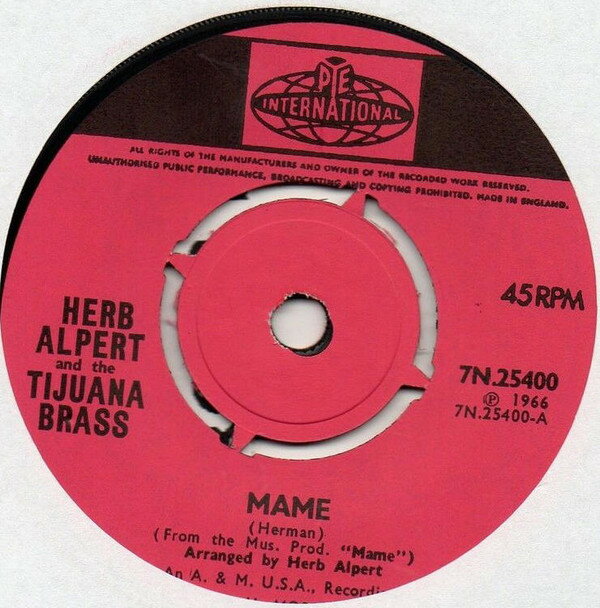 ・アーティスト Herb Alpert & The Tijuana Brass ・タイトル Mame ・レーベル・型番 Pye International 7N25400 ・フォーマット 7インチレコード ・コンディション(盤) 良い (VG+) ・コンディション(ジャケット) プレインカバー（元ジャケット／カバー無し） ・コンディション(帯) オビなし ・特記事項 サンプル画像です。実際の商品の画像ではありません 商品写真はバーコード/カタログ番号に対応したサンプル画像ですので、お送りする商品の画像ではありません。帯やライナーなどの付属品は、特記事項に記載されている場合のみ含まれます。プロモやカラーレコードなどの仕様についても、該当する場合のみ特記事項に記載しています。 【ご購入前に必ずご確認ください】 ・本店サイト(www.recordcity.jp)とは価格、送料が違います ・本店サイト、その他支店のオーダーとは同梱発送できません ・注文確定後に別の注文を頂いた場合、注文同士の同梱は致しかねます。 ・別倉庫から発送しているため、店頭受け渡しは対応しておりません ・一部商品は他の通販サイトでも販売しているため、ご注文のタイミングによっては商品のご用意ができない場合がございます。 ・土日祝日はお休みです 金曜・祝前日9時以降のご連絡またはご入金は、返答または発送が週明け・祝日明けに順次対応となります。 ・ご購入後のキャンセル不可 ご購入後のキャンセルはいかなる理由においてもお受けできません。ご了承の上、ご購入くださいませ。 ・日本郵便(ゆうパック/ゆうメール)によるお届けになります。 ・中古品であることをご理解ください 当ストアでは中古商品を主に販売しております。中古品であることをご理解の上ご購入ください。また、一部商品はRecordCityオンラインストアで試聴可能です。 ・返品について お客様のご都合による返品は一切承っておりません。 表記の内容と実際の商品に相違がある場合、また針飛び等で返品・返金をご希望される場合は、商品の到着後1週間以内にご連絡ください。商品の返送をこちらで確認後、キャンセル・返金を行います。 コンディションVG以下の商品は返品できません。プレイに影響のない表面のこすれ傷、プレス起因のノイズ盤は返品の対象外です。 【コンディション表記】 ・ほぼ新品(M-)(Like New) 完全な新品。未使用。当店ではほぼ使用しません ・非常に良い(EX)(Excellent) 中古盤として美品な状態。わずかな経年を感じるものの傷みを感じさせない、当店基準で最高の状態 ・良い(VG+)(Very Good Plus) 丁寧に扱われた中古品で、軽い使用感がみられる。 ・可(VG)(Acceptable) 使い込まれた中古品で、「良い」よりもさらに使用感がみられる。 ・悪い(VG-)(Bad) 状態が悪いアイテム。使用の保障はなく、再生不可、針飛び、目立つノイズがあるかもしれない。状態によるクレーム不可。返品不可。 ・非常に悪い(G)(Very Bad) 「悪い」よりさらに状態が悪いアイテム。使用の保障はなく、再生不可、針飛び、目立つノイズがあるかもしれない。状態によるクレーム不可。返品不可。 ・ジャンク(Fair)(Junk/Fair) 割れている、反っている、水ダメージがある、カビ、ジャケットが分離している、ひどい書き込み、ひどい擦れなど最低の状態。使用の保障はなく、再生不可、針飛び、目立つノイズがあるかもしれない。状態によるクレーム不可。返品不可。 ・ジャンク(Poor)(Junk/Poor) 割れている、反っている、水ダメージがある、カビ、ジャケットが分離している、ひどい書き込み、ひどい擦れなど最低の状態。使用の保障はなく、再生不可、針飛び、目立つノイズがあるかもしれない。状態によるクレーム不可。返品不可。