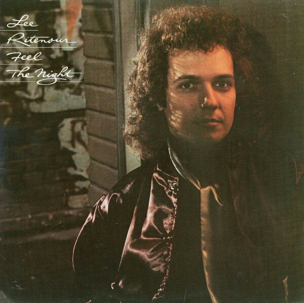 ・アーティスト Lee Ritenour ・タイトル Feel The Night ・レーベル・型番 ・フォーマット LPレコード ・コンディション(盤) 良い (VG+) ・コンディション(ジャケット) 可 (VG) ・コンディション(帯) オビなし ・特記事項 サンプル画像です。実際の商品の画像ではありません 商品写真はバーコード/カタログ番号に対応したサンプル画像ですので、お送りする商品の画像ではありません。帯やライナーなどの付属品は、特記事項に記載されている場合のみ含まれます。プロモやカラーレコードなどの仕様についても、該当する場合のみ特記事項に記載しています。 【ご購入前に必ずご確認ください】 ・本店サイト(www.recordcity.jp)とは価格、送料が違います ・本店サイト、その他支店のオーダーとは同梱発送できません ・注文確定後に別の注文を頂いた場合、注文同士の同梱は致しかねます。 ・別倉庫から発送しているため、店頭受け渡しは対応しておりません ・一部商品は他の通販サイトでも販売しているため、ご注文のタイミングによっては商品のご用意ができない場合がございます。 ・土日祝日はお休みです 金曜・祝前日9時以降のご連絡またはご入金は、返答または発送が週明け・祝日明けに順次対応となります。 ・ご購入後のキャンセル不可 ご購入後のキャンセルはいかなる理由においてもお受けできません。ご了承の上、ご購入くださいませ。 ・日本郵便(ゆうパック/ゆうメール)によるお届けになります。 ・中古品であることをご理解ください 当ストアでは中古商品を主に販売しております。中古品であることをご理解の上ご購入ください。また、一部商品はRecordCityオンラインストアで試聴可能です。 ・返品について お客様のご都合による返品は一切承っておりません。 表記の内容と実際の商品に相違がある場合、また針飛び等で返品・返金をご希望される場合は、商品の到着後1週間以内にご連絡ください。商品の返送をこちらで確認後、キャンセル・返金を行います。 コンディションVG以下の商品は返品できません。プレイに影響のない表面のこすれ傷、プレス起因のノイズ盤は返品の対象外です。 【コンディション表記】 ・ほぼ新品(M-)(Like New) 完全な新品。未使用。当店ではほぼ使用しません ・非常に良い(EX)(Excellent) 中古盤として美品な状態。わずかな経年を感じるものの傷みを感じさせない、当店基準で最高の状態 ・良い(VG+)(Very Good Plus) 丁寧に扱われた中古品で、軽い使用感がみられる。 ・可(VG)(Acceptable) 使い込まれた中古品で、「良い」よりもさらに使用感がみられる。 ・悪い(VG-)(Bad) 状態が悪いアイテム。使用の保障はなく、再生不可、針飛び、目立つノイズがあるかもしれない。状態によるクレーム不可。返品不可。 ・非常に悪い(G)(Very Bad) 「悪い」よりさらに状態が悪いアイテム。使用の保障はなく、再生不可、針飛び、目立つノイズがあるかもしれない。状態によるクレーム不可。返品不可。 ・ジャンク(Fair)(Junk/Fair) 割れている、反っている、水ダメージがある、カビ、ジャケットが分離している、ひどい書き込み、ひどい擦れなど最低の状態。使用の保障はなく、再生不可、針飛び、目立つノイズがあるかもしれない。状態によるクレーム不可。返品不可。 ・ジャンク(Poor)(Junk/Poor) 割れている、反っている、水ダメージがある、カビ、ジャケットが分離している、ひどい書き込み、ひどい擦れなど最低の状態。使用の保障はなく、再生不可、針飛び、目立つノイズがあるかもしれない。状態によるクレーム不可。返品不可。