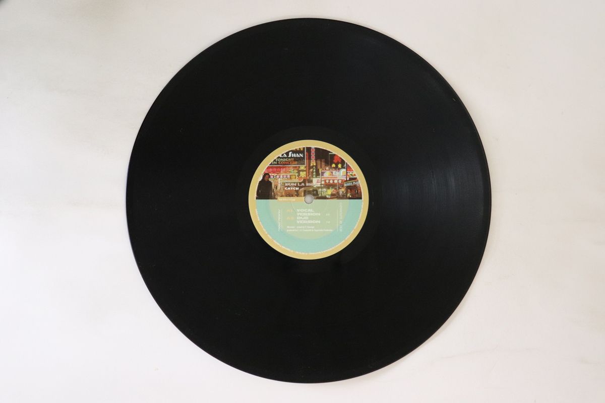 ・アーティスト Sun-la-shan ・タイトル Catch - Best Of Superradio Records (Part 4) ・レーベル・型番 RADIUS RAD018 ・フォーマット 12インチレコード ・コンディション(盤) 可 (VG) ・コンディション(ジャケット) カバーなし ・コンディション(帯) オビなし ・特記事項 【盤塩ビ焼け】 実際に発送される商品の画像です 【ご購入前に必ずご確認ください】 ・本店サイト(www.recordcity.jp)とは価格、送料が違います ・本店サイト、その他支店のオーダーとは同梱発送できません ・注文確定後に別の注文を頂いた場合、注文同士の同梱は致しかねます。 ・別倉庫から発送しているため、店頭受け渡しは対応しておりません ・一部商品は他の通販サイトでも販売しているため、ご注文のタイミングによっては商品のご用意ができない場合がございます。 ・土日祝日はお休みです 金曜・祝前日9時以降のご連絡またはご入金は、返答または発送が週明け・祝日明けに順次対応となります。 ・ご購入後のキャンセル不可 ご購入後のキャンセルはいかなる理由においてもお受けできません。ご了承の上、ご購入くださいませ。 ・日本郵便(ゆうパック/ゆうメール)によるお届けになります。 ・中古品であることをご理解ください 当ストアでは中古商品を主に販売しております。中古品であることをご理解の上ご購入ください。また、一部商品はRecordCityオンラインストアで試聴可能です。 ・返品について お客様のご都合による返品は一切承っておりません。 表記の内容と実際の商品に相違がある場合、また針飛び等で返品・返金をご希望される場合は、商品の到着後1週間以内にご連絡ください。商品の返送をこちらで確認後、キャンセル・返金を行います。 コンディションVG以下の商品は返品できません。プレイに影響のない表面のこすれ傷、プレス起因のノイズ盤は返品の対象外です。 【コンディション表記】 ・ほぼ新品(M-)(Like New) 完全な新品。未使用。当店ではほぼ使用しません ・非常に良い(EX)(Excellent) 中古盤として美品な状態。わずかな経年を感じるものの傷みを感じさせない、当店基準で最高の状態 ・良い(VG+)(Very Good Plus) 丁寧に扱われた中古品で、軽い使用感がみられる。 ・可(VG)(Acceptable) 使い込まれた中古品で、「良い」よりもさらに使用感がみられる。 ・悪い(VG-)(Bad) 状態が悪いアイテム。使用の保障はなく、再生不可、針飛び、目立つノイズがあるかもしれない。状態によるクレーム不可。返品不可。 ・非常に悪い(G)(Very Bad) 「悪い」よりさらに状態が悪いアイテム。使用の保障はなく、再生不可、針飛び、目立つノイズがあるかもしれない。状態によるクレーム不可。返品不可。 ・ジャンク(Fair)(Junk/Fair) 割れている、反っている、水ダメージがある、カビ、ジャケットが分離している、ひどい書き込み、ひどい擦れなど最低の状態。使用の保障はなく、再生不可、針飛び、目立つノイズがあるかもしれない。状態によるクレーム不可。返品不可。 ・ジャンク(Poor)(Junk/Poor) 割れている、反っている、水ダメージがある、カビ、ジャケットが分離している、ひどい書き込み、ひどい擦れなど最低の状態。使用の保障はなく、再生不可、針飛び、目立つノイズがあるかもしれない。状態によるクレーム不可。返品不可。