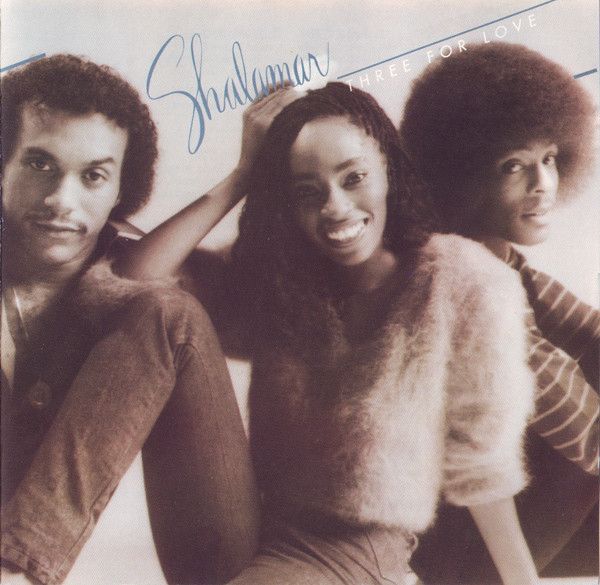 ・アーティスト Shalamar ・タイトル Three for Love ・レーベル・型番 Sequel Records NEBCD790 ・フォーマット CD ・コンディション(盤) 非常に良い(EX) ・コンディション(ジャケット) ・コンディション(帯) オビなし ・特記事項 【ケース擦れ】 サンプル画像です。実際の商品の画像ではありません 商品写真はバーコード/カタログ番号に対応したサンプル画像ですので、お送りする商品の画像ではありません。帯やライナーなどの付属品は、特記事項に記載されている場合のみ含まれます。プロモやカラーレコードなどの仕様についても、該当する場合のみ特記事項に記載しています。 【ご購入前に必ずご確認ください】 ・本店サイト(www.recordcity.jp)とは価格、送料が違います ・本店サイト、その他支店のオーダーとは同梱発送できません ・注文確定後に別の注文を頂いた場合、注文同士の同梱は致しかねます。 ・別倉庫から発送しているため、店頭受け渡しは対応しておりません ・一部商品は他の通販サイトでも販売しているため、ご注文のタイミングによっては商品のご用意ができない場合がございます。 ・土日祝日はお休みです 金曜・祝前日9時以降のご連絡またはご入金は、返答または発送が週明け・祝日明けに順次対応となります。 ・ご購入後のキャンセル不可 ご購入後のキャンセルはいかなる理由においてもお受けできません。ご了承の上、ご購入くださいませ。 ・日本郵便(ゆうパック/ゆうメール)によるお届けになります。 ・中古品であることをご理解ください 当ストアでは中古商品を主に販売しております。中古品であることをご理解の上ご購入ください。また、一部商品はRecordCityオンラインストアで試聴可能です。 ・返品について お客様のご都合による返品は一切承っておりません。 表記の内容と実際の商品に相違がある場合、また針飛び等で返品・返金をご希望される場合は、商品の到着後1週間以内にご連絡ください。商品の返送をこちらで確認後、キャンセル・返金を行います。 コンディションVG以下の商品は返品できません。プレイに影響のない表面のこすれ傷、プレス起因のノイズ盤は返品の対象外です。 【コンディション表記】 ・ほぼ新品(M-)(Like New) 完全な新品。未使用。当店ではほぼ使用しません ・非常に良い(EX)(Excellent) 中古盤として美品な状態。わずかな経年を感じるものの傷みを感じさせない、当店基準で最高の状態 ・良い(VG+)(Very Good Plus) 丁寧に扱われた中古品で、軽い使用感がみられる。 ・可(VG)(Acceptable) 使い込まれた中古品で、「良い」よりもさらに使用感がみられる。 ・悪い(VG-)(Bad) 状態が悪いアイテム。使用の保障はなく、再生不可、針飛び、目立つノイズがあるかもしれない。状態によるクレーム不可。返品不可。 ・非常に悪い(G)(Very Bad) 「悪い」よりさらに状態が悪いアイテム。使用の保障はなく、再生不可、針飛び、目立つノイズがあるかもしれない。状態によるクレーム不可。返品不可。 ・ジャンク(Fair)(Junk/Fair) 割れている、反っている、水ダメージがある、カビ、ジャケットが分離している、ひどい書き込み、ひどい擦れなど最低の状態。使用の保障はなく、再生不可、針飛び、目立つノイズがあるかもしれない。状態によるクレーム不可。返品不可。 ・ジャンク(Poor)(Junk/Poor) 割れている、反っている、水ダメージがある、カビ、ジャケットが分離している、ひどい書き込み、ひどい擦れなど最低の状態。使用の保障はなく、再生不可、針飛び、目立つノイズがあるかもしれない。状態によるクレーム不可。返品不可。