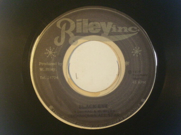 ・アーティスト Techniques All Stars ・タイトル Black Eye ・レーベル・型番 Riley Inc. NONE ・フォーマット 7インチレコード ・コンディション(盤) 良い (VG+) ・コンディション(ジャケット) プレインカバー（元ジャケット／カバー無し） ・コンディション(帯) オビなし ・特記事項 サンプル画像です。実際の商品の画像ではありません 商品写真はバーコード/カタログ番号に対応したサンプル画像ですので、お送りする商品の画像ではありません。帯やライナーなどの付属品は、特記事項に記載されている場合のみ含まれます。プロモやカラーレコードなどの仕様についても、該当する場合のみ特記事項に記載しています。 【ご購入前に必ずご確認ください】 ・本店サイト(www.recordcity.jp)とは価格、送料が違います ・本店サイト、その他支店のオーダーとは同梱発送できません ・注文確定後に別の注文を頂いた場合、注文同士の同梱は致しかねます。 ・別倉庫から発送しているため、店頭受け渡しは対応しておりません ・一部商品は他の通販サイトでも販売しているため、ご注文のタイミングによっては商品のご用意ができない場合がございます。 ・土日祝日はお休みです 金曜・祝前日9時以降のご連絡またはご入金は、返答または発送が週明け・祝日明けに順次対応となります。 ・ご購入後のキャンセル不可 ご購入後のキャンセルはいかなる理由においてもお受けできません。ご了承の上、ご購入くださいませ。 ・日本郵便(ゆうパック/ゆうメール)によるお届けになります。 ・中古品であることをご理解ください 当ストアでは中古商品を主に販売しております。中古品であることをご理解の上ご購入ください。また、一部商品はRecordCityオンラインストアで試聴可能です。 ・返品について お客様のご都合による返品は一切承っておりません。 表記の内容と実際の商品に相違がある場合、また針飛び等で返品・返金をご希望される場合は、商品の到着後1週間以内にご連絡ください。商品の返送をこちらで確認後、キャンセル・返金を行います。 コンディションVG以下の商品は返品できません。プレイに影響のない表面のこすれ傷、プレス起因のノイズ盤は返品の対象外です。 【コンディション表記】 ・ほぼ新品(M-)(Like New) 完全な新品。未使用。当店ではほぼ使用しません ・非常に良い(EX)(Excellent) 中古盤として美品な状態。わずかな経年を感じるものの傷みを感じさせない、当店基準で最高の状態 ・良い(VG+)(Very Good Plus) 丁寧に扱われた中古品で、軽い使用感がみられる。 ・可(VG)(Acceptable) 使い込まれた中古品で、「良い」よりもさらに使用感がみられる。 ・悪い(VG-)(Bad) 状態が悪いアイテム。使用の保障はなく、再生不可、針飛び、目立つノイズがあるかもしれない。状態によるクレーム不可。返品不可。 ・非常に悪い(G)(Very Bad) 「悪い」よりさらに状態が悪いアイテム。使用の保障はなく、再生不可、針飛び、目立つノイズがあるかもしれない。状態によるクレーム不可。返品不可。 ・ジャンク(Fair)(Junk/Fair) 割れている、反っている、水ダメージがある、カビ、ジャケットが分離している、ひどい書き込み、ひどい擦れなど最低の状態。使用の保障はなく、再生不可、針飛び、目立つノイズがあるかもしれない。状態によるクレーム不可。返品不可。 ・ジャンク(Poor)(Junk/Poor) 割れている、反っている、水ダメージがある、カビ、ジャケットが分離している、ひどい書き込み、ひどい擦れなど最低の状態。使用の保障はなく、再生不可、針飛び、目立つノイズがあるかもしれない。状態によるクレーム不可。返品不可。
