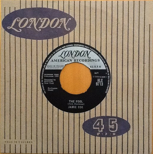 ・アーティスト Jamie Coe ・タイトル The Fool ・レーベル・型番 London Records, London American Recordings HLX9713 ・フォーマット 7インチレコード ・コンディション(盤) 良い (VG+) ・コンディション(ジャケット) プレインカバー（元ジャケット／カバー無し） ・コンディション(帯) オビなし ・特記事項 【company sleeve】 サンプル画像です。実際の商品の画像ではありません 商品写真はバーコード/カタログ番号に対応したサンプル画像ですので、お送りする商品の画像ではありません。帯やライナーなどの付属品は、特記事項に記載されている場合のみ含まれます。プロモやカラーレコードなどの仕様についても、該当する場合のみ特記事項に記載しています。 【ご購入前に必ずご確認ください】 ・本店サイト(www.recordcity.jp)とは価格、送料が違います ・本店サイト、その他支店のオーダーとは同梱発送できません ・注文確定後に別の注文を頂いた場合、注文同士の同梱は致しかねます。 ・別倉庫から発送しているため、店頭受け渡しは対応しておりません ・一部商品は他の通販サイトでも販売しているため、ご注文のタイミングによっては商品のご用意ができない場合がございます。 ・土日祝日はお休みです 金曜・祝前日9時以降のご連絡またはご入金は、返答または発送が週明け・祝日明けに順次対応となります。 ・ご購入後のキャンセル不可 ご購入後のキャンセルはいかなる理由においてもお受けできません。ご了承の上、ご購入くださいませ。 ・日本郵便(ゆうパック/ゆうメール)によるお届けになります。 ・中古品であることをご理解ください 当ストアでは中古商品を主に販売しております。中古品であることをご理解の上ご購入ください。また、一部商品はRecordCityオンラインストアで試聴可能です。 ・返品について お客様のご都合による返品は一切承っておりません。 表記の内容と実際の商品に相違がある場合、また針飛び等で返品・返金をご希望される場合は、商品の到着後1週間以内にご連絡ください。商品の返送をこちらで確認後、キャンセル・返金を行います。 コンディションVG以下の商品は返品できません。プレイに影響のない表面のこすれ傷、プレス起因のノイズ盤は返品の対象外です。 【コンディション表記】 ・ほぼ新品(M-)(Like New) 完全な新品。未使用。当店ではほぼ使用しません ・非常に良い(EX)(Excellent) 中古盤として美品な状態。わずかな経年を感じるものの傷みを感じさせない、当店基準で最高の状態 ・良い(VG+)(Very Good Plus) 丁寧に扱われた中古品で、軽い使用感がみられる。 ・可(VG)(Acceptable) 使い込まれた中古品で、「良い」よりもさらに使用感がみられる。 ・悪い(VG-)(Bad) 状態が悪いアイテム。使用の保障はなく、再生不可、針飛び、目立つノイズがあるかもしれない。状態によるクレーム不可。返品不可。 ・非常に悪い(G)(Very Bad) 「悪い」よりさらに状態が悪いアイテム。使用の保障はなく、再生不可、針飛び、目立つノイズがあるかもしれない。状態によるクレーム不可。返品不可。 ・ジャンク(Fair)(Junk/Fair) 割れている、反っている、水ダメージがある、カビ、ジャケットが分離している、ひどい書き込み、ひどい擦れなど最低の状態。使用の保障はなく、再生不可、針飛び、目立つノイズがあるかもしれない。状態によるクレーム不可。返品不可。 ・ジャンク(Poor)(Junk/Poor) 割れている、反っている、水ダメージがある、カビ、ジャケットが分離している、ひどい書き込み、ひどい擦れなど最低の状態。使用の保障はなく、再生不可、針飛び、目立つノイズがあるかもしれない。状態によるクレーム不可。返品不可。