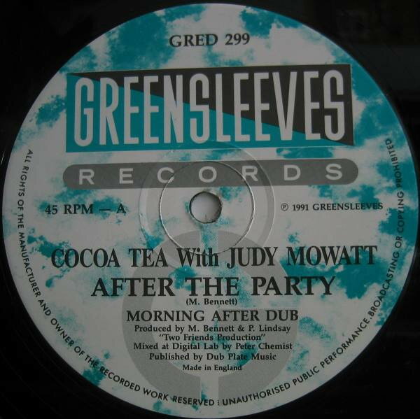 ・アーティスト Cocoa Tea With Judy Mowatt ・タイトル After The Party ・レーベル・型番 Greensleeves Records GRED299 ・フォーマット 12インチレコード ・コンディション(盤) 良い (VG+) ・コンディション(ジャケット) プレインカバー（元ジャケット／カバー無し） ・コンディション(帯) オビなし ・特記事項 【Company Sleeve】 サンプル画像です。実際の商品の画像ではありません 商品写真はバーコード/カタログ番号に対応したサンプル画像ですので、お送りする商品の画像ではありません。帯やライナーなどの付属品は、特記事項に記載されている場合のみ含まれます。プロモやカラーレコードなどの仕様についても、該当する場合のみ特記事項に記載しています。 【ご購入前に必ずご確認ください】 ・本店サイト(www.recordcity.jp)とは価格、送料が違います ・本店サイト、その他支店のオーダーとは同梱発送できません ・注文確定後に別の注文を頂いた場合、注文同士の同梱は致しかねます。 ・別倉庫から発送しているため、店頭受け渡しは対応しておりません ・一部商品は他の通販サイトでも販売しているため、ご注文のタイミングによっては商品のご用意ができない場合がございます。 ・土日祝日はお休みです 金曜・祝前日9時以降のご連絡またはご入金は、返答または発送が週明け・祝日明けに順次対応となります。 ・ご購入後のキャンセル不可 ご購入後のキャンセルはいかなる理由においてもお受けできません。ご了承の上、ご購入くださいませ。 ・日本郵便(ゆうパック/ゆうメール)によるお届けになります。 ・中古品であることをご理解ください 当ストアでは中古商品を主に販売しております。中古品であることをご理解の上ご購入ください。また、一部商品はRecordCityオンラインストアで試聴可能です。 ・返品について お客様のご都合による返品は一切承っておりません。 表記の内容と実際の商品に相違がある場合、また針飛び等で返品・返金をご希望される場合は、商品の到着後1週間以内にご連絡ください。商品の返送をこちらで確認後、キャンセル・返金を行います。 コンディションVG以下の商品は返品できません。プレイに影響のない表面のこすれ傷、プレス起因のノイズ盤は返品の対象外です。 【コンディション表記】 ・ほぼ新品(M-)(Like New) 完全な新品。未使用。当店ではほぼ使用しません ・非常に良い(EX)(Excellent) 中古盤として美品な状態。わずかな経年を感じるものの傷みを感じさせない、当店基準で最高の状態 ・良い(VG+)(Very Good Plus) 丁寧に扱われた中古品で、軽い使用感がみられる。 ・可(VG)(Acceptable) 使い込まれた中古品で、「良い」よりもさらに使用感がみられる。 ・悪い(VG-)(Bad) 状態が悪いアイテム。使用の保障はなく、再生不可、針飛び、目立つノイズがあるかもしれない。状態によるクレーム不可。返品不可。 ・非常に悪い(G)(Very Bad) 「悪い」よりさらに状態が悪いアイテム。使用の保障はなく、再生不可、針飛び、目立つノイズがあるかもしれない。状態によるクレーム不可。返品不可。 ・ジャンク(Fair)(Junk/Fair) 割れている、反っている、水ダメージがある、カビ、ジャケットが分離している、ひどい書き込み、ひどい擦れなど最低の状態。使用の保障はなく、再生不可、針飛び、目立つノイズがあるかもしれない。状態によるクレーム不可。返品不可。 ・ジャンク(Poor)(Junk/Poor) 割れている、反っている、水ダメージがある、カビ、ジャケットが分離している、ひどい書き込み、ひどい擦れなど最低の状態。使用の保障はなく、再生不可、針飛び、目立つノイズがあるかもしれない。状態によるクレーム不可。返品不可。