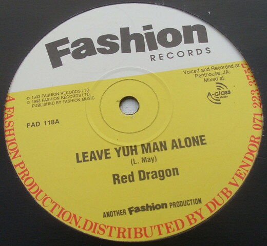 ・アーティスト Red Dragon ・タイトル Leave Yuh Man Alone / Boasy ・レーベル・型番 Fashion Records FAD118 ・フォーマット 12インチレコード ・コンディション(盤) 良い (VG+) ・コンディション(ジャケット) プレインカバー（元ジャケット／カバー無し） ・コンディション(帯) オビなし ・特記事項 サンプル画像です。実際の商品の画像ではありません 商品写真はバーコード/カタログ番号に対応したサンプル画像ですので、お送りする商品の画像ではありません。帯やライナーなどの付属品は、特記事項に記載されている場合のみ含まれます。プロモやカラーレコードなどの仕様についても、該当する場合のみ特記事項に記載しています。 【ご購入前に必ずご確認ください】 ・本店サイト(www.recordcity.jp)とは価格、送料が違います ・本店サイト、その他支店のオーダーとは同梱発送できません ・注文確定後に別の注文を頂いた場合、注文同士の同梱は致しかねます。 ・別倉庫から発送しているため、店頭受け渡しは対応しておりません ・一部商品は他の通販サイトでも販売しているため、ご注文のタイミングによっては商品のご用意ができない場合がございます。 ・土日祝日はお休みです 金曜・祝前日9時以降のご連絡またはご入金は、返答または発送が週明け・祝日明けに順次対応となります。 ・ご購入後のキャンセル不可 ご購入後のキャンセルはいかなる理由においてもお受けできません。ご了承の上、ご購入くださいませ。 ・日本郵便(ゆうパック/ゆうメール)によるお届けになります。 ・中古品であることをご理解ください 当ストアでは中古商品を主に販売しております。中古品であることをご理解の上ご購入ください。また、一部商品はRecordCityオンラインストアで試聴可能です。 ・返品について お客様のご都合による返品は一切承っておりません。 表記の内容と実際の商品に相違がある場合、また針飛び等で返品・返金をご希望される場合は、商品の到着後1週間以内にご連絡ください。商品の返送をこちらで確認後、キャンセル・返金を行います。 コンディションVG以下の商品は返品できません。プレイに影響のない表面のこすれ傷、プレス起因のノイズ盤は返品の対象外です。 【コンディション表記】 ・ほぼ新品(M-)(Like New) 完全な新品。未使用。当店ではほぼ使用しません ・非常に良い(EX)(Excellent) 中古盤として美品な状態。わずかな経年を感じるものの傷みを感じさせない、当店基準で最高の状態 ・良い(VG+)(Very Good Plus) 丁寧に扱われた中古品で、軽い使用感がみられる。 ・可(VG)(Acceptable) 使い込まれた中古品で、「良い」よりもさらに使用感がみられる。 ・悪い(VG-)(Bad) 状態が悪いアイテム。使用の保障はなく、再生不可、針飛び、目立つノイズがあるかもしれない。状態によるクレーム不可。返品不可。 ・非常に悪い(G)(Very Bad) 「悪い」よりさらに状態が悪いアイテム。使用の保障はなく、再生不可、針飛び、目立つノイズがあるかもしれない。状態によるクレーム不可。返品不可。 ・ジャンク(Fair)(Junk/Fair) 割れている、反っている、水ダメージがある、カビ、ジャケットが分離している、ひどい書き込み、ひどい擦れなど最低の状態。使用の保障はなく、再生不可、針飛び、目立つノイズがあるかもしれない。状態によるクレーム不可。返品不可。 ・ジャンク(Poor)(Junk/Poor) 割れている、反っている、水ダメージがある、カビ、ジャケットが分離している、ひどい書き込み、ひどい擦れなど最低の状態。使用の保障はなく、再生不可、針飛び、目立つノイズがあるかもしれない。状態によるクレーム不可。返品不可。