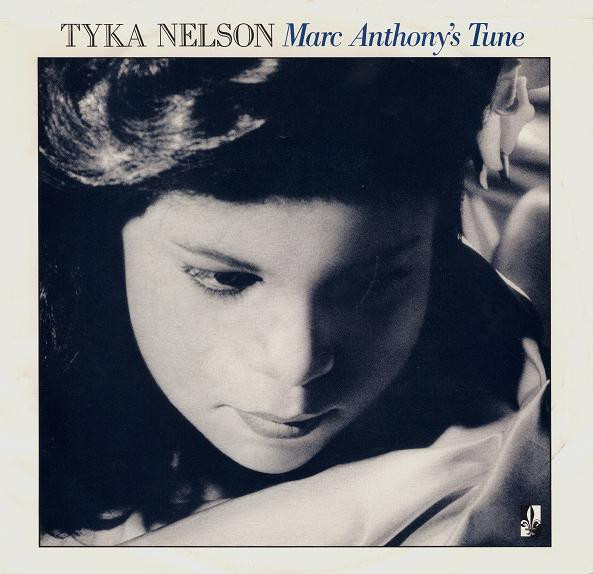 ・アーティスト Tyka Nelson ・タイトル Marc Anthony's Tune ・レーベル・型番 CHRYSALIS VS443238 ・フォーマット 7インチレコード ・コンディション(盤) 良い (VG+) ・コンディション(ジャケット) 可 (VG) ・コンディション(帯) オビなし ・特記事項 【カバー変色】【カバーに擦れ】【カバー折れ/しわ】 サンプル画像です。実際の商品の画像ではありません 商品写真はバーコード/カタログ番号に対応したサンプル画像ですので、お送りする商品の画像ではありません。帯やライナーなどの付属品は、特記事項に記載されている場合のみ含まれます。プロモやカラーレコードなどの仕様についても、該当する場合のみ特記事項に記載しています。 【ご購入前に必ずご確認ください】 ・本店サイト(www.recordcity.jp)とは価格、送料が違います ・本店サイト、その他支店のオーダーとは同梱発送できません ・注文確定後に別の注文を頂いた場合、注文同士の同梱は致しかねます。 ・別倉庫から発送しているため、店頭受け渡しは対応しておりません ・一部商品は他の通販サイトでも販売しているため、ご注文のタイミングによっては商品のご用意ができない場合がございます。 ・土日祝日はお休みです 金曜・祝前日9時以降のご連絡またはご入金は、返答または発送が週明け・祝日明けに順次対応となります。 ・ご購入後のキャンセル不可 ご購入後のキャンセルはいかなる理由においてもお受けできません。ご了承の上、ご購入くださいませ。 ・日本郵便(ゆうパック/ゆうメール)によるお届けになります。 ・中古品であることをご理解ください 当ストアでは中古商品を主に販売しております。中古品であることをご理解の上ご購入ください。また、一部商品はRecordCityオンラインストアで試聴可能です。 ・返品について お客様のご都合による返品は一切承っておりません。 表記の内容と実際の商品に相違がある場合、また針飛び等で返品・返金をご希望される場合は、商品の到着後1週間以内にご連絡ください。商品の返送をこちらで確認後、キャンセル・返金を行います。 コンディションVG以下の商品は返品できません。プレイに影響のない表面のこすれ傷、プレス起因のノイズ盤は返品の対象外です。 【コンディション表記】 ・ほぼ新品(M-)(Like New) 完全な新品。未使用。当店ではほぼ使用しません ・非常に良い(EX)(Excellent) 中古盤として美品な状態。わずかな経年を感じるものの傷みを感じさせない、当店基準で最高の状態 ・良い(VG+)(Very Good Plus) 丁寧に扱われた中古品で、軽い使用感がみられる。 ・可(VG)(Acceptable) 使い込まれた中古品で、「良い」よりもさらに使用感がみられる。 ・悪い(VG-)(Bad) 状態が悪いアイテム。使用の保障はなく、再生不可、針飛び、目立つノイズがあるかもしれない。状態によるクレーム不可。返品不可。 ・非常に悪い(G)(Very Bad) 「悪い」よりさらに状態が悪いアイテム。使用の保障はなく、再生不可、針飛び、目立つノイズがあるかもしれない。状態によるクレーム不可。返品不可。 ・ジャンク(Fair)(Junk/Fair) 割れている、反っている、水ダメージがある、カビ、ジャケットが分離している、ひどい書き込み、ひどい擦れなど最低の状態。使用の保障はなく、再生不可、針飛び、目立つノイズがあるかもしれない。状態によるクレーム不可。返品不可。 ・ジャンク(Poor)(Junk/Poor) 割れている、反っている、水ダメージがある、カビ、ジャケットが分離している、ひどい書き込み、ひどい擦れなど最低の状態。使用の保障はなく、再生不可、針飛び、目立つノイズがあるかもしれない。状態によるクレーム不可。返品不可。