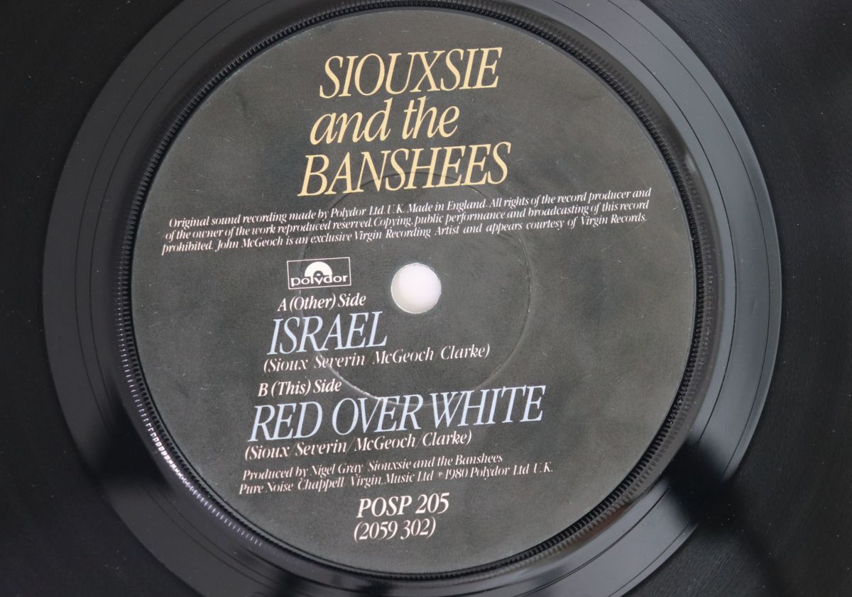 ・アーティスト Siouxsie & The Banshees ・タイトル Israel / Red Over White ・レーベル POLYDOR POSP205 ・フォーマット 7インチレコード ・コンディション(盤) 良い (VG+) ・コンディション(ジャケット) プレインカバー（元ジャケット／カバー無し） ・コンディション(帯) オビなし ・特記事項 実際に発送される商品の画像です 【ご購入前に必ずご確認ください】 ・本店サイト(www.recordcity.jp)とは価格、送料が違います ・本店サイト、その他支店のオーダーとは同梱発送できません ・別倉庫から発送しているため、店頭受け渡しは対応しておりません ・一部商品は他の通販サイトでも販売しているため、ご注文のタイミングによっては商品のご用意ができない場合がございます。 ・土日祝日はお休みです 金曜・祝前日9時以降のご連絡またはご入金は、返答または発送が週明け・祝日明けに順次対応となります。 ・ご購入後のキャンセル不可 ご購入後のキャンセルはいかなる理由においてもお受けできません。ご了承の上、ご購入くださいませ。 ・日本郵便(ゆうパック/ゆうメール)によるお届けになります。 ・中古品であることをご理解ください 当ストアではお客様よりお譲りいただいた中古商品を主に販売しております。中古品であることをご理解の上ご購入ください。また、一部商品はRecordCityオンラインストアで試聴可能です。 ・返品について お客様のご都合による返品は一切承っておりません。 表記の内容と実際の商品に相違がある場合、また針飛び等で返品・返金をご希望される場合は、商品の到着後1週間以内にご連絡ください。商品の返送をこちらで確認後、キャンセル・返金を行います。 コンディションVG以下の商品は返品できません。プレイに影響のない表面のこすれ傷、プレス起因のノイズ盤は返品の対象外です。 【コンディション表記】 ・ほぼ新品(M-)(Like New) 完全な新品。未使用。当店ではほぼ使用しません ・非常に良い(EX)(Excellent) 中古盤として美品な状態。わずかな経年を感じるものの傷みを感じさせない、当店基準で最高の状態 ・良い(VG+)(Very Good Plus) 丁寧に扱われた中古品で、軽い使用感がみられる。 ・可(VG)(Acceptable) 使い込まれた中古品で、「良い」よりもさらに使用感がみられる。 ・悪い(VG-)(Bad) 状態が悪いアイテム。使用の保障はなく、再生不可、針飛び、目立つノイズがあるかもしれない。状態によるクレーム不可。返品不可。 ・非常に悪い(G)(Very Bad) 「悪い」よりさらに状態が悪いアイテム。使用の保障はなく、再生不可、針飛び、目立つノイズがあるかもしれない。状態によるクレーム不可。返品不可。 ・ジャンク(Fair)(Junk/Fair) 割れている、反っている、水ダメージがある、カビ、ジャケットが分離している、ひどい書き込み、ひどい擦れなど最低の状態。使用の保障はなく、再生不可、針飛び、目立つノイズがあるかもしれない。状態によるクレーム不可。返品不可。 ・ジャンク(Poor)(Junk/Poor) 割れている、反っている、水ダメージがある、カビ、ジャケットが分離している、ひどい書き込み、ひどい擦れなど最低の状態。使用の保障はなく、再生不可、針飛び、目立つノイズがあるかもしれない。状態によるクレーム不可。返品不可。