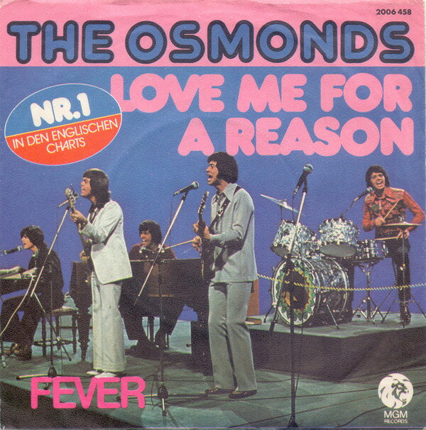 ・アーティスト Osmonds ・タイトル Love Me For A Reason ・レーベル・型番 MGM RECORDS 2006458 ・フォーマット 7インチレコード ・コンディション(盤) 良い (VG+) ・コンディション(ジャケット) プレインカバー（元ジャケット／カバー無し） ・コンディション(帯) オビなし ・特記事項 【表カバーに書き込み】 サンプル画像です。実際の商品の画像ではありません 商品写真はバーコード/カタログ番号に対応したサンプル画像ですので、お送りする商品の画像ではありません。帯やライナーなどの付属品は、特記事項に記載されている場合のみ含まれます。プロモやカラーレコードなどの仕様についても、該当する場合のみ特記事項に記載しています。 【ご購入前に必ずご確認ください】 ・本店サイト(www.recordcity.jp)とは価格、送料が違います ・本店サイト、その他支店のオーダーとは同梱発送できません ・注文確定後に別の注文を頂いた場合、注文同士の同梱は致しかねます。 ・別倉庫から発送しているため、店頭受け渡しは対応しておりません ・一部商品は他の通販サイトでも販売しているため、ご注文のタイミングによっては商品のご用意ができない場合がございます。 ・土日祝日はお休みです 金曜・祝前日9時以降のご連絡またはご入金は、返答または発送が週明け・祝日明けに順次対応となります。 ・ご購入後のキャンセル不可 ご購入後のキャンセルはいかなる理由においてもお受けできません。ご了承の上、ご購入くださいませ。 ・日本郵便(ゆうパック/ゆうメール)によるお届けになります。 ・中古品であることをご理解ください 当ストアでは中古商品を主に販売しております。中古品であることをご理解の上ご購入ください。また、一部商品はRecordCityオンラインストアで試聴可能です。 ・返品について お客様のご都合による返品は一切承っておりません。 表記の内容と実際の商品に相違がある場合、また針飛び等で返品・返金をご希望される場合は、商品の到着後1週間以内にご連絡ください。商品の返送をこちらで確認後、キャンセル・返金を行います。 コンディションVG以下の商品は返品できません。プレイに影響のない表面のこすれ傷、プレス起因のノイズ盤は返品の対象外です。 【コンディション表記】 ・ほぼ新品(M-)(Like New) 完全な新品。未使用。当店ではほぼ使用しません ・非常に良い(EX)(Excellent) 中古盤として美品な状態。わずかな経年を感じるものの傷みを感じさせない、当店基準で最高の状態 ・良い(VG+)(Very Good Plus) 丁寧に扱われた中古品で、軽い使用感がみられる。 ・可(VG)(Acceptable) 使い込まれた中古品で、「良い」よりもさらに使用感がみられる。 ・悪い(VG-)(Bad) 状態が悪いアイテム。使用の保障はなく、再生不可、針飛び、目立つノイズがあるかもしれない。状態によるクレーム不可。返品不可。 ・非常に悪い(G)(Very Bad) 「悪い」よりさらに状態が悪いアイテム。使用の保障はなく、再生不可、針飛び、目立つノイズがあるかもしれない。状態によるクレーム不可。返品不可。 ・ジャンク(Fair)(Junk/Fair) 割れている、反っている、水ダメージがある、カビ、ジャケットが分離している、ひどい書き込み、ひどい擦れなど最低の状態。使用の保障はなく、再生不可、針飛び、目立つノイズがあるかもしれない。状態によるクレーム不可。返品不可。 ・ジャンク(Poor)(Junk/Poor) 割れている、反っている、水ダメージがある、カビ、ジャケットが分離している、ひどい書き込み、ひどい擦れなど最低の状態。使用の保障はなく、再生不可、針飛び、目立つノイズがあるかもしれない。状態によるクレーム不可。返品不可。