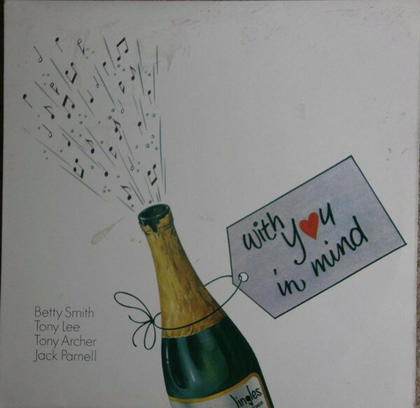 ・アーティスト Betty Smith With The Tony Lee Trio ・タイトル With You In Mind ・レーベル・型番 Jingles Records NONE ・フォーマット LPレコード ・コンディション(盤) 良い (VG+) ・コンディション(ジャケット) 良い (VG+) ・コンディション(帯) オビなし ・特記事項 サンプル画像です。実際の商品の画像ではありません 商品写真はバーコード/カタログ番号に対応したサンプル画像ですので、お送りする商品の画像ではありません。帯やライナーなどの付属品は、特記事項に記載されている場合のみ含まれます。プロモやカラーレコードなどの仕様についても、該当する場合のみ特記事項に記載しています。 【ご購入前に必ずご確認ください】 ・本店サイト(www.recordcity.jp)とは価格、送料が違います ・本店サイト、その他支店のオーダーとは同梱発送できません ・注文確定後に別の注文を頂いた場合、注文同士の同梱は致しかねます。 ・別倉庫から発送しているため、店頭受け渡しは対応しておりません ・一部商品は他の通販サイトでも販売しているため、ご注文のタイミングによっては商品のご用意ができない場合がございます。 ・土日祝日はお休みです 金曜・祝前日9時以降のご連絡またはご入金は、返答または発送が週明け・祝日明けに順次対応となります。 ・ご購入後のキャンセル不可 ご購入後のキャンセルはいかなる理由においてもお受けできません。ご了承の上、ご購入くださいませ。 ・日本郵便(ゆうパック/ゆうメール)によるお届けになります。 ・中古品であることをご理解ください 当ストアでは中古商品を主に販売しております。中古品であることをご理解の上ご購入ください。また、一部商品はRecordCityオンラインストアで試聴可能です。 ・返品について お客様のご都合による返品は一切承っておりません。 表記の内容と実際の商品に相違がある場合、また針飛び等で返品・返金をご希望される場合は、商品の到着後1週間以内にご連絡ください。商品の返送をこちらで確認後、キャンセル・返金を行います。 コンディションVG以下の商品は返品できません。プレイに影響のない表面のこすれ傷、プレス起因のノイズ盤は返品の対象外です。 【コンディション表記】 ・ほぼ新品(M-)(Like New) 完全な新品。未使用。当店ではほぼ使用しません ・非常に良い(EX)(Excellent) 中古盤として美品な状態。わずかな経年を感じるものの傷みを感じさせない、当店基準で最高の状態 ・良い(VG+)(Very Good Plus) 丁寧に扱われた中古品で、軽い使用感がみられる。 ・可(VG)(Acceptable) 使い込まれた中古品で、「良い」よりもさらに使用感がみられる。 ・悪い(VG-)(Bad) 状態が悪いアイテム。使用の保障はなく、再生不可、針飛び、目立つノイズがあるかもしれない。状態によるクレーム不可。返品不可。 ・非常に悪い(G)(Very Bad) 「悪い」よりさらに状態が悪いアイテム。使用の保障はなく、再生不可、針飛び、目立つノイズがあるかもしれない。状態によるクレーム不可。返品不可。 ・ジャンク(Fair)(Junk/Fair) 割れている、反っている、水ダメージがある、カビ、ジャケットが分離している、ひどい書き込み、ひどい擦れなど最低の状態。使用の保障はなく、再生不可、針飛び、目立つノイズがあるかもしれない。状態によるクレーム不可。返品不可。 ・ジャンク(Poor)(Junk/Poor) 割れている、反っている、水ダメージがある、カビ、ジャケットが分離している、ひどい書き込み、ひどい擦れなど最低の状態。使用の保障はなく、再生不可、針飛び、目立つノイズがあるかもしれない。状態によるクレーム不可。返品不可。