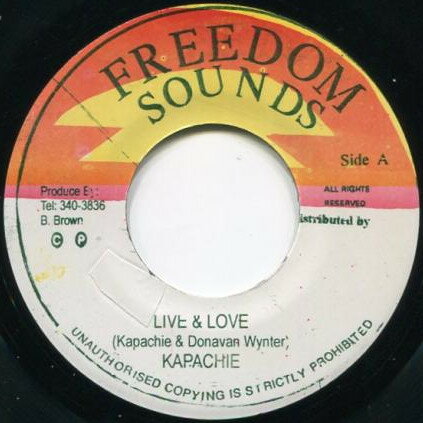 ・アーティスト Kapachie / Dollar Frost ・タイトル Live & Love / Everyday A Just War ・レーベル・型番 Freedom Sounds NONE ・フォーマット 7インチレコード ・コンディション(盤) 良い (VG+) ・コンディション(ジャケット) ・コンディション(帯) オビなし ・特記事項 【Ethiopian Kings】 サンプル画像です。実際の商品の画像ではありません 商品写真はバーコード/カタログ番号に対応したサンプル画像ですので、お送りする商品の画像ではありません。帯やライナーなどの付属品は、特記事項に記載されている場合のみ含まれます。プロモやカラーレコードなどの仕様についても、該当する場合のみ特記事項に記載しています。 【ご購入前に必ずご確認ください】 ・本店サイト(www.recordcity.jp)とは価格、送料が違います ・本店サイト、その他支店のオーダーとは同梱発送できません ・注文確定後に別の注文を頂いた場合、注文同士の同梱は致しかねます。 ・別倉庫から発送しているため、店頭受け渡しは対応しておりません ・一部商品は他の通販サイトでも販売しているため、ご注文のタイミングによっては商品のご用意ができない場合がございます。 ・土日祝日はお休みです 金曜・祝前日9時以降のご連絡またはご入金は、返答または発送が週明け・祝日明けに順次対応となります。 ・ご購入後のキャンセル不可 ご購入後のキャンセルはいかなる理由においてもお受けできません。ご了承の上、ご購入くださいませ。 ・日本郵便(ゆうパック/ゆうメール)によるお届けになります。 ・中古品であることをご理解ください 当ストアでは中古商品を主に販売しております。中古品であることをご理解の上ご購入ください。また、一部商品はRecordCityオンラインストアで試聴可能です。 ・返品について お客様のご都合による返品は一切承っておりません。 表記の内容と実際の商品に相違がある場合、また針飛び等で返品・返金をご希望される場合は、商品の到着後1週間以内にご連絡ください。商品の返送をこちらで確認後、キャンセル・返金を行います。 コンディションVG以下の商品は返品できません。プレイに影響のない表面のこすれ傷、プレス起因のノイズ盤は返品の対象外です。 【コンディション表記】 ・ほぼ新品(M-)(Like New) 完全な新品。未使用。当店ではほぼ使用しません ・非常に良い(EX)(Excellent) 中古盤として美品な状態。わずかな経年を感じるものの傷みを感じさせない、当店基準で最高の状態 ・良い(VG+)(Very Good Plus) 丁寧に扱われた中古品で、軽い使用感がみられる。 ・可(VG)(Acceptable) 使い込まれた中古品で、「良い」よりもさらに使用感がみられる。 ・悪い(VG-)(Bad) 状態が悪いアイテム。使用の保障はなく、再生不可、針飛び、目立つノイズがあるかもしれない。状態によるクレーム不可。返品不可。 ・非常に悪い(G)(Very Bad) 「悪い」よりさらに状態が悪いアイテム。使用の保障はなく、再生不可、針飛び、目立つノイズがあるかもしれない。状態によるクレーム不可。返品不可。 ・ジャンク(Fair)(Junk/Fair) 割れている、反っている、水ダメージがある、カビ、ジャケットが分離している、ひどい書き込み、ひどい擦れなど最低の状態。使用の保障はなく、再生不可、針飛び、目立つノイズがあるかもしれない。状態によるクレーム不可。返品不可。 ・ジャンク(Poor)(Junk/Poor) 割れている、反っている、水ダメージがある、カビ、ジャケットが分離している、ひどい書き込み、ひどい擦れなど最低の状態。使用の保障はなく、再生不可、針飛び、目立つノイズがあるかもしれない。状態によるクレーム不可。返品不可。