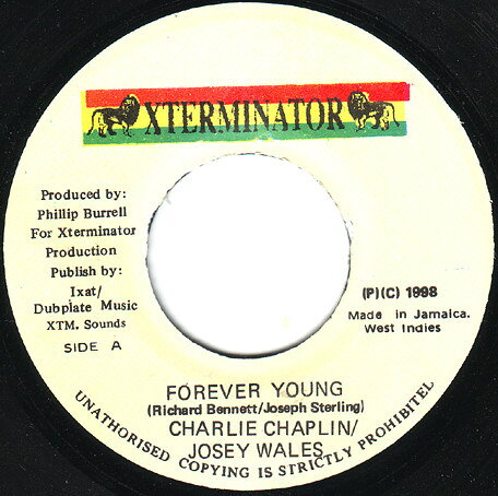 ・アーティスト Charlie Chaplin & Josey Wales ・タイトル Forever Young ・レーベル・型番 XTerminator NONE ・フォーマット 7インチレコード ・コンディション(盤) 良い (VG+) ・コンディション(ジャケット) プレインカバー（元ジャケット／カバー無し） ・コンディション(帯) オビなし ・特記事項 サンプル画像です。実際の商品の画像ではありません 商品写真はバーコード/カタログ番号に対応したサンプル画像ですので、お送りする商品の画像ではありません。帯やライナーなどの付属品は、特記事項に記載されている場合のみ含まれます。プロモやカラーレコードなどの仕様についても、該当する場合のみ特記事項に記載しています。 【ご購入前に必ずご確認ください】 ・本店サイト(www.recordcity.jp)とは価格、送料が違います ・本店サイト、その他支店のオーダーとは同梱発送できません ・注文確定後に別の注文を頂いた場合、注文同士の同梱は致しかねます。 ・別倉庫から発送しているため、店頭受け渡しは対応しておりません ・一部商品は他の通販サイトでも販売しているため、ご注文のタイミングによっては商品のご用意ができない場合がございます。 ・土日祝日はお休みです 金曜・祝前日9時以降のご連絡またはご入金は、返答または発送が週明け・祝日明けに順次対応となります。 ・ご購入後のキャンセル不可 ご購入後のキャンセルはいかなる理由においてもお受けできません。ご了承の上、ご購入くださいませ。 ・日本郵便(ゆうパック/ゆうメール)によるお届けになります。 ・中古品であることをご理解ください 当ストアでは中古商品を主に販売しております。中古品であることをご理解の上ご購入ください。また、一部商品はRecordCityオンラインストアで試聴可能です。 ・返品について お客様のご都合による返品は一切承っておりません。 表記の内容と実際の商品に相違がある場合、また針飛び等で返品・返金をご希望される場合は、商品の到着後1週間以内にご連絡ください。商品の返送をこちらで確認後、キャンセル・返金を行います。 コンディションVG以下の商品は返品できません。プレイに影響のない表面のこすれ傷、プレス起因のノイズ盤は返品の対象外です。 【コンディション表記】 ・ほぼ新品(M-)(Like New) 完全な新品。未使用。当店ではほぼ使用しません ・非常に良い(EX)(Excellent) 中古盤として美品な状態。わずかな経年を感じるものの傷みを感じさせない、当店基準で最高の状態 ・良い(VG+)(Very Good Plus) 丁寧に扱われた中古品で、軽い使用感がみられる。 ・可(VG)(Acceptable) 使い込まれた中古品で、「良い」よりもさらに使用感がみられる。 ・悪い(VG-)(Bad) 状態が悪いアイテム。使用の保障はなく、再生不可、針飛び、目立つノイズがあるかもしれない。状態によるクレーム不可。返品不可。 ・非常に悪い(G)(Very Bad) 「悪い」よりさらに状態が悪いアイテム。使用の保障はなく、再生不可、針飛び、目立つノイズがあるかもしれない。状態によるクレーム不可。返品不可。 ・ジャンク(Fair)(Junk/Fair) 割れている、反っている、水ダメージがある、カビ、ジャケットが分離している、ひどい書き込み、ひどい擦れなど最低の状態。使用の保障はなく、再生不可、針飛び、目立つノイズがあるかもしれない。状態によるクレーム不可。返品不可。 ・ジャンク(Poor)(Junk/Poor) 割れている、反っている、水ダメージがある、カビ、ジャケットが分離している、ひどい書き込み、ひどい擦れなど最低の状態。使用の保障はなく、再生不可、針飛び、目立つノイズがあるかもしれない。状態によるクレーム不可。返品不可。