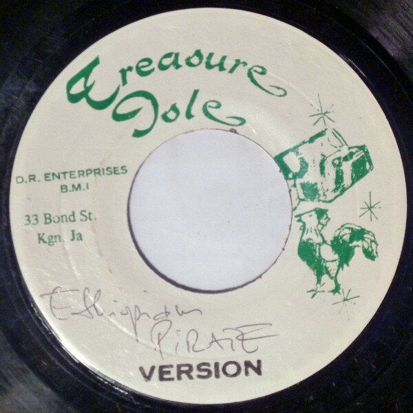 ・アーティスト The Ethiopians ・タイトル Pirate ・レーベル・型番 Treasure Isle NONE ・フォーマット 7インチレコード ・コンディション(盤) 良い (VG+) ・コンディション(ジャケット) プレインカバー（元ジャケット／カバー無し） ・コンディション(帯) オビなし ・特記事項 サンプル画像です。実際の商品の画像ではありません 商品写真はバーコード/カタログ番号に対応したサンプル画像ですので、お送りする商品の画像ではありません。帯やライナーなどの付属品は、特記事項に記載されている場合のみ含まれます。プロモやカラーレコードなどの仕様についても、該当する場合のみ特記事項に記載しています。 【ご購入前に必ずご確認ください】 ・本店サイト(www.recordcity.jp)とは価格、送料が違います ・本店サイト、その他支店のオーダーとは同梱発送できません ・注文確定後に別の注文を頂いた場合、注文同士の同梱は致しかねます。 ・別倉庫から発送しているため、店頭受け渡しは対応しておりません ・一部商品は他の通販サイトでも販売しているため、ご注文のタイミングによっては商品のご用意ができない場合がございます。 ・土日祝日はお休みです 金曜・祝前日9時以降のご連絡またはご入金は、返答または発送が週明け・祝日明けに順次対応となります。 ・ご購入後のキャンセル不可 ご購入後のキャンセルはいかなる理由においてもお受けできません。ご了承の上、ご購入くださいませ。 ・日本郵便(ゆうパック/ゆうメール)によるお届けになります。 ・中古品であることをご理解ください 当ストアでは中古商品を主に販売しております。中古品であることをご理解の上ご購入ください。また、一部商品はRecordCityオンラインストアで試聴可能です。 ・返品について お客様のご都合による返品は一切承っておりません。 表記の内容と実際の商品に相違がある場合、また針飛び等で返品・返金をご希望される場合は、商品の到着後1週間以内にご連絡ください。商品の返送をこちらで確認後、キャンセル・返金を行います。 コンディションVG以下の商品は返品できません。プレイに影響のない表面のこすれ傷、プレス起因のノイズ盤は返品の対象外です。 【コンディション表記】 ・ほぼ新品(M-)(Like New) 完全な新品。未使用。当店ではほぼ使用しません ・非常に良い(EX)(Excellent) 中古盤として美品な状態。わずかな経年を感じるものの傷みを感じさせない、当店基準で最高の状態 ・良い(VG+)(Very Good Plus) 丁寧に扱われた中古品で、軽い使用感がみられる。 ・可(VG)(Acceptable) 使い込まれた中古品で、「良い」よりもさらに使用感がみられる。 ・悪い(VG-)(Bad) 状態が悪いアイテム。使用の保障はなく、再生不可、針飛び、目立つノイズがあるかもしれない。状態によるクレーム不可。返品不可。 ・非常に悪い(G)(Very Bad) 「悪い」よりさらに状態が悪いアイテム。使用の保障はなく、再生不可、針飛び、目立つノイズがあるかもしれない。状態によるクレーム不可。返品不可。 ・ジャンク(Fair)(Junk/Fair) 割れている、反っている、水ダメージがある、カビ、ジャケットが分離している、ひどい書き込み、ひどい擦れなど最低の状態。使用の保障はなく、再生不可、針飛び、目立つノイズがあるかもしれない。状態によるクレーム不可。返品不可。 ・ジャンク(Poor)(Junk/Poor) 割れている、反っている、水ダメージがある、カビ、ジャケットが分離している、ひどい書き込み、ひどい擦れなど最低の状態。使用の保障はなく、再生不可、針飛び、目立つノイズがあるかもしれない。状態によるクレーム不可。返品不可。