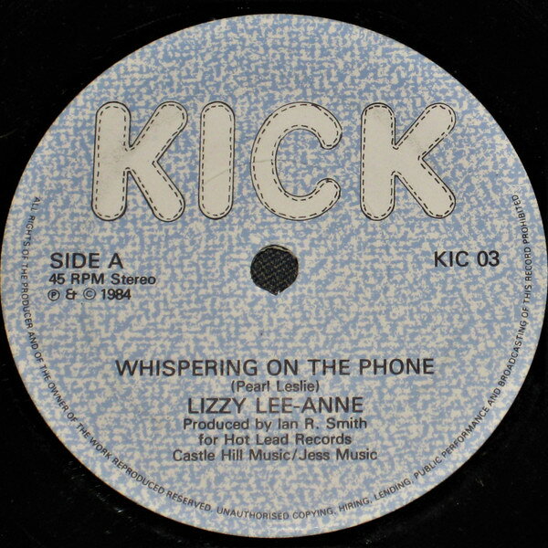 ・アーティスト Lizzy Lee-Anne ・タイトル Whispering On The Phone ・レーベル・型番 Kick KIC03 ・フォーマット 7インチレコード ・コンディション(盤) 良い (VG+) ・コンディション(ジャケット) ・コンディション(帯) オビなし ・特記事項 【盤に薄い跡】 サンプル画像です。実際の商品の画像ではありません 商品写真はバーコード/カタログ番号に対応したサンプル画像ですので、お送りする商品の画像ではありません。帯やライナーなどの付属品は、特記事項に記載されている場合のみ含まれます。プロモやカラーレコードなどの仕様についても、該当する場合のみ特記事項に記載しています。 【ご購入前に必ずご確認ください】 ・本店サイト(www.recordcity.jp)とは価格、送料が違います ・本店サイト、その他支店のオーダーとは同梱発送できません ・注文確定後に別の注文を頂いた場合、注文同士の同梱は致しかねます。 ・別倉庫から発送しているため、店頭受け渡しは対応しておりません ・一部商品は他の通販サイトでも販売しているため、ご注文のタイミングによっては商品のご用意ができない場合がございます。 ・土日祝日はお休みです 金曜・祝前日9時以降のご連絡またはご入金は、返答または発送が週明け・祝日明けに順次対応となります。 ・ご購入後のキャンセル不可 ご購入後のキャンセルはいかなる理由においてもお受けできません。ご了承の上、ご購入くださいませ。 ・日本郵便(ゆうパック/ゆうメール)によるお届けになります。 ・中古品であることをご理解ください 当ストアでは中古商品を主に販売しております。中古品であることをご理解の上ご購入ください。また、一部商品はRecordCityオンラインストアで試聴可能です。 ・返品について お客様のご都合による返品は一切承っておりません。 表記の内容と実際の商品に相違がある場合、また針飛び等で返品・返金をご希望される場合は、商品の到着後1週間以内にご連絡ください。商品の返送をこちらで確認後、キャンセル・返金を行います。 コンディションVG以下の商品は返品できません。プレイに影響のない表面のこすれ傷、プレス起因のノイズ盤は返品の対象外です。 【コンディション表記】 ・ほぼ新品(M-)(Like New) 完全な新品。未使用。当店ではほぼ使用しません ・非常に良い(EX)(Excellent) 中古盤として美品な状態。わずかな経年を感じるものの傷みを感じさせない、当店基準で最高の状態 ・良い(VG+)(Very Good Plus) 丁寧に扱われた中古品で、軽い使用感がみられる。 ・可(VG)(Acceptable) 使い込まれた中古品で、「良い」よりもさらに使用感がみられる。 ・悪い(VG-)(Bad) 状態が悪いアイテム。使用の保障はなく、再生不可、針飛び、目立つノイズがあるかもしれない。状態によるクレーム不可。返品不可。 ・非常に悪い(G)(Very Bad) 「悪い」よりさらに状態が悪いアイテム。使用の保障はなく、再生不可、針飛び、目立つノイズがあるかもしれない。状態によるクレーム不可。返品不可。 ・ジャンク(Fair)(Junk/Fair) 割れている、反っている、水ダメージがある、カビ、ジャケットが分離している、ひどい書き込み、ひどい擦れなど最低の状態。使用の保障はなく、再生不可、針飛び、目立つノイズがあるかもしれない。状態によるクレーム不可。返品不可。 ・ジャンク(Poor)(Junk/Poor) 割れている、反っている、水ダメージがある、カビ、ジャケットが分離している、ひどい書き込み、ひどい擦れなど最低の状態。使用の保障はなく、再生不可、針飛び、目立つノイズがあるかもしれない。状態によるクレーム不可。返品不可。