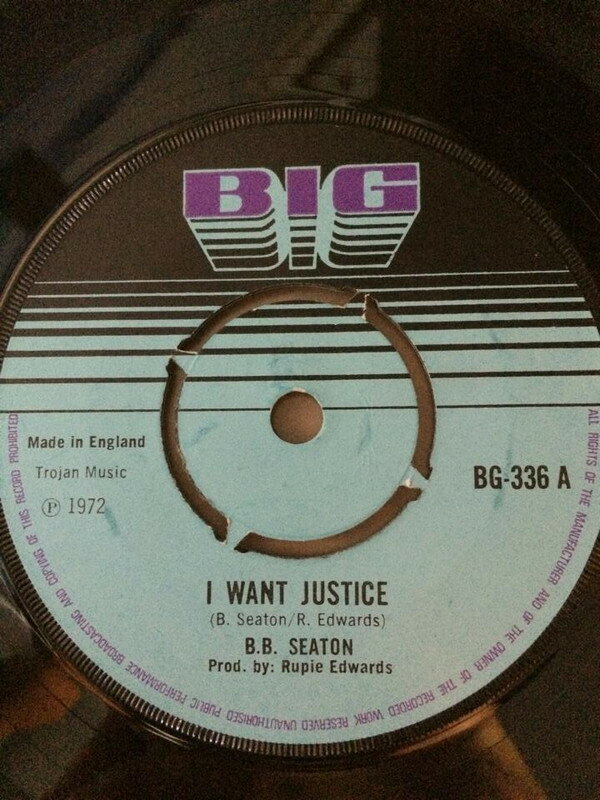 ・アーティスト B.B. Seaton / Rupie Edwards All Stars ・タイトル I Want Justice / Justice (Version) ・レーベル・型番 Big BG336 ・フォーマット 7インチレコード ・コンディション(盤) 良い (VG+) ・コンディション(ジャケット) プレインカバー（元ジャケット／カバー無し） ・コンディション(帯) オビなし ・特記事項 サンプル画像です。実際の商品の画像ではありません 商品写真はバーコード/カタログ番号に対応したサンプル画像ですので、お送りする商品の画像ではありません。帯やライナーなどの付属品は、特記事項に記載されている場合のみ含まれます。プロモやカラーレコードなどの仕様についても、該当する場合のみ特記事項に記載しています。 【ご購入前に必ずご確認ください】 ・本店サイト(www.recordcity.jp)とは価格、送料が違います ・本店サイト、その他支店のオーダーとは同梱発送できません ・注文確定後に別の注文を頂いた場合、注文同士の同梱は致しかねます。 ・別倉庫から発送しているため、店頭受け渡しは対応しておりません ・一部商品は他の通販サイトでも販売しているため、ご注文のタイミングによっては商品のご用意ができない場合がございます。 ・土日祝日はお休みです 金曜・祝前日9時以降のご連絡またはご入金は、返答または発送が週明け・祝日明けに順次対応となります。 ・ご購入後のキャンセル不可 ご購入後のキャンセルはいかなる理由においてもお受けできません。ご了承の上、ご購入くださいませ。 ・日本郵便(ゆうパック/ゆうメール)によるお届けになります。 ・中古品であることをご理解ください 当ストアでは中古商品を主に販売しております。中古品であることをご理解の上ご購入ください。また、一部商品はRecordCityオンラインストアで試聴可能です。 ・返品について お客様のご都合による返品は一切承っておりません。 表記の内容と実際の商品に相違がある場合、また針飛び等で返品・返金をご希望される場合は、商品の到着後1週間以内にご連絡ください。商品の返送をこちらで確認後、キャンセル・返金を行います。 コンディションVG以下の商品は返品できません。プレイに影響のない表面のこすれ傷、プレス起因のノイズ盤は返品の対象外です。 【コンディション表記】 ・ほぼ新品(M-)(Like New) 完全な新品。未使用。当店ではほぼ使用しません ・非常に良い(EX)(Excellent) 中古盤として美品な状態。わずかな経年を感じるものの傷みを感じさせない、当店基準で最高の状態 ・良い(VG+)(Very Good Plus) 丁寧に扱われた中古品で、軽い使用感がみられる。 ・可(VG)(Acceptable) 使い込まれた中古品で、「良い」よりもさらに使用感がみられる。 ・悪い(VG-)(Bad) 状態が悪いアイテム。使用の保障はなく、再生不可、針飛び、目立つノイズがあるかもしれない。状態によるクレーム不可。返品不可。 ・非常に悪い(G)(Very Bad) 「悪い」よりさらに状態が悪いアイテム。使用の保障はなく、再生不可、針飛び、目立つノイズがあるかもしれない。状態によるクレーム不可。返品不可。 ・ジャンク(Fair)(Junk/Fair) 割れている、反っている、水ダメージがある、カビ、ジャケットが分離している、ひどい書き込み、ひどい擦れなど最低の状態。使用の保障はなく、再生不可、針飛び、目立つノイズがあるかもしれない。状態によるクレーム不可。返品不可。 ・ジャンク(Poor)(Junk/Poor) 割れている、反っている、水ダメージがある、カビ、ジャケットが分離している、ひどい書き込み、ひどい擦れなど最低の状態。使用の保障はなく、再生不可、針飛び、目立つノイズがあるかもしれない。状態によるクレーム不可。返品不可。