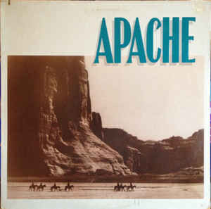 ・アーティスト Apache ・タイトル Apache ・レーベル・型番 EMERALD CITY, WARNER BROS. P11075T ・フォーマット LPレコード ・コンディション(盤) 良い (VG+) ・コンディション(ジャケット) 良い (VG+) ・コンディション(帯) 良い (VG+) ・特記事項 【プロモ盤】 【帯付き】 【ライナー付き】 【カバーに擦れ】【カバー変色】【プロモシール】 サンプル画像です。実際の商品の画像ではありません 商品写真はバーコード/カタログ番号に対応したサンプル画像ですので、お送りする商品の画像ではありません。帯やライナーなどの付属品は、特記事項に記載されている場合のみ含まれます。プロモやカラーレコードなどの仕様についても、該当する場合のみ特記事項に記載しています。 【ご購入前に必ずご確認ください】 ・本店サイト(www.recordcity.jp)とは価格、送料が違います ・本店サイト、その他支店のオーダーとは同梱発送できません ・注文確定後に別の注文を頂いた場合、注文同士の同梱は致しかねます。 ・別倉庫から発送しているため、店頭受け渡しは対応しておりません ・一部商品は他の通販サイトでも販売しているため、ご注文のタイミングによっては商品のご用意ができない場合がございます。 ・土日祝日はお休みです 金曜・祝前日9時以降のご連絡またはご入金は、返答または発送が週明け・祝日明けに順次対応となります。 ・ご購入後のキャンセル不可 ご購入後のキャンセルはいかなる理由においてもお受けできません。ご了承の上、ご購入くださいませ。 ・日本郵便(ゆうパック/ゆうメール)によるお届けになります。 ・中古品であることをご理解ください 当ストアでは中古商品を主に販売しております。中古品であることをご理解の上ご購入ください。また、一部商品はRecordCityオンラインストアで試聴可能です。 ・返品について お客様のご都合による返品は一切承っておりません。 表記の内容と実際の商品に相違がある場合、また針飛び等で返品・返金をご希望される場合は、商品の到着後1週間以内にご連絡ください。商品の返送をこちらで確認後、キャンセル・返金を行います。 コンディションVG以下の商品は返品できません。プレイに影響のない表面のこすれ傷、プレス起因のノイズ盤は返品の対象外です。 【コンディション表記】 ・ほぼ新品(M-)(Like New) 完全な新品。未使用。当店ではほぼ使用しません ・非常に良い(EX)(Excellent) 中古盤として美品な状態。わずかな経年を感じるものの傷みを感じさせない、当店基準で最高の状態 ・良い(VG+)(Very Good Plus) 丁寧に扱われた中古品で、軽い使用感がみられる。 ・可(VG)(Acceptable) 使い込まれた中古品で、「良い」よりもさらに使用感がみられる。 ・悪い(VG-)(Bad) 状態が悪いアイテム。使用の保障はなく、再生不可、針飛び、目立つノイズがあるかもしれない。状態によるクレーム不可。返品不可。 ・非常に悪い(G)(Very Bad) 「悪い」よりさらに状態が悪いアイテム。使用の保障はなく、再生不可、針飛び、目立つノイズがあるかもしれない。状態によるクレーム不可。返品不可。 ・ジャンク(Fair)(Junk/Fair) 割れている、反っている、水ダメージがある、カビ、ジャケットが分離している、ひどい書き込み、ひどい擦れなど最低の状態。使用の保障はなく、再生不可、針飛び、目立つノイズがあるかもしれない。状態によるクレーム不可。返品不可。 ・ジャンク(Poor)(Junk/Poor) 割れている、反っている、水ダメージがある、カビ、ジャケットが分離している、ひどい書き込み、ひどい擦れなど最低の状態。使用の保障はなく、再生不可、針飛び、目立つノイズがあるかもしれない。状態によるクレーム不可。返品不可。