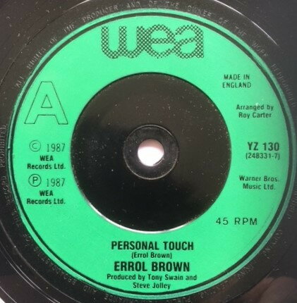 ・アーティスト Errol Brown ・タイトル Personal Touch ・レーベル・型番 WEA YZ130 ・フォーマット 7インチレコード ・コンディション(盤) 良い (VG+) ・コンディション(ジャケット) 可 (VG) ・コンディション(帯) オビなし ・特記事項 【カバーにリングウェア】【カバー変色】【カバーに擦れ】 サンプル画像です。実際の商品の画像ではありません 商品写真はバーコード/カタログ番号に対応したサンプル画像ですので、お送りする商品の画像ではありません。帯やライナーなどの付属品は、特記事項に記載されている場合のみ含まれます。プロモやカラーレコードなどの仕様についても、該当する場合のみ特記事項に記載しています。 【ご購入前に必ずご確認ください】 ・本店サイト(www.recordcity.jp)とは価格、送料が違います ・本店サイト、その他支店のオーダーとは同梱発送できません ・注文確定後に別の注文を頂いた場合、注文同士の同梱は致しかねます。 ・別倉庫から発送しているため、店頭受け渡しは対応しておりません ・一部商品は他の通販サイトでも販売しているため、ご注文のタイミングによっては商品のご用意ができない場合がございます。 ・土日祝日はお休みです 金曜・祝前日9時以降のご連絡またはご入金は、返答または発送が週明け・祝日明けに順次対応となります。 ・ご購入後のキャンセル不可 ご購入後のキャンセルはいかなる理由においてもお受けできません。ご了承の上、ご購入くださいませ。 ・日本郵便(ゆうパック/ゆうメール)によるお届けになります。 ・中古品であることをご理解ください 当ストアでは中古商品を主に販売しております。中古品であることをご理解の上ご購入ください。また、一部商品はRecordCityオンラインストアで試聴可能です。 ・返品について お客様のご都合による返品は一切承っておりません。 表記の内容と実際の商品に相違がある場合、また針飛び等で返品・返金をご希望される場合は、商品の到着後1週間以内にご連絡ください。商品の返送をこちらで確認後、キャンセル・返金を行います。 コンディションVG以下の商品は返品できません。プレイに影響のない表面のこすれ傷、プレス起因のノイズ盤は返品の対象外です。 【コンディション表記】 ・ほぼ新品(M-)(Like New) 完全な新品。未使用。当店ではほぼ使用しません ・非常に良い(EX)(Excellent) 中古盤として美品な状態。わずかな経年を感じるものの傷みを感じさせない、当店基準で最高の状態 ・良い(VG+)(Very Good Plus) 丁寧に扱われた中古品で、軽い使用感がみられる。 ・可(VG)(Acceptable) 使い込まれた中古品で、「良い」よりもさらに使用感がみられる。 ・悪い(VG-)(Bad) 状態が悪いアイテム。使用の保障はなく、再生不可、針飛び、目立つノイズがあるかもしれない。状態によるクレーム不可。返品不可。 ・非常に悪い(G)(Very Bad) 「悪い」よりさらに状態が悪いアイテム。使用の保障はなく、再生不可、針飛び、目立つノイズがあるかもしれない。状態によるクレーム不可。返品不可。 ・ジャンク(Fair)(Junk/Fair) 割れている、反っている、水ダメージがある、カビ、ジャケットが分離している、ひどい書き込み、ひどい擦れなど最低の状態。使用の保障はなく、再生不可、針飛び、目立つノイズがあるかもしれない。状態によるクレーム不可。返品不可。 ・ジャンク(Poor)(Junk/Poor) 割れている、反っている、水ダメージがある、カビ、ジャケットが分離している、ひどい書き込み、ひどい擦れなど最低の状態。使用の保障はなく、再生不可、針飛び、目立つノイズがあるかもしれない。状態によるクレーム不可。返品不可。