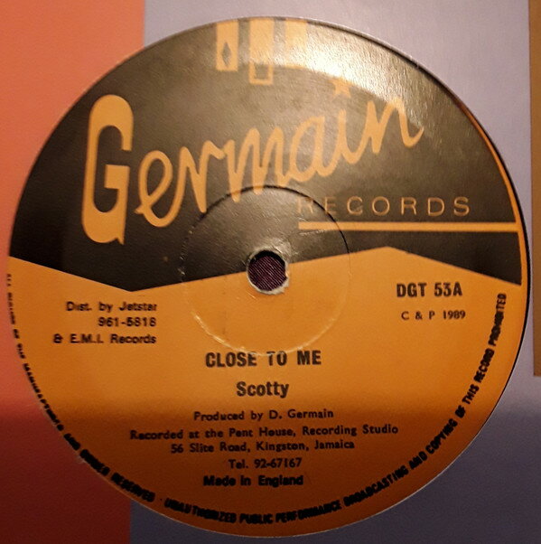 ・アーティスト Scotty ・タイトル Close To Me ・レーベル・型番 GERMAIN DGT53 ・フォーマット 12インチレコード ・コンディション(盤) 良い (VG+) ・コンディション(ジャケット) ・コンディション(帯) オビなし ・特記事項 【盤に薄い跡】【レーベルに染み】 サンプル画像です。実際の商品の画像ではありません 商品写真はバーコード/カタログ番号に対応したサンプル画像ですので、お送りする商品の画像ではありません。帯やライナーなどの付属品は、特記事項に記載されている場合のみ含まれます。プロモやカラーレコードなどの仕様についても、該当する場合のみ特記事項に記載しています。 【ご購入前に必ずご確認ください】 ・本店サイト(www.recordcity.jp)とは価格、送料が違います ・本店サイト、その他支店のオーダーとは同梱発送できません ・注文確定後に別の注文を頂いた場合、注文同士の同梱は致しかねます。 ・別倉庫から発送しているため、店頭受け渡しは対応しておりません ・一部商品は他の通販サイトでも販売しているため、ご注文のタイミングによっては商品のご用意ができない場合がございます。 ・土日祝日はお休みです 金曜・祝前日9時以降のご連絡またはご入金は、返答または発送が週明け・祝日明けに順次対応となります。 ・ご購入後のキャンセル不可 ご購入後のキャンセルはいかなる理由においてもお受けできません。ご了承の上、ご購入くださいませ。 ・日本郵便(ゆうパック/ゆうメール)によるお届けになります。 ・中古品であることをご理解ください 当ストアでは中古商品を主に販売しております。中古品であることをご理解の上ご購入ください。また、一部商品はRecordCityオンラインストアで試聴可能です。 ・返品について お客様のご都合による返品は一切承っておりません。 表記の内容と実際の商品に相違がある場合、また針飛び等で返品・返金をご希望される場合は、商品の到着後1週間以内にご連絡ください。商品の返送をこちらで確認後、キャンセル・返金を行います。 コンディションVG以下の商品は返品できません。プレイに影響のない表面のこすれ傷、プレス起因のノイズ盤は返品の対象外です。 【コンディション表記】 ・ほぼ新品(M-)(Like New) 完全な新品。未使用。当店ではほぼ使用しません ・非常に良い(EX)(Excellent) 中古盤として美品な状態。わずかな経年を感じるものの傷みを感じさせない、当店基準で最高の状態 ・良い(VG+)(Very Good Plus) 丁寧に扱われた中古品で、軽い使用感がみられる。 ・可(VG)(Acceptable) 使い込まれた中古品で、「良い」よりもさらに使用感がみられる。 ・悪い(VG-)(Bad) 状態が悪いアイテム。使用の保障はなく、再生不可、針飛び、目立つノイズがあるかもしれない。状態によるクレーム不可。返品不可。 ・非常に悪い(G)(Very Bad) 「悪い」よりさらに状態が悪いアイテム。使用の保障はなく、再生不可、針飛び、目立つノイズがあるかもしれない。状態によるクレーム不可。返品不可。 ・ジャンク(Fair)(Junk/Fair) 割れている、反っている、水ダメージがある、カビ、ジャケットが分離している、ひどい書き込み、ひどい擦れなど最低の状態。使用の保障はなく、再生不可、針飛び、目立つノイズがあるかもしれない。状態によるクレーム不可。返品不可。 ・ジャンク(Poor)(Junk/Poor) 割れている、反っている、水ダメージがある、カビ、ジャケットが分離している、ひどい書き込み、ひどい擦れなど最低の状態。使用の保障はなく、再生不可、針飛び、目立つノイズがあるかもしれない。状態によるクレーム不可。返品不可。
