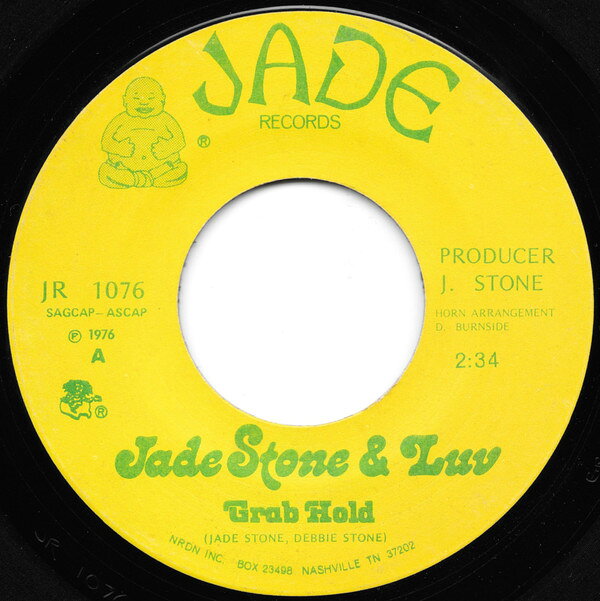 ・アーティスト Jade Stone & Luv ・タイトル Grab Hold / Sing A Little Love Song ・レーベル・型番 Jade Records (5) JR1076 ・フォーマット 7インチレコード ・コンディション(盤) 良い (VG+) ・コンディション(ジャケット) プレインカバー（元ジャケット／カバー無し） ・コンディション(帯) オビなし ・特記事項 【Company Sleeve】 サンプル画像です。実際の商品の画像ではありません 商品写真はバーコード/カタログ番号に対応したサンプル画像ですので、お送りする商品の画像ではありません。帯やライナーなどの付属品は、特記事項に記載されている場合のみ含まれます。プロモやカラーレコードなどの仕様についても、該当する場合のみ特記事項に記載しています。 【ご購入前に必ずご確認ください】 ・本店サイト(www.recordcity.jp)とは価格、送料が違います ・本店サイト、その他支店のオーダーとは同梱発送できません ・注文確定後に別の注文を頂いた場合、注文同士の同梱は致しかねます。 ・別倉庫から発送しているため、店頭受け渡しは対応しておりません ・一部商品は他の通販サイトでも販売しているため、ご注文のタイミングによっては商品のご用意ができない場合がございます。 ・土日祝日はお休みです 金曜・祝前日9時以降のご連絡またはご入金は、返答または発送が週明け・祝日明けに順次対応となります。 ・ご購入後のキャンセル不可 ご購入後のキャンセルはいかなる理由においてもお受けできません。ご了承の上、ご購入くださいませ。 ・日本郵便(ゆうパック/ゆうメール)によるお届けになります。 ・中古品であることをご理解ください 当ストアでは中古商品を主に販売しております。中古品であることをご理解の上ご購入ください。また、一部商品はRecordCityオンラインストアで試聴可能です。 ・返品について お客様のご都合による返品は一切承っておりません。 表記の内容と実際の商品に相違がある場合、また針飛び等で返品・返金をご希望される場合は、商品の到着後1週間以内にご連絡ください。商品の返送をこちらで確認後、キャンセル・返金を行います。 コンディションVG以下の商品は返品できません。プレイに影響のない表面のこすれ傷、プレス起因のノイズ盤は返品の対象外です。 【コンディション表記】 ・ほぼ新品(M-)(Like New) 完全な新品。未使用。当店ではほぼ使用しません ・非常に良い(EX)(Excellent) 中古盤として美品な状態。わずかな経年を感じるものの傷みを感じさせない、当店基準で最高の状態 ・良い(VG+)(Very Good Plus) 丁寧に扱われた中古品で、軽い使用感がみられる。 ・可(VG)(Acceptable) 使い込まれた中古品で、「良い」よりもさらに使用感がみられる。 ・悪い(VG-)(Bad) 状態が悪いアイテム。使用の保障はなく、再生不可、針飛び、目立つノイズがあるかもしれない。状態によるクレーム不可。返品不可。 ・非常に悪い(G)(Very Bad) 「悪い」よりさらに状態が悪いアイテム。使用の保障はなく、再生不可、針飛び、目立つノイズがあるかもしれない。状態によるクレーム不可。返品不可。 ・ジャンク(Fair)(Junk/Fair) 割れている、反っている、水ダメージがある、カビ、ジャケットが分離している、ひどい書き込み、ひどい擦れなど最低の状態。使用の保障はなく、再生不可、針飛び、目立つノイズがあるかもしれない。状態によるクレーム不可。返品不可。 ・ジャンク(Poor)(Junk/Poor) 割れている、反っている、水ダメージがある、カビ、ジャケットが分離している、ひどい書き込み、ひどい擦れなど最低の状態。使用の保障はなく、再生不可、針飛び、目立つノイズがあるかもしれない。状態によるクレーム不可。返品不可。