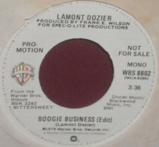 ・アーティスト Lamont Dozier ・タイトル Boogie Business (Edit) ・レーベル Warner Bros. Records WBS8802 ・フォーマット 7インチレコード ・コンディション(盤) 良い (VG+) ・コンディション(ジャケット) プレインカバー（元ジャケット／カバー無し） ・コンディション(帯) オビなし ・特記事項 サンプル画像です。実際の商品の画像ではありません 商品写真はバーコード/カタログ番号に対応したサンプル画像ですので、お送りする商品の画像ではありません。帯やライナーなどの付属品は、特記事項に記載されている場合のみ含まれます。プロモやカラーレコードなどの仕様についても、該当する場合のみ特記事項に記載しています。 【ご購入前に必ずご確認ください】 ・本店サイト(www.recordcity.jp)とは価格、送料が違います ・本店サイト、その他支店のオーダーとは同梱発送できません ・別倉庫から発送しているため、店頭受け渡しは対応しておりません ・一部商品は他の通販サイトでも販売しているため、ご注文のタイミングによっては商品のご用意ができない場合がございます。 ・土日祝日はお休みです 金曜・祝前日9時以降のご連絡またはご入金は、返答または発送が週明け・祝日明けに順次対応となります。 ・ご購入後のキャンセル不可 ご購入後のキャンセルはいかなる理由においてもお受けできません。ご了承の上、ご購入くださいませ。 ・日本郵便(ゆうパック/ゆうメール)によるお届けになります。 ・中古品であることをご理解ください 当ストアではお客様よりお譲りいただいた中古商品を主に販売しております。中古品であることをご理解の上ご購入ください。また、一部商品はRecordCityオンラインストアで試聴可能です。 ・返品について お客様のご都合による返品は一切承っておりません。 表記の内容と実際の商品に相違がある場合、また針飛び等で返品・返金をご希望される場合は、商品の到着後1週間以内にご連絡ください。商品の返送をこちらで確認後、キャンセル・返金を行います。 コンディションVG以下の商品は返品できません。プレイに影響のない表面のこすれ傷、プレス起因のノイズ盤は返品の対象外です。 【コンディション表記】 ・ほぼ新品(M-)(Like New) 完全な新品。未使用。当店ではほぼ使用しません ・非常に良い(EX)(Excellent) 中古盤として美品な状態。わずかな経年を感じるものの傷みを感じさせない、当店基準で最高の状態 ・良い(VG+)(Very Good Plus) 丁寧に扱われた中古品で、軽い使用感がみられる。 ・可(VG)(Acceptable) 使い込まれた中古品で、「良い」よりもさらに使用感がみられる。 ・悪い(VG-)(Bad) 状態が悪いアイテム。使用の保障はなく、再生不可、針飛び、目立つノイズがあるかもしれない。状態によるクレーム不可。返品不可。 ・非常に悪い(G)(Very Bad) 「悪い」よりさらに状態が悪いアイテム。使用の保障はなく、再生不可、針飛び、目立つノイズがあるかもしれない。状態によるクレーム不可。返品不可。 ・ジャンク(Fair)(Junk/Fair) 割れている、反っている、水ダメージがある、カビ、ジャケットが分離している、ひどい書き込み、ひどい擦れなど最低の状態。使用の保障はなく、再生不可、針飛び、目立つノイズがあるかもしれない。状態によるクレーム不可。返品不可。 ・ジャンク(Poor)(Junk/Poor) 割れている、反っている、水ダメージがある、カビ、ジャケットが分離している、ひどい書き込み、ひどい擦れなど最低の状態。使用の保障はなく、再生不可、針飛び、目立つノイズがあるかもしれない。状態によるクレーム不可。返品不可。