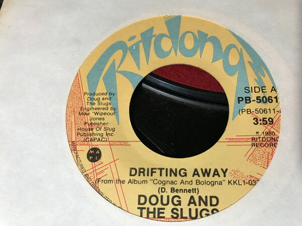 ・アーティスト Doug And The Slugs ・タイトル Drifting Away ・レーベル・型番 Ritdong PB50611 ・フォーマット 7インチレコード ・コンディション(盤) 良い (VG+) ・コンディション(ジャケット) プレインカバー（元ジャケット／カバー無し） ・コンディション(帯) オビなし ・特記事項 【company sleeve】 サンプル画像です。実際の商品の画像ではありません 商品写真はバーコード/カタログ番号に対応したサンプル画像ですので、お送りする商品の画像ではありません。帯やライナーなどの付属品は、特記事項に記載されている場合のみ含まれます。プロモやカラーレコードなどの仕様についても、該当する場合のみ特記事項に記載しています。 【ご購入前に必ずご確認ください】 ・本店サイト(www.recordcity.jp)とは価格、送料が違います ・本店サイト、その他支店のオーダーとは同梱発送できません ・注文確定後に別の注文を頂いた場合、注文同士の同梱は致しかねます。 ・別倉庫から発送しているため、店頭受け渡しは対応しておりません ・一部商品は他の通販サイトでも販売しているため、ご注文のタイミングによっては商品のご用意ができない場合がございます。 ・土日祝日はお休みです 金曜・祝前日9時以降のご連絡またはご入金は、返答または発送が週明け・祝日明けに順次対応となります。 ・ご購入後のキャンセル不可 ご購入後のキャンセルはいかなる理由においてもお受けできません。ご了承の上、ご購入くださいませ。 ・日本郵便(ゆうパック/ゆうメール)によるお届けになります。 ・中古品であることをご理解ください 当ストアでは中古商品を主に販売しております。中古品であることをご理解の上ご購入ください。また、一部商品はRecordCityオンラインストアで試聴可能です。 ・返品について お客様のご都合による返品は一切承っておりません。 表記の内容と実際の商品に相違がある場合、また針飛び等で返品・返金をご希望される場合は、商品の到着後1週間以内にご連絡ください。商品の返送をこちらで確認後、キャンセル・返金を行います。 コンディションVG以下の商品は返品できません。プレイに影響のない表面のこすれ傷、プレス起因のノイズ盤は返品の対象外です。 【コンディション表記】 ・ほぼ新品(M-)(Like New) 完全な新品。未使用。当店ではほぼ使用しません ・非常に良い(EX)(Excellent) 中古盤として美品な状態。わずかな経年を感じるものの傷みを感じさせない、当店基準で最高の状態 ・良い(VG+)(Very Good Plus) 丁寧に扱われた中古品で、軽い使用感がみられる。 ・可(VG)(Acceptable) 使い込まれた中古品で、「良い」よりもさらに使用感がみられる。 ・悪い(VG-)(Bad) 状態が悪いアイテム。使用の保障はなく、再生不可、針飛び、目立つノイズがあるかもしれない。状態によるクレーム不可。返品不可。 ・非常に悪い(G)(Very Bad) 「悪い」よりさらに状態が悪いアイテム。使用の保障はなく、再生不可、針飛び、目立つノイズがあるかもしれない。状態によるクレーム不可。返品不可。 ・ジャンク(Fair)(Junk/Fair) 割れている、反っている、水ダメージがある、カビ、ジャケットが分離している、ひどい書き込み、ひどい擦れなど最低の状態。使用の保障はなく、再生不可、針飛び、目立つノイズがあるかもしれない。状態によるクレーム不可。返品不可。 ・ジャンク(Poor)(Junk/Poor) 割れている、反っている、水ダメージがある、カビ、ジャケットが分離している、ひどい書き込み、ひどい擦れなど最低の状態。使用の保障はなく、再生不可、針飛び、目立つノイズがあるかもしれない。状態によるクレーム不可。返品不可。